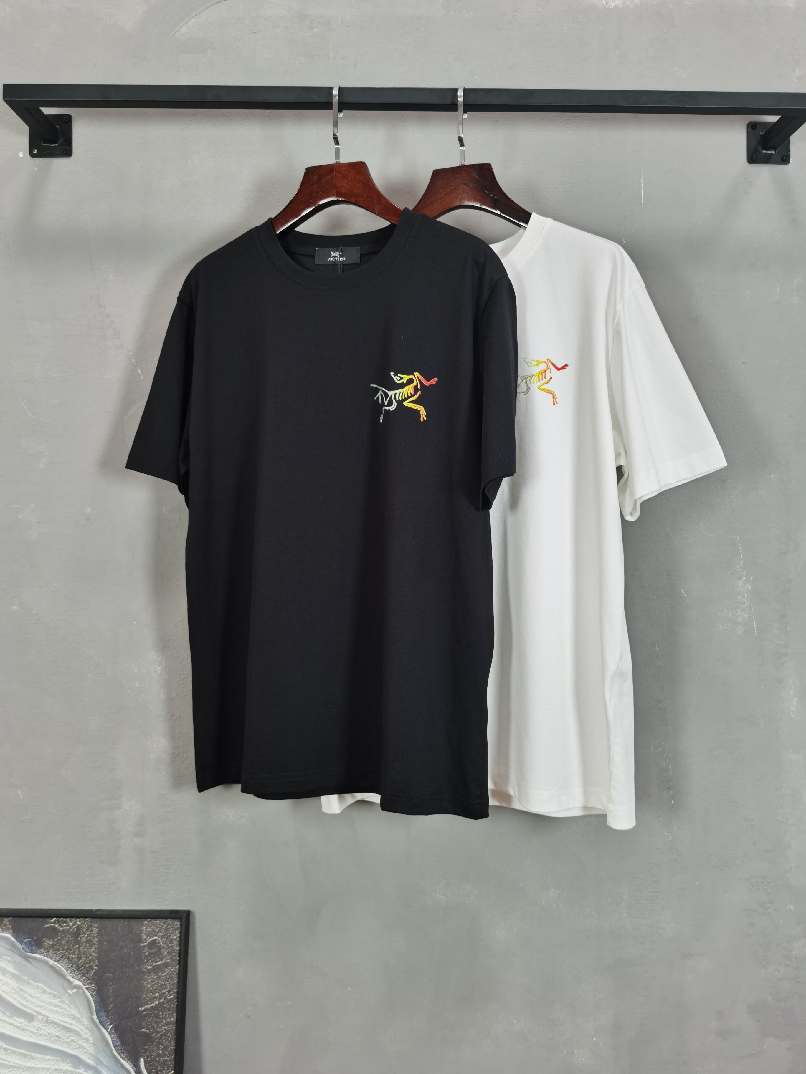 NO:746497,ARCTERYX 2026 new printed round neck short-sleeved T-shirt is available for pre-sale!  On sale on overseas official website!  Made of pure cotton double yarn fabric, it feels soft and delicate, the color and gloss are super positive, and the upper body is comfortable and breathable!  Customized threads on the neckline, precision double-needle patchwork, through-shoulder zipper chain bottom, durable and non-deformable, with first-class texture!  This classic round-neck T-shirt is decorated with a highly recognizable logo print on the chest. The three-dimensional and fine detail processing injects a casual charm into the whole, casual and natural, and highly recognizable!  Produced by a large factory, with fine workmanship and complete three standards!  Classic round neck basic model, the version is quite wide and full!  The upper body is fashionable, relaxed and stylish, and the atmosphere is instantly filled!  Same style for men and women!  Size S-2XL Color black white,arc'teryx,T-shirt,tees,t-shirt,19860909ARCTERYX 始祖鸟 2026新款印花圆领短袖T恤预售出货！ 海外官网在售！ 采用纯棉双纱面料,手感柔软细腻,颜色光泽度都超正,上身舒适透气！领口定织螺纹,精密双针拼缝,通肩拉锁链底耐穿不变形,质感一流！ 这款经典的圆领 T 恤胸前饰有高辨识度的logo印花,立体精细的细节处理,为整体注入一分闲适韵味,休闲自然,超高辨识度！ 大厂出品,做工精细,三标齐全！ 经典圆领基础款,版型挺阔饱满！ 上身时髦 轻松有格调 氛围感一下子拉满！ 男女同款！ 码数S-2XL 颜色黑色 白色,arc'teryx,T-shirt,tees，t-shirt,,Men's clothing