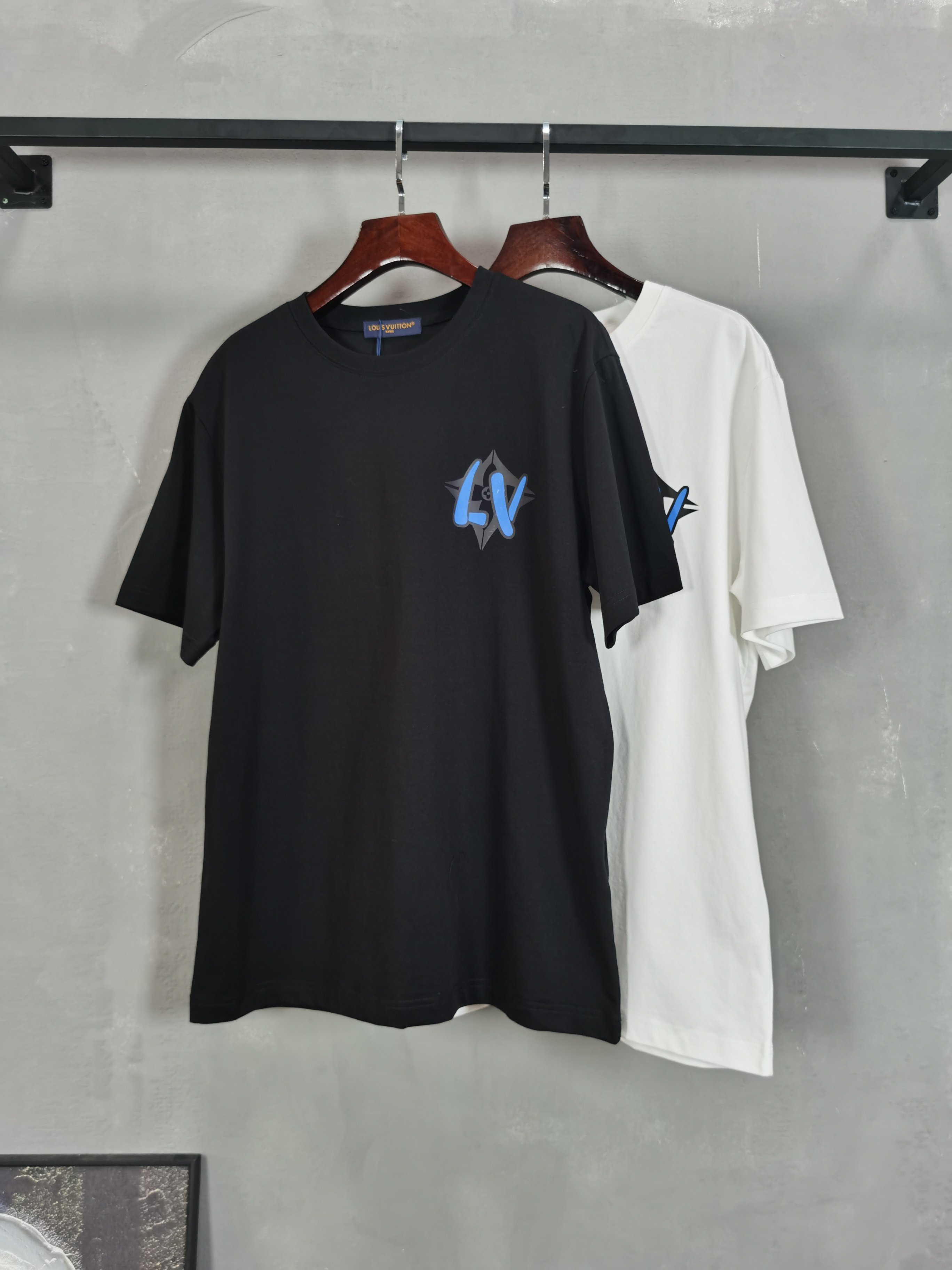 NO:746500,LV Louis Vuitton's 2026 new printed round neck short-sleeved T-shirt is available for pre-sale!  On sale on overseas official website!  Made of pure cotton double yarn fabric, it feels soft and delicate, the color and gloss are super positive, and the upper body is comfortable and breathable!  Customized threads on the neckline, precision double-needle patchwork, through-shoulder zipper chain bottom, durable and non-deformable, with first-class texture!  This classic round-neck T-shirt is decorated with a highly recognizable logo print on the chest. The three-dimensional and fine detail processing injects a casual charm into the whole, casual and natural, and highly recognizable!  Produced by a large factory, with fine workmanship and complete three standards!  Classic round neck basic model, the version is quite wide and full!  The upper body is fashionable, relaxed and stylish, and the atmosphere is instantly filled!  Same style for men and women!  Size S-2XL Color black white,,louis vuitton,louis vuitton,T-shirt,tees,t-shirt,19860909LV 路易威登 2026新款印花圆领短袖T恤预售出货！ 海外官网在售！ 采用纯棉双纱面料,手感柔软细腻,颜色光泽度都超正,上身舒适透气！领口定织螺纹,精密双针拼缝,通肩拉锁链底耐穿不变形,质感一流！ 这款经典的圆领 T 恤胸前饰有高辨识度的logo印花,立体精细的细节处理,为整体注入一分闲适韵味,休闲自然,超高辨识度！ 大厂出品,做工精细,三标齐全！ 经典圆领基础款,版型挺阔饱满！ 上身时髦 轻松有格调 氛围感一下子拉满！ 男女同款！ 码数S-2XL 颜色黑色 白色,,louis vuitton,louis vuitton,T-shirt,tees，t-shirt,,Men's clothing