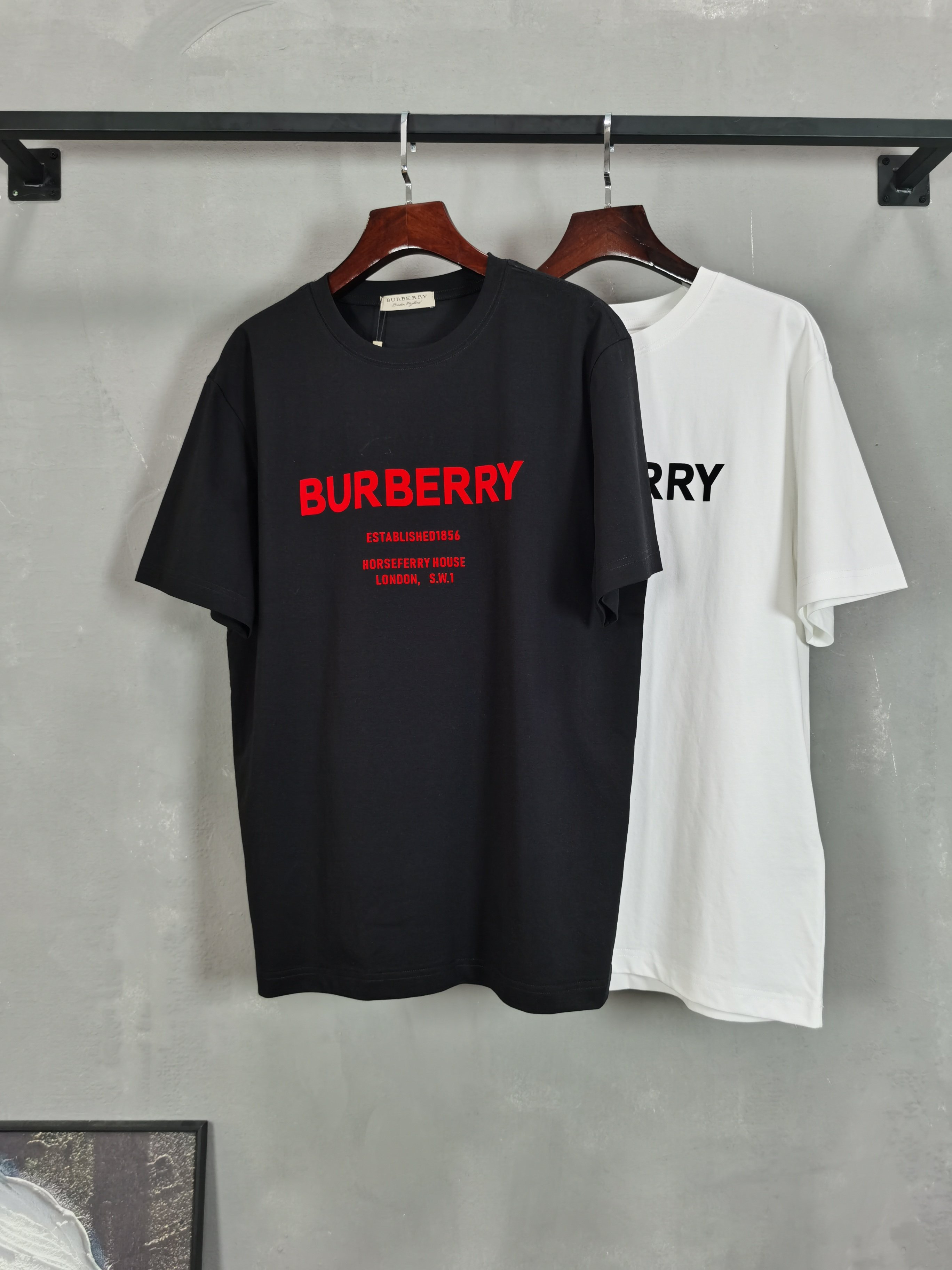 NO:746503,BURBERRY 2026 new printed round neck short-sleeved T-shirt is on sale for pre-sale!  On sale on overseas official website!  Made of pure cotton double yarn fabric, it feels soft and delicate, the color and gloss are super positive, and the upper body is comfortable and breathable!  Customized threads on the neckline, precision double-needle patchwork, through-shoulder zipper chain bottom, durable and non-deformable, with first-class texture!  This classic round-neck T-shirt is decorated with a highly recognizable logo print on the chest. The three-dimensional and fine detail processing injects a casual charm into the whole, casual and natural, and highly recognizable!  Produced by a large factory, with fine workmanship and complete three standards!  Classic round neck basic model, the version is quite wide and full!  The upper body is fashionable, relaxed and stylish, and the atmosphere is instantly filled!  Same style for men and women!  Size S-2XL Color black white,,burberry,burberry,T-shirt,tees,t-shirt,19860909BURBERRY巴宝莉 2026新款印花圆领短袖T恤预售出货！ 海外官网在售！ 采用纯棉双纱面料,手感柔软细腻,颜色光泽度都超正,上身舒适透气！领口定织螺纹,精密双针拼缝,通肩拉锁链底耐穿不变形,质感一流！ 这款经典的圆领 T 恤胸前饰有高辨识度的logo印花,立体精细的细节处理,为整体注入一分闲适韵味,休闲自然,超高辨识度！ 大厂出品,做工精细,三标齐全！ 经典圆领基础款,版型挺阔饱满！ 上身时髦 轻松有格调 氛围感一下子拉满！ 男女同款！ 码数S-2XL 颜色黑色 白色,,burberry,burberry,T-shirt,tees，t-shirt,,Men's clothing