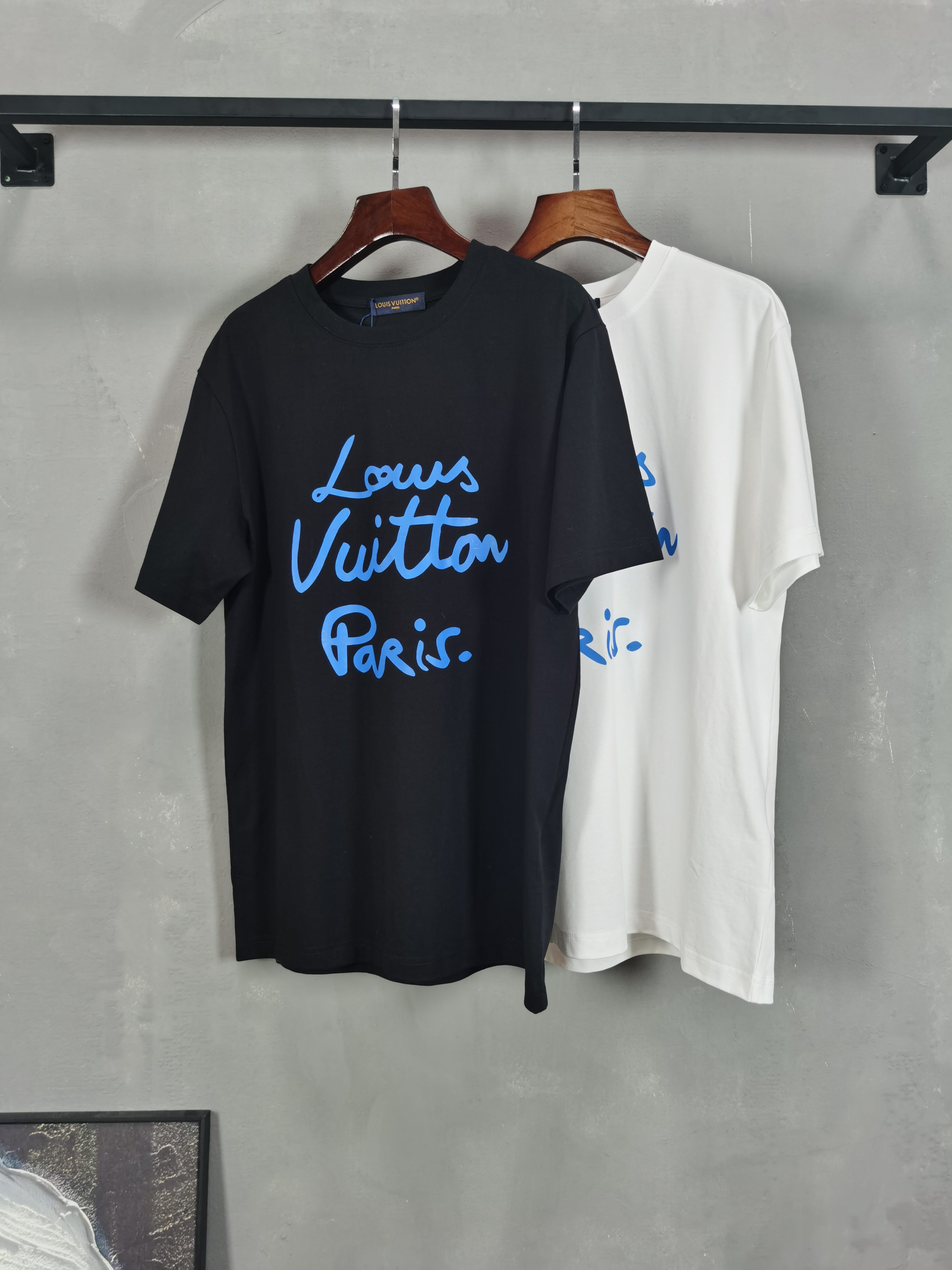 NO:746505,LV Louis Vuitton's 2026 new printed round neck short-sleeved T-shirt is available for pre-sale!  On sale on overseas official website!  Made of pure cotton double yarn fabric, it feels soft and delicate, the color and gloss are super positive, and the upper body is comfortable and breathable!  Customized threads on the neckline, precision double-needle patchwork, through-shoulder zipper chain bottom, durable and non-deformable, with first-class texture!  This classic round-neck T-shirt is decorated with a highly recognizable logo print on the chest. The three-dimensional and fine detail processing injects a casual charm into the whole, casual and natural, and highly recognizable!  Produced by a large factory, with fine workmanship and complete three standards!  Classic round neck basic model, the version is quite wide and full!  The upper body is fashionable, relaxed and stylish, and the atmosphere is instantly filled!  Same style for men and women!  Size S-2XL Color black white,,louis vuitton,louis vuitton,T-shirt,tees,t-shirt,19860909LV 路易威登 2026新款印花圆领短袖T恤预售出货！ 海外官网在售！ 采用纯棉双纱面料,手感柔软细腻,颜色光泽度都超正,上身舒适透气！领口定织螺纹,精密双针拼缝,通肩拉锁链底耐穿不变形,质感一流！ 这款经典的圆领 T 恤胸前饰有高辨识度的logo印花,立体精细的细节处理,为整体注入一分闲适韵味,休闲自然,超高辨识度！ 大厂出品,做工精细,三标齐全！ 经典圆领基础款,版型挺阔饱满！ 上身时髦 轻松有格调 氛围感一下子拉满！ 男女同款！ 码数S-2XL 颜色黑色 白色,,louis vuitton,louis vuitton,T-shirt,tees，t-shirt,,Men's clothing