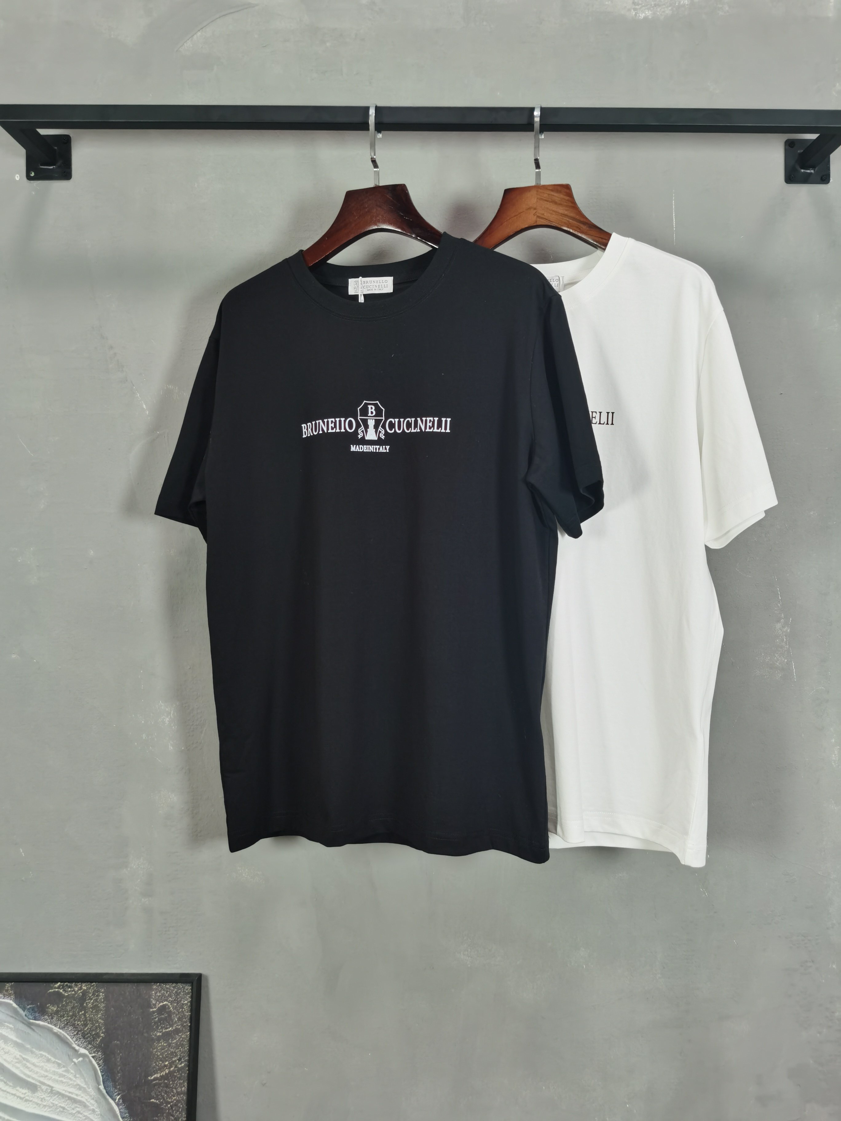 NO:746508,BC 2026 new printed round neck short-sleeved T-shirts are available for pre-sale!  On sale on overseas official website!  Made of pure cotton double yarn fabric, it feels soft and delicate, the color and gloss are super positive, and the upper body is comfortable and breathable!  Customized threads on the neckline, precision double-needle patchwork, through-shoulder zipper chain bottom, durable and non-deformable, with first-class texture!  This classic round-neck T-shirt is decorated with a highly recognizable logo print on the chest. The three-dimensional and fine detail processing injects a casual charm into the whole, casual and natural, and highly recognizable!  Produced by a large factory, with fine workmanship and complete three standards!  Classic round neck basic model, the version is quite wide and full!  The upper body is fashionable, relaxed and stylish, and the atmosphere is instantly filled!  Same style for men and women!  Size S-2XL Color black white, T-shirt, tees, t-shirt,19860909BC 2026新款印花圆领短袖T恤预售出货！ 海外官网在售！ 采用纯棉双纱面料,手感柔软细腻,颜色光泽度都超正,上身舒适透气！领口定织螺纹,精密双针拼缝,通肩拉锁链底耐穿不变形,质感一流！ 这款经典的圆领 T 恤胸前饰有高辨识度的logo印花,立体精细的细节处理,为整体注入一分闲适韵味,休闲自然,超高辨识度！ 大厂出品,做工精细,三标齐全！ 经典圆领基础款,版型挺阔饱满！ 上身时髦 轻松有格调 氛围感一下子拉满！ 男女同款！ 码数S-2XL 颜色黑色 白色,,T-shirt,tees，t-shirt,,Men's clothing