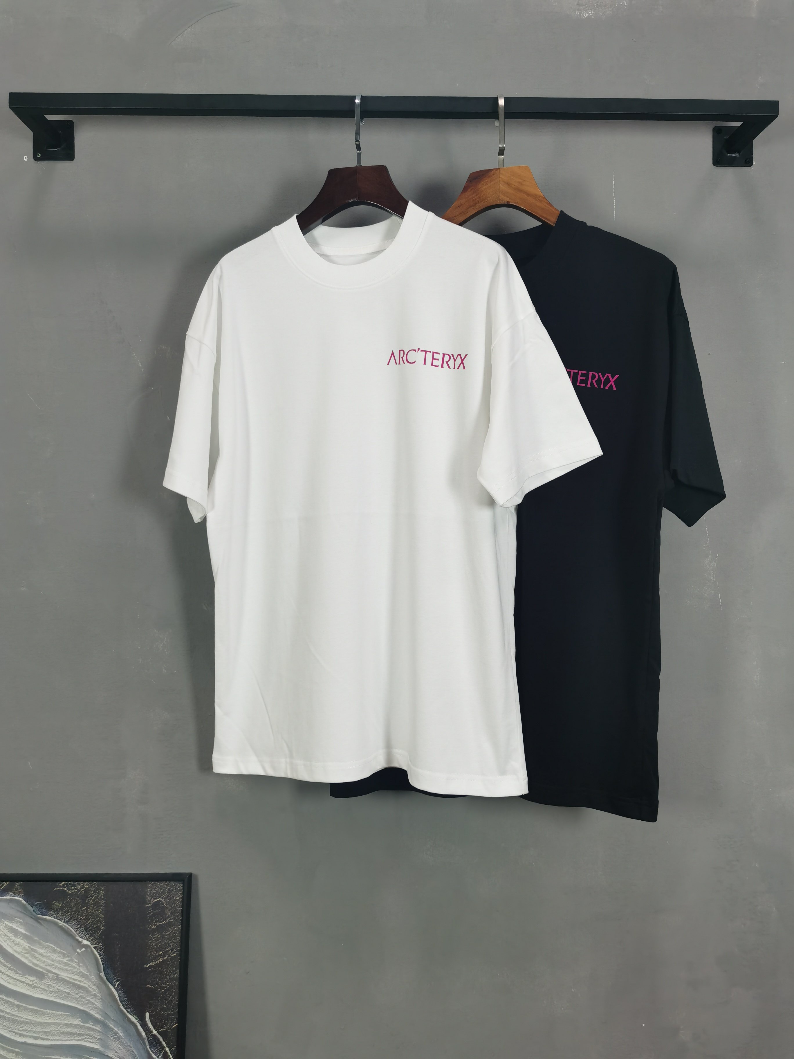 NO:746511,2026 new short-sleeved preview is available!   ARCTERYX round neck short-sleeved T-shirt high-end version!  Custom-made fabrics at the counter are highly breathable and comfortable, with impeccable details and brand element design concepts, reflecting high quality. It feels delicate and soft!  It presents a casual cut and the upper body shape is awesome!  Size M-3XL,,T-shirt,tees,t-shirt,198609092026新款短袖预告上新！  ARCTERYX 圆领 短袖 T恤 高端版本！专柜定制面料 透气舒适度高,细节无可挑剔,品牌元素设计理念,体现高品质.手感细腻柔软！呈现休闲裁剪,上身版型超赞！ 码数M-3XL,,T-shirt,tees，t-shirt,,Men's clothing