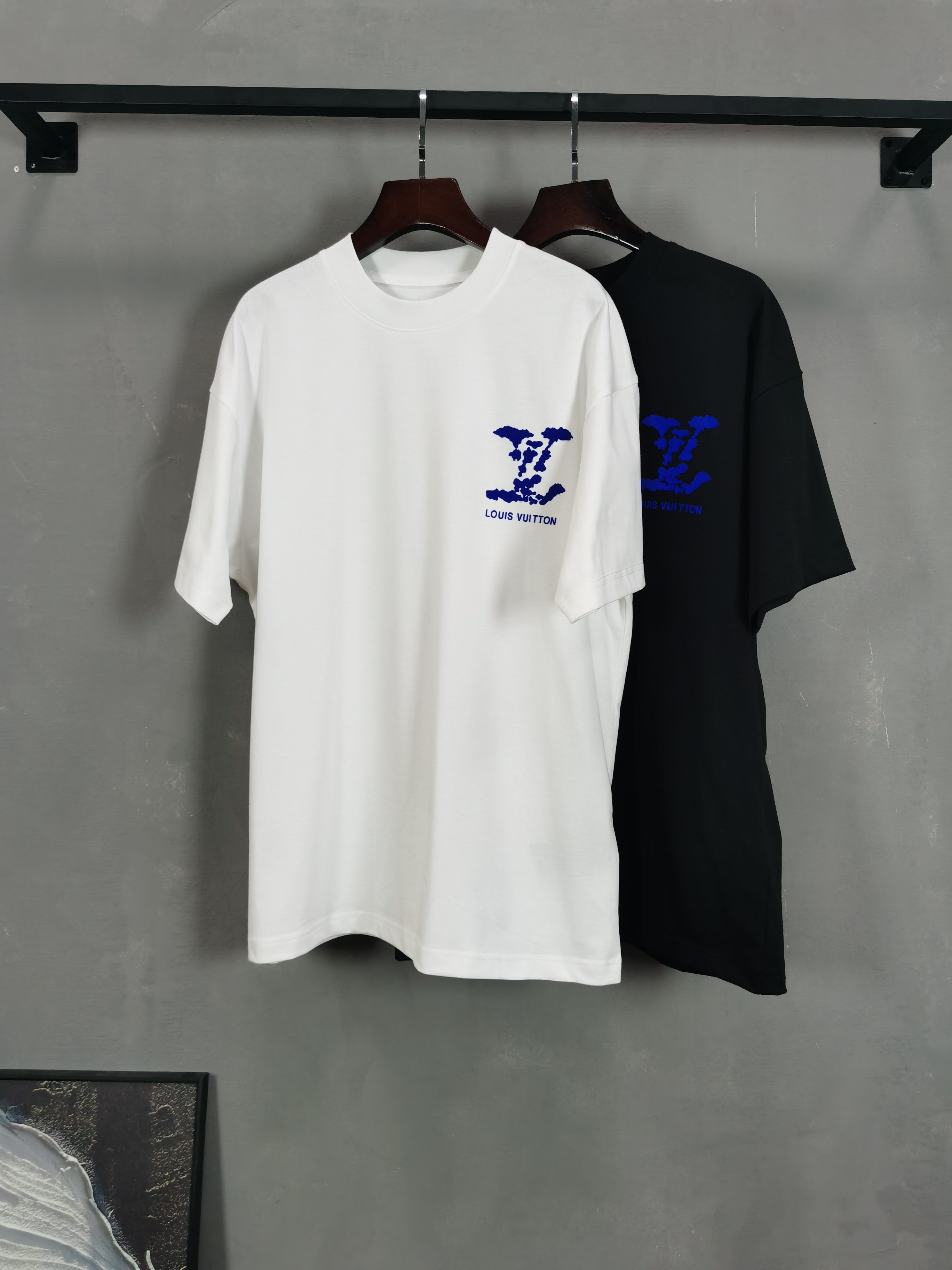 NO:746514,2026 new short-sleeved preview is available!   LV Louis Vuitton round neck short-sleeved T-shirt high-end version!  Custom-made fabrics at the counter are highly breathable and comfortable, with impeccable details and brand element design concepts, reflecting high quality. It feels delicate and soft!  It presents a casual cut and the upper body shape is awesome!  Size M-3XL,,louis vuitton,louis vuitton,T-shirt,tees,t-shirt,198609092026新款短袖预告上新！  LV 路易威登 圆领 短袖 T恤 高端版本！专柜定制面料 透气舒适度高,细节无可挑剔,品牌元素设计理念,体现高品质.手感细腻柔软！呈现休闲裁剪,上身版型超赞！ 码数M-3XL,,louis vuitton,louis vuitton,T-shirt,tees，t-shirt,,Men's clothing