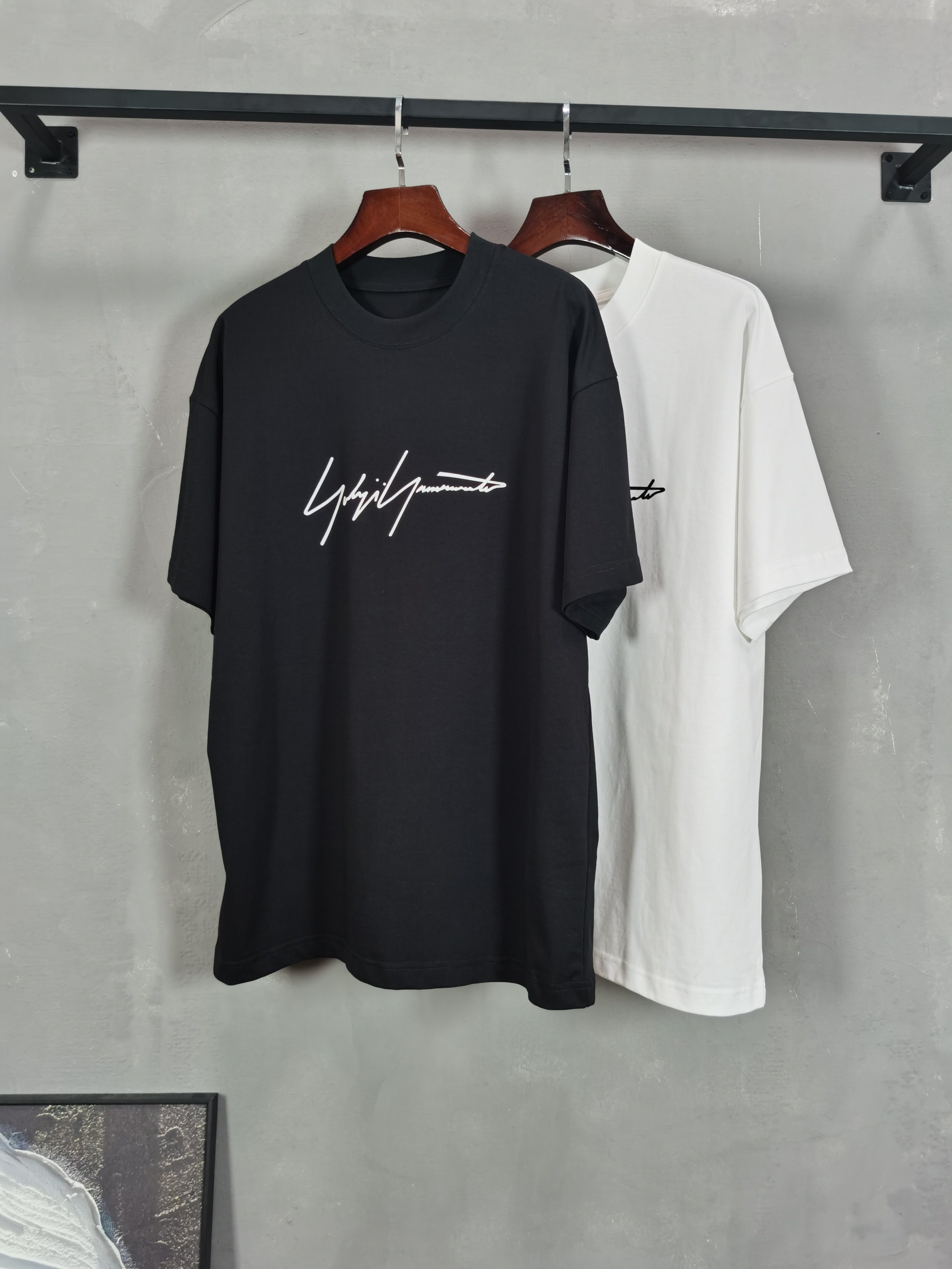 NO:746517,2026 new short-sleeved preview is available!   Y-3 Yohji Yamamoto round neck short-sleeved T-shirt high-end version!  Custom-made fabrics at the counter are highly breathable and comfortable, with impeccable details and brand element design concepts, reflecting high quality. It feels delicate and soft!  It presents a casual cut and the upper body shape is awesome!  Size M-3XL,,T-shirt,tees,t-shirt,198609092026新款短袖预告上新！  Y-3 山本耀司 圆领 短袖 T恤 高端版本！专柜定制面料 透气舒适度高,细节无可挑剔,品牌元素设计理念,体现高品质.手感细腻柔软！呈现休闲裁剪,上身版型超赞！ 码数M-3XL,,T-shirt,tees，t-shirt,,Men's clothing