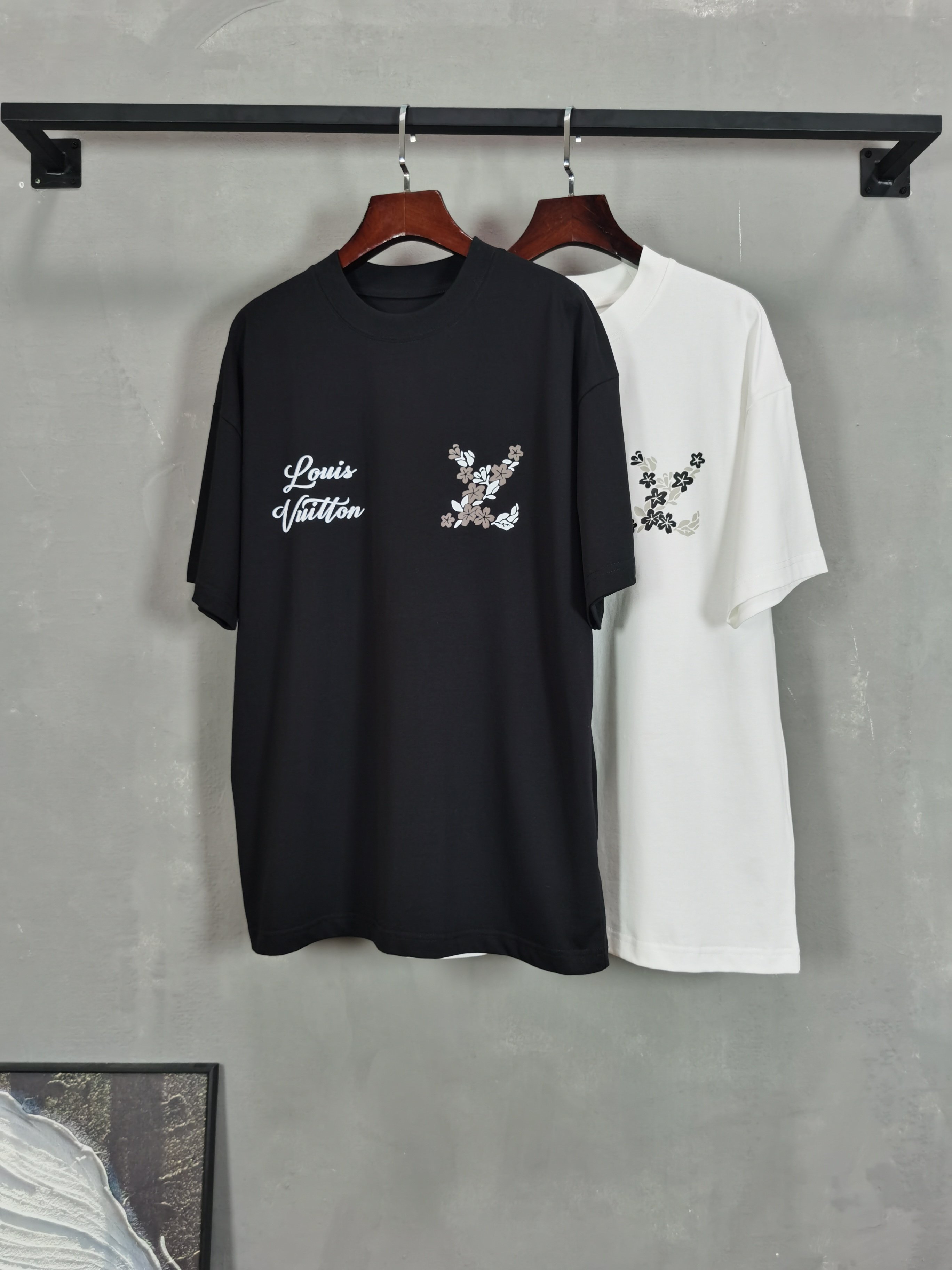 NO:746520,2026 new short-sleeved preview is available!   LV Louis Vuitton round neck short-sleeved T-shirt high-end version!  Custom-made fabrics at the counter are highly breathable and comfortable, with impeccable details and brand element design concepts, reflecting high quality. It feels delicate and soft!  It presents a casual cut and the upper body shape is awesome!  Size M-3XL,,louis vuitton,louis vuitton,T-shirt,tees,t-shirt,198609092026新款短袖预告上新！  LV 路易威登 圆领 短袖 T恤 高端版本！专柜定制面料 透气舒适度高,细节无可挑剔,品牌元素设计理念,体现高品质.手感细腻柔软！呈现休闲裁剪,上身版型超赞！ 码数M-3XL,,louis vuitton,louis vuitton,T-shirt,tees，t-shirt,,Men's clothing