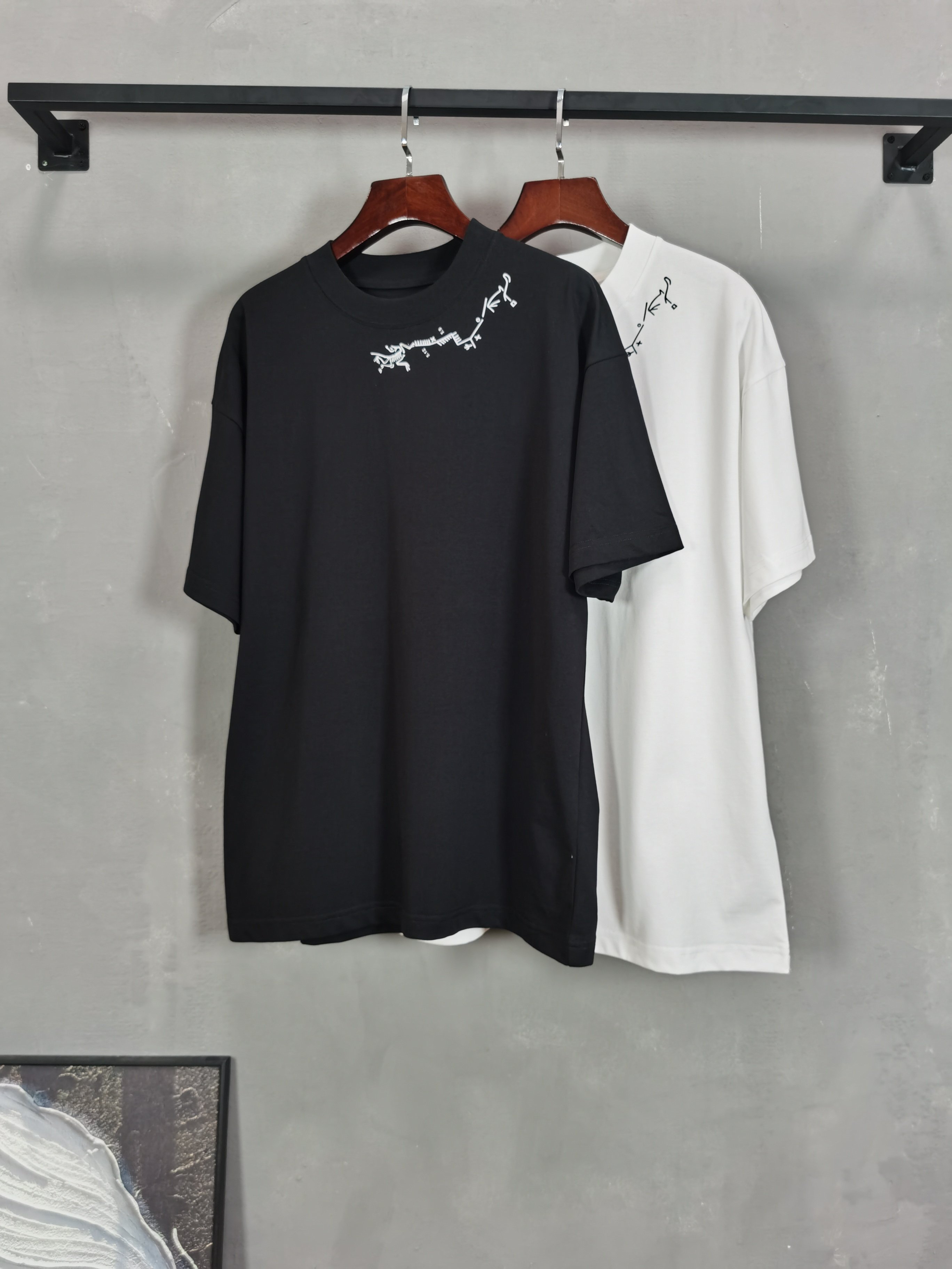 NO:746495,2026 new short-sleeved preview is available!   ARCTERYX. Arc'teryx round neck short-sleeved T-shirt high-end version!  Custom-made fabrics at the counter are highly breathable and comfortable, with impeccable details and brand element design concepts, reflecting high quality. It feels delicate and soft!  It presents a casual cut and the upper body shape is awesome!  Size M-3XL,arc'teryx,T-shirt,tees,t-shirt,198609092026新款短袖预告上新！  ARCTERYX. 始祖鸟 圆领 短袖 T恤 高端版本！专柜定制面料 透气舒适度高,细节无可挑剔,品牌元素设计理念,体现高品质.手感细腻柔软！呈现休闲裁剪,上身版型超赞！ 码数M-3XL,arc'teryx,T-shirt,tees，t-shirt,,Men's clothing