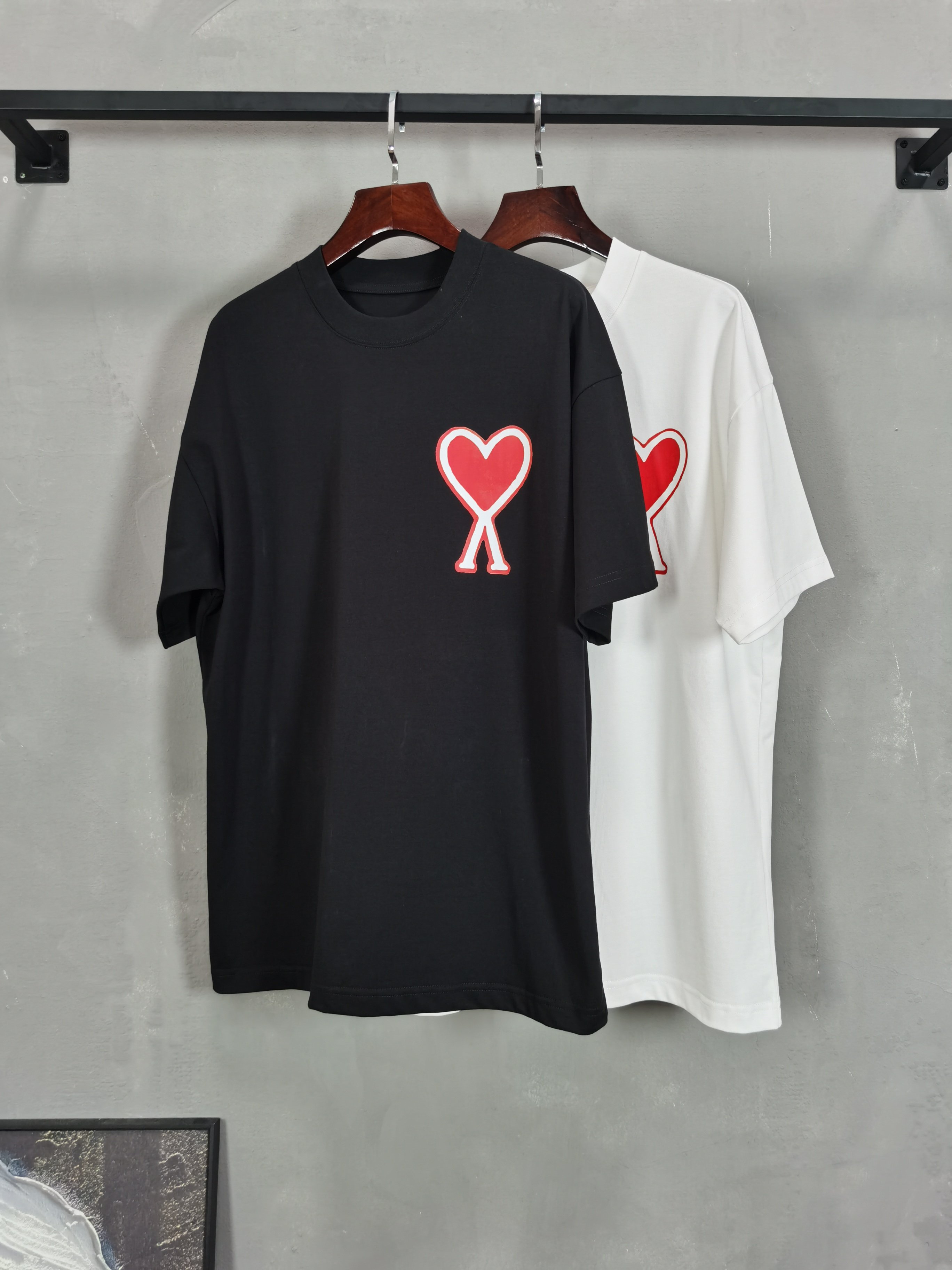 NO:746498,2026 new short-sleeved preview is available!   AMI love round neck short-sleeved T-shirt high-end version!  Custom-made fabrics at the counter are highly breathable and comfortable, with impeccable details and brand element design concepts, reflecting high quality. It feels delicate and soft!  It presents a casual cut and the upper body shape is awesome!  Size M-3XL,,T-shirt,tees,t-shirt,198609092026新款短袖预告上新！  AMI 爱心 圆领 短袖 T恤 高端版本！专柜定制面料 透气舒适度高,细节无可挑剔,品牌元素设计理念,体现高品质.手感细腻柔软！呈现休闲裁剪,上身版型超赞！ 码数M-3XL,,T-shirt,tees，t-shirt,,Men's clothing