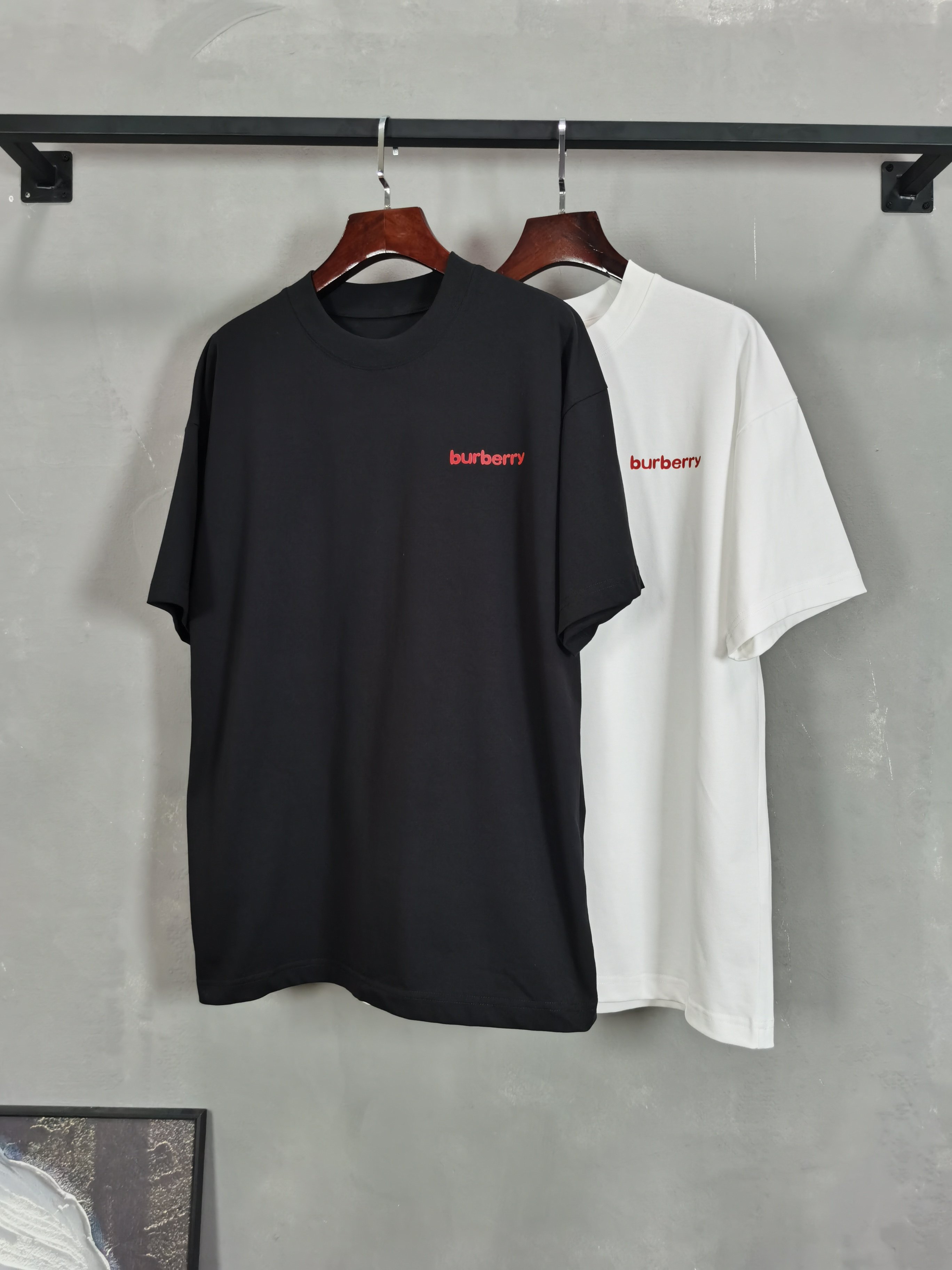 NO:746501,2026 new short-sleeved preview is available!   BURBERRY round neck short-sleeved T-shirt high-end version!  Custom-made fabrics at the counter are highly breathable and comfortable, with impeccable details and brand element design concepts, reflecting high quality. It feels delicate and soft!  It presents a casual cut and the upper body shape is awesome!  Size M-3XL,,burberry,burberry,T-shirt,tees,t-shirt,198609092026新款短袖预告上新！  BURBERRY巴宝莉 圆领 短袖 T恤 高端版本！专柜定制面料 透气舒适度高,细节无可挑剔,品牌元素设计理念,体现高品质.手感细腻柔软！呈现休闲裁剪,上身版型超赞！ 码数M-3XL,,burberry,burberry,T-shirt,tees，t-shirt,,Men's clothing