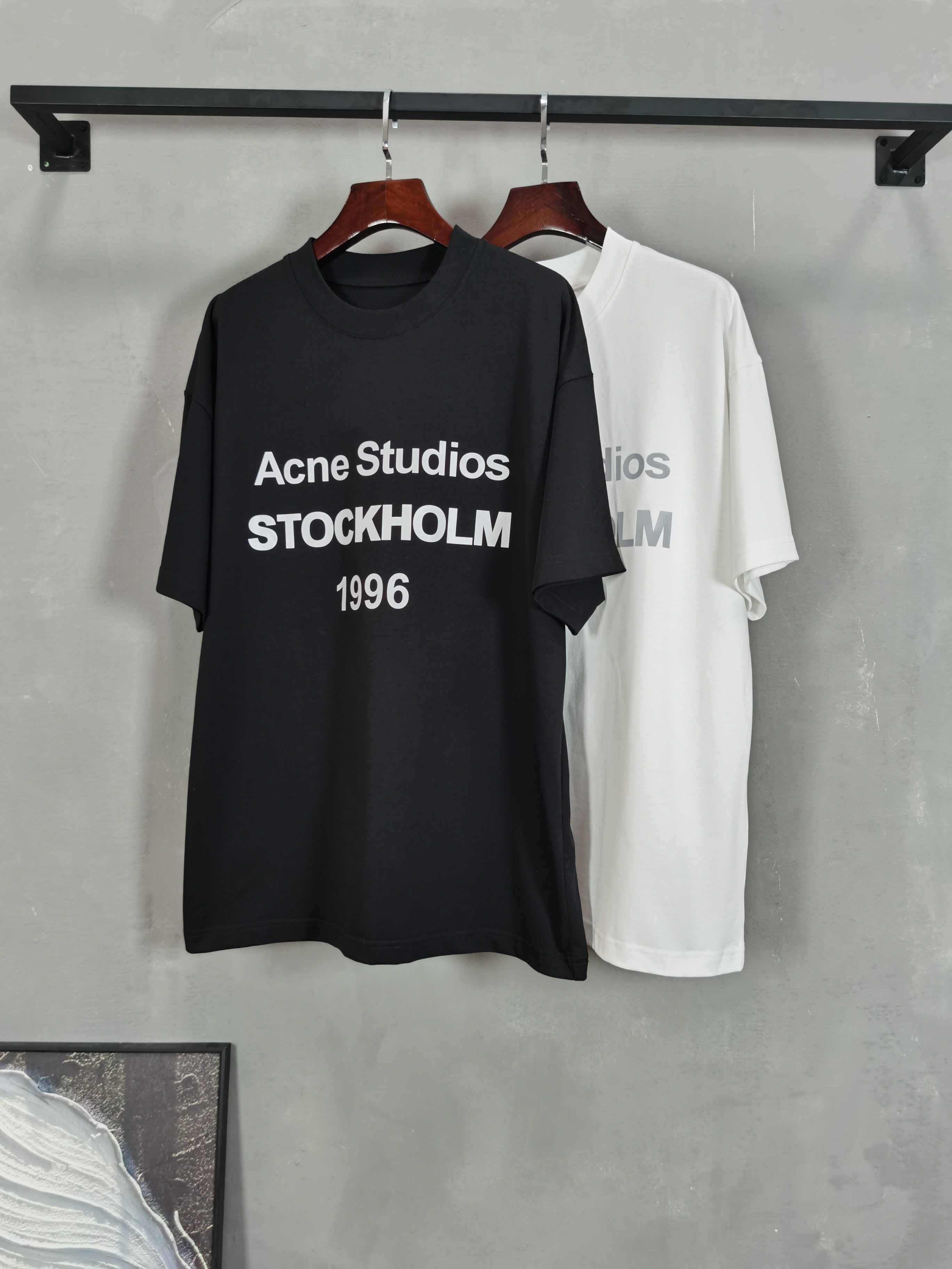 NO:746504,2026 new short-sleeved preview is available!   ACNE DTUDIOS round neck short-sleeved T-shirt high-end version!  Custom-made fabrics at the counter are highly breathable and comfortable, with impeccable details and brand element design concepts, reflecting high quality. It feels delicate and soft!  It presents a casual cut and the upper body shape is awesome!  Size M-3XL,,acne studios,dior,T-shirt,tees,t-shirt,198609092026新款短袖预告上新！  ACNE DTUDIOS 圆领 短袖 T恤 高端版本！专柜定制面料 透气舒适度高,细节无可挑剔,品牌元素设计理念,体现高品质.手感细腻柔软！呈现休闲裁剪,上身版型超赞！ 码数M-3XL,,acne studios,dior,T-shirt,tees，t-shirt,,Men's clothing