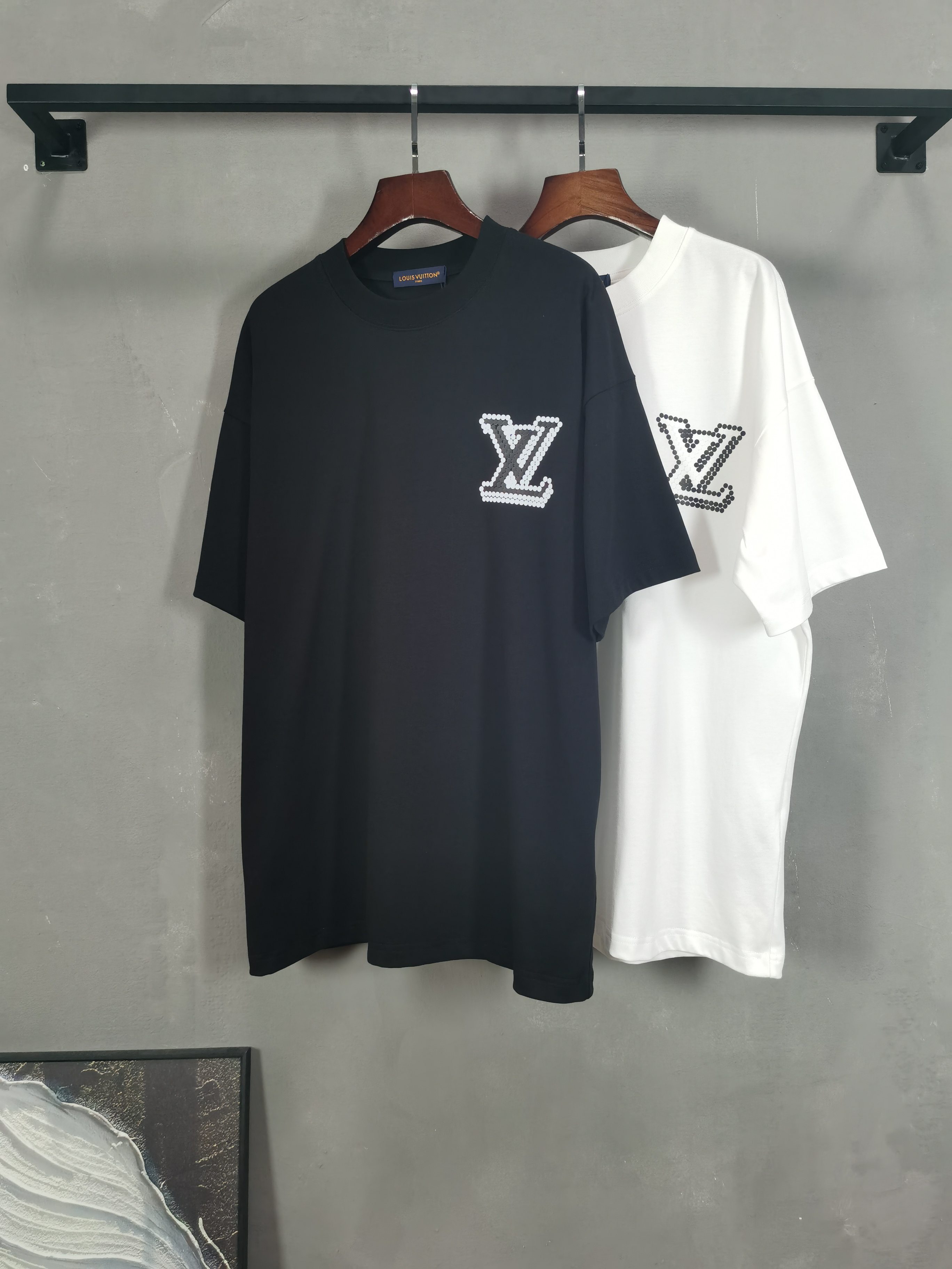 NO:760868,2026 new short-sleeved preview is available!   LOUIS VUITTON round neck short-sleeved T-shirt high-end version!  Custom-made fabrics at the counter are highly breathable and comfortable, with impeccable details and brand element design concepts, reflecting high quality. It feels delicate and soft!  It presents a casual cut and the upper body shape is awesome!  Size M-3XL,,louis vuitton,louis vuitton,T-shirt,tees,t-shirt,198609092026新款短袖预告上新！  路易威登 LOUIS VUITTON 圆领 短袖 T恤 高端版本！专柜定制面料 透气舒适度高,细节无可挑剔,品牌元素设计理念,体现高品质.手感细腻柔软！呈现休闲裁剪,上身版型超赞！ 码数M-3XL,,louis vuitton,louis vuitton,T-shirt,tees，t-shirt,,Men's clothing