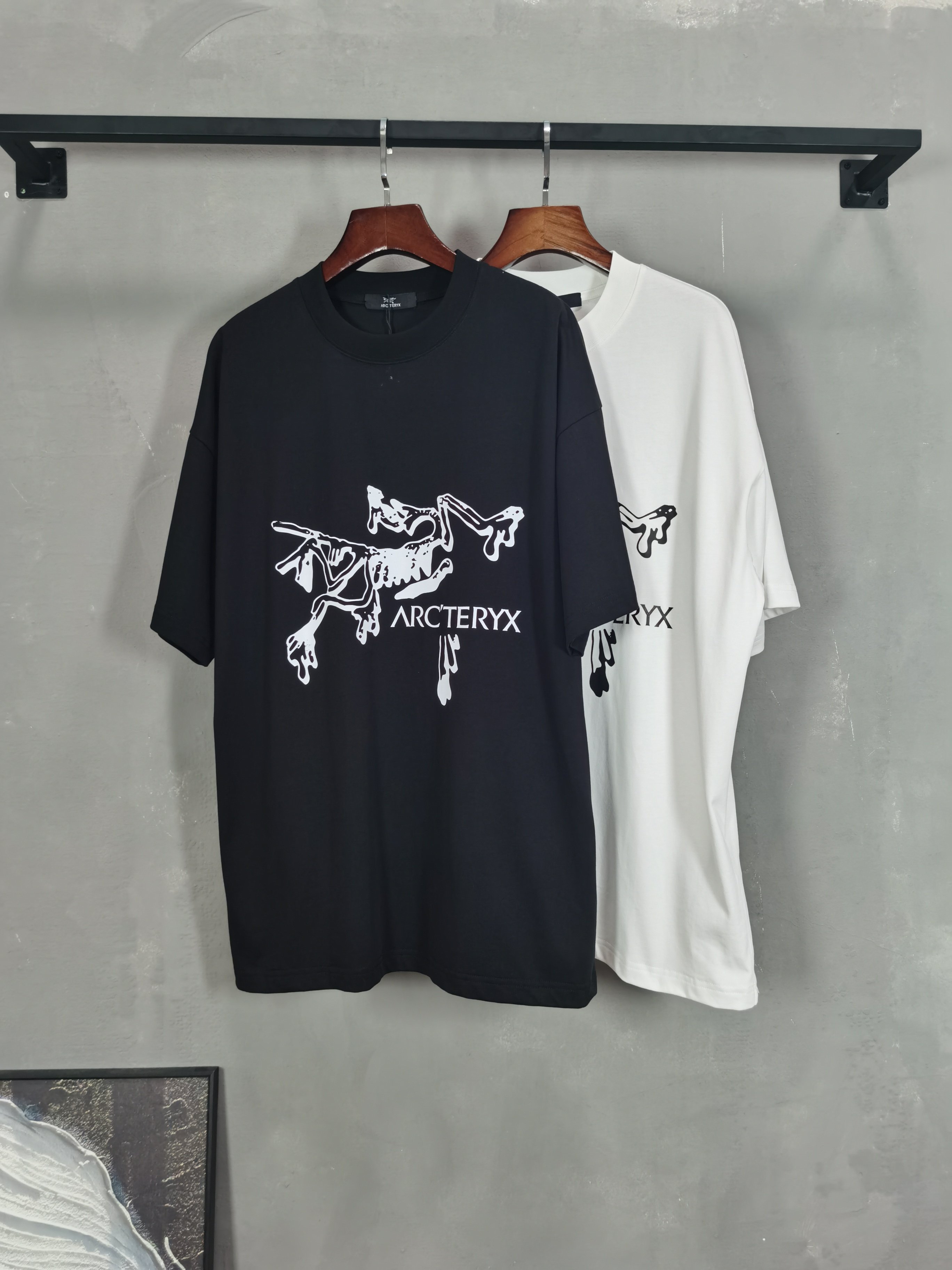 NO:760818,2026 new short-sleeved preview is available!   Arc'teryx ARCTERYX round neck short-sleeved T-shirt high-end version!  Custom-made fabrics at the counter are highly breathable and comfortable, with impeccable details and brand element design concepts, reflecting high quality. It feels delicate and soft!  It presents a casual cut and the upper body shape is awesome!  Size M-3XL,arc'teryx,T-shirt,tees,t-shirt,198609092026新款短袖预告上新！  始祖鸟ARCTERYX圆领 短袖 T恤 高端版本！专柜定制面料 透气舒适度高,细节无可挑剔,品牌元素设计理念,体现高品质.手感细腻柔软！呈现休闲裁剪,上身版型超赞！ 码数M-3XL,arc'teryx,T-shirt,tees，t-shirt,,Men's clothing