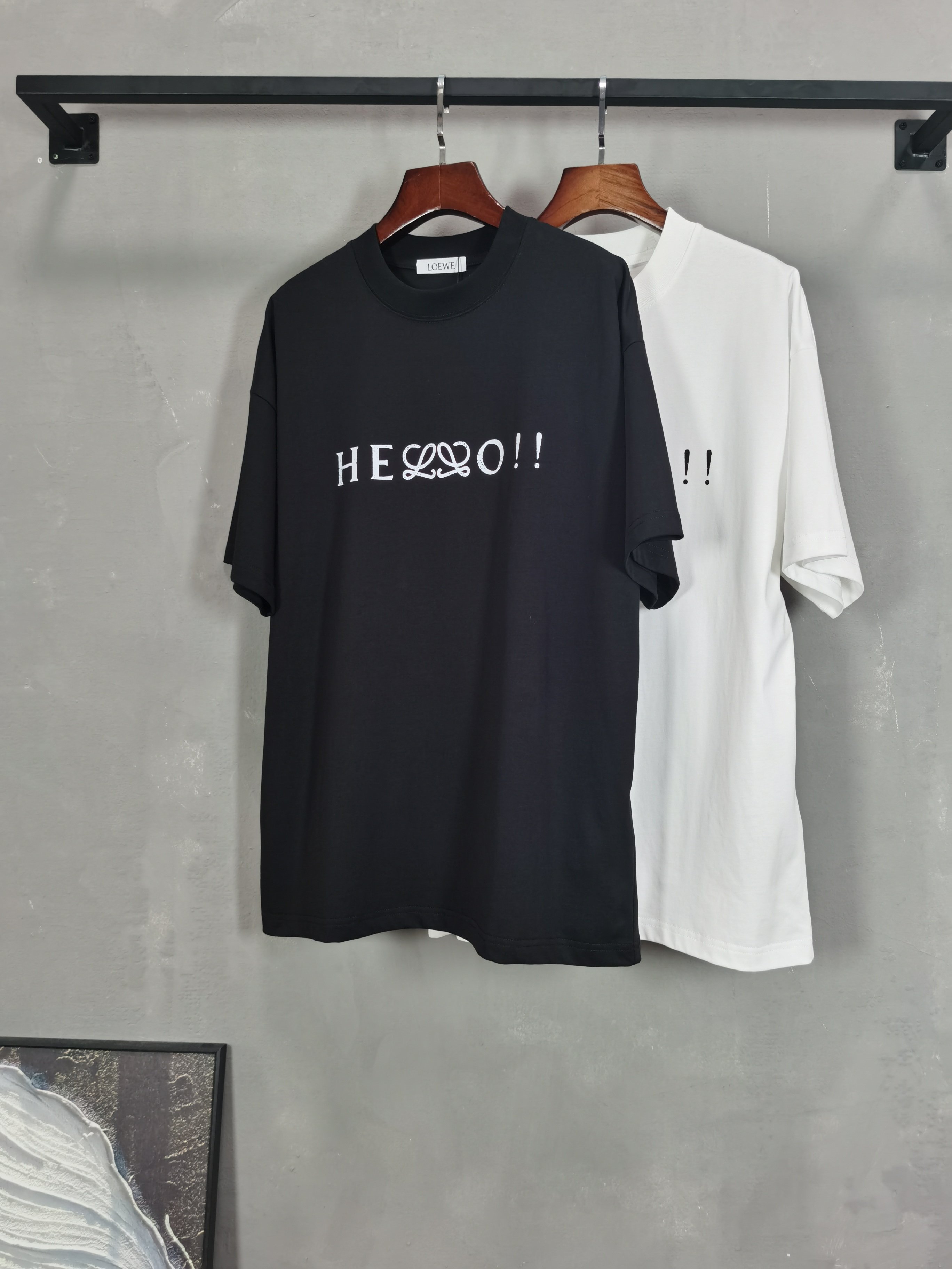 NO:760828,2026 new short-sleeved preview is available!  HELLO Luo Yiwei round neck short-sleeved T-shirt high-end version!  Custom-made fabrics at the counter are highly breathable and comfortable, with impeccable details and brand element design concepts, reflecting high quality. It feels delicate and soft!  It presents a casual cut and the upper body shape is awesome!  Size M-3XL,,loewe,T-shirt,tees,t-shirt,198609092026新款短袖预告上新！ HELLO罗意威 圆领 短袖 T恤 高端版本！专柜定制面料 透气舒适度高,细节无可挑剔,品牌元素设计理念,体现高品质.手感细腻柔软！呈现休闲裁剪,上身版型超赞！ 码数M-3XL,,loewe,T-shirt,tees，t-shirt,,Men's clothing