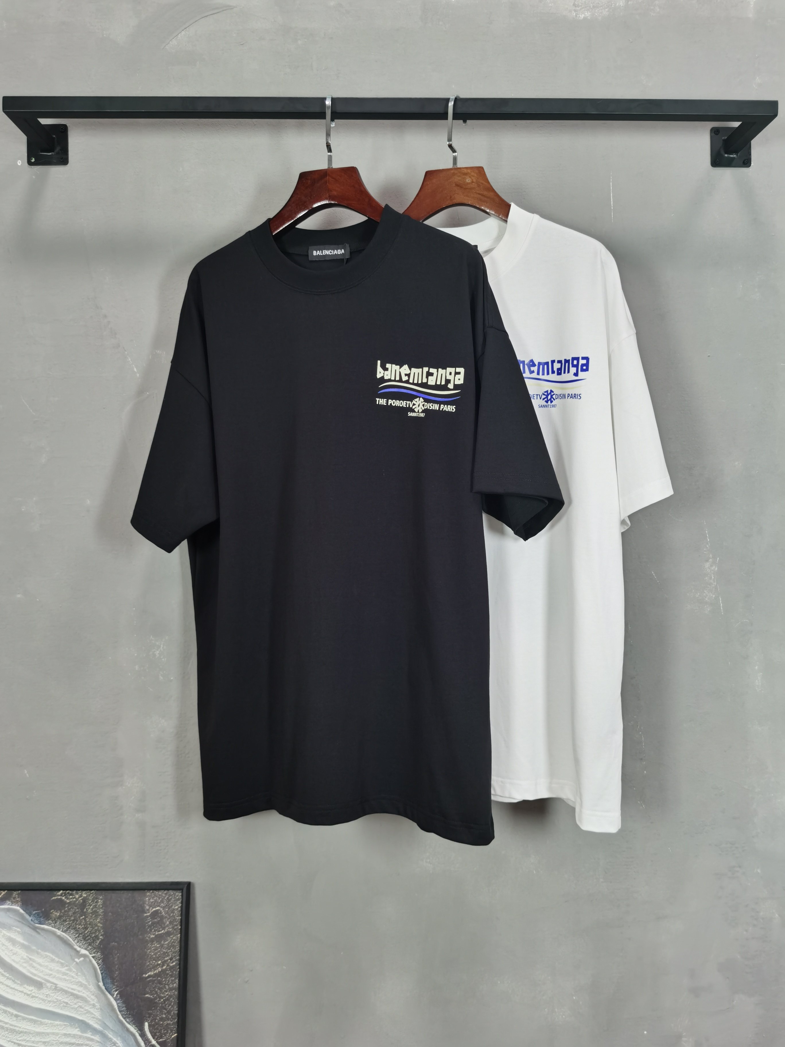 NO:760846,2026 new short-sleeved preview is available!   Balenciaga BA round neck short-sleeved T-shirt high-end version!  Custom-made fabrics at the counter are highly breathable and comfortable, with impeccable details and brand element design concepts, reflecting high quality. It feels delicate and soft!  It presents a casual cut and the upper body shape is awesome!  Size M-3XL,,balenciaga,T-shirt,tees,t-shirt,198609092026新款短袖预告上新！  巴黎世家 BA 圆领 短袖 T恤 高端版本！专柜定制面料 透气舒适度高,细节无可挑剔,品牌元素设计理念,体现高品质.手感细腻柔软！呈现休闲裁剪,上身版型超赞！ 码数M-3XL,,balenciaga,T-shirt,tees，t-shirt,,Men's clothing