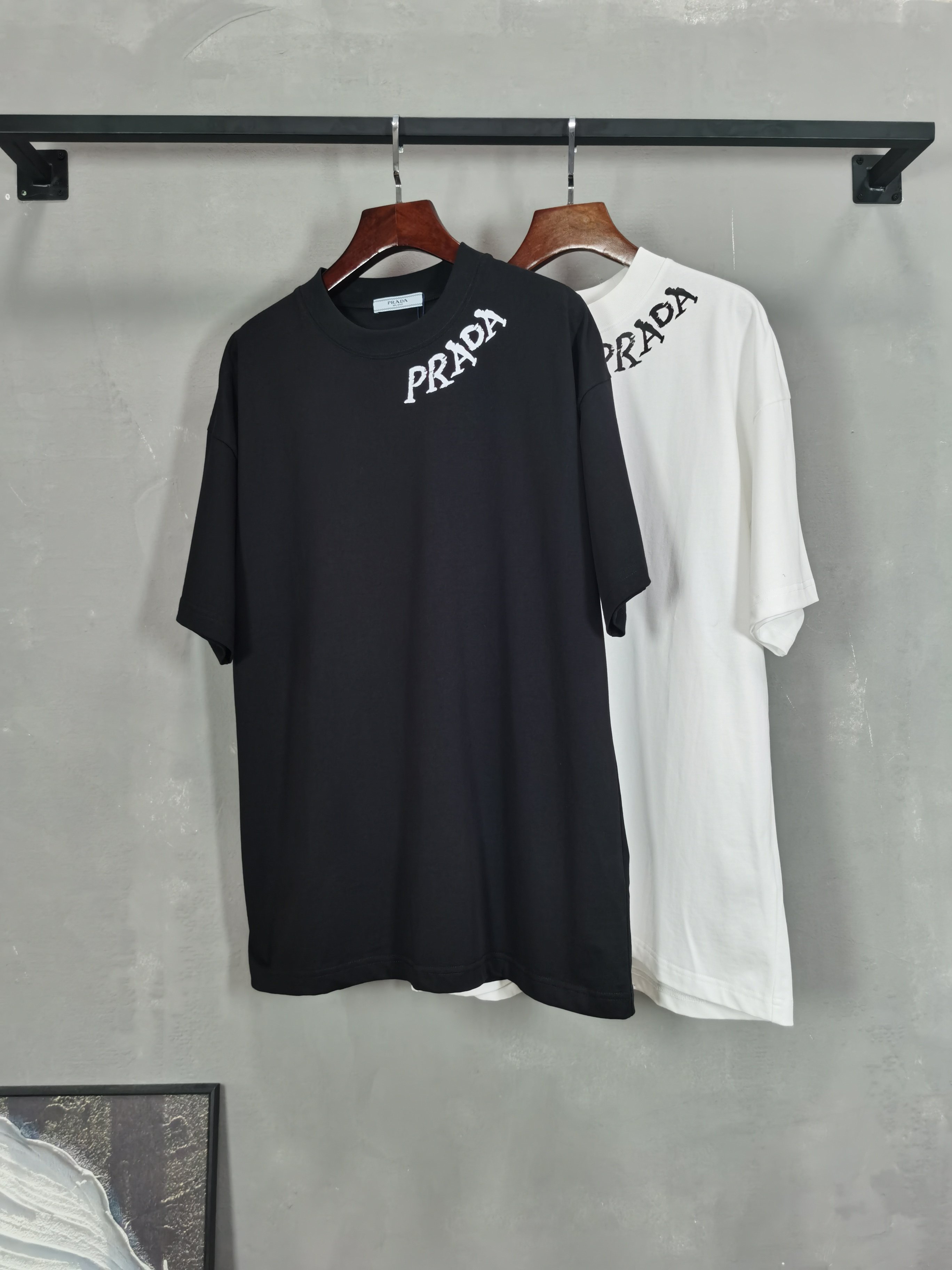 NO:760851,2026 new short-sleeved preview is available!   PRADA round neck short-sleeved T-shirt high-end version!  Custom-made fabrics at the counter are highly breathable and comfortable, with impeccable details and brand element design concepts, reflecting high quality. It feels delicate and soft!  It presents a casual cut and the upper body shape is awesome!  Size M-3XL,,prada,prada,T-shirt,tees,t-shirt,198609092026新款短袖预告上新！  普拉达 PRADA 圆领 短袖 T恤 高端版本！专柜定制面料 透气舒适度高,细节无可挑剔,品牌元素设计理念,体现高品质.手感细腻柔软！呈现休闲裁剪,上身版型超赞！ 码数M-3XL,,prada,prada,T-shirt,tees，t-shirt,,Men's clothing