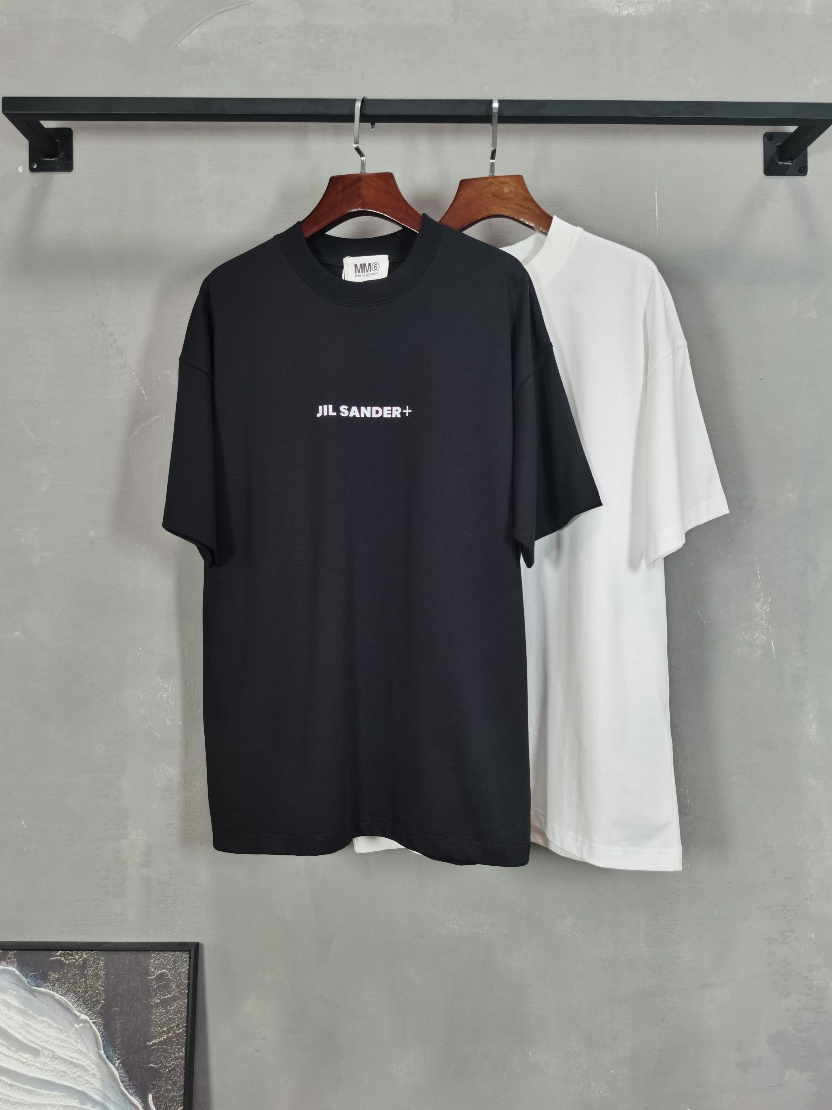 NO:760856,2026 new short-sleeved preview is available!   JIL.SANDER MM6 collaboration round neck short-sleeved T-shirt high-end version!  Custom-made fabrics at the counter are highly breathable and comfortable, with impeccable details and brand element design concepts, reflecting high quality. It feels delicate and soft!  It presents a casual cut and the upper body shape is awesome!  Size M-3XL,,jil sander,masion margiela,T-shirt,tees,t-shirt,198609092026新款短袖预告上新！  JIL.SANDER MM6合作款圆领 短袖 T恤 高端版本！专柜定制面料 透气舒适度高,细节无可挑剔,品牌元素设计理念,体现高品质.手感细腻柔软！呈现休闲裁剪,上身版型超赞！ 码数M-3XL,,jil sander,masion margiela,T-shirt,tees，t-shirt,,Men's clothing