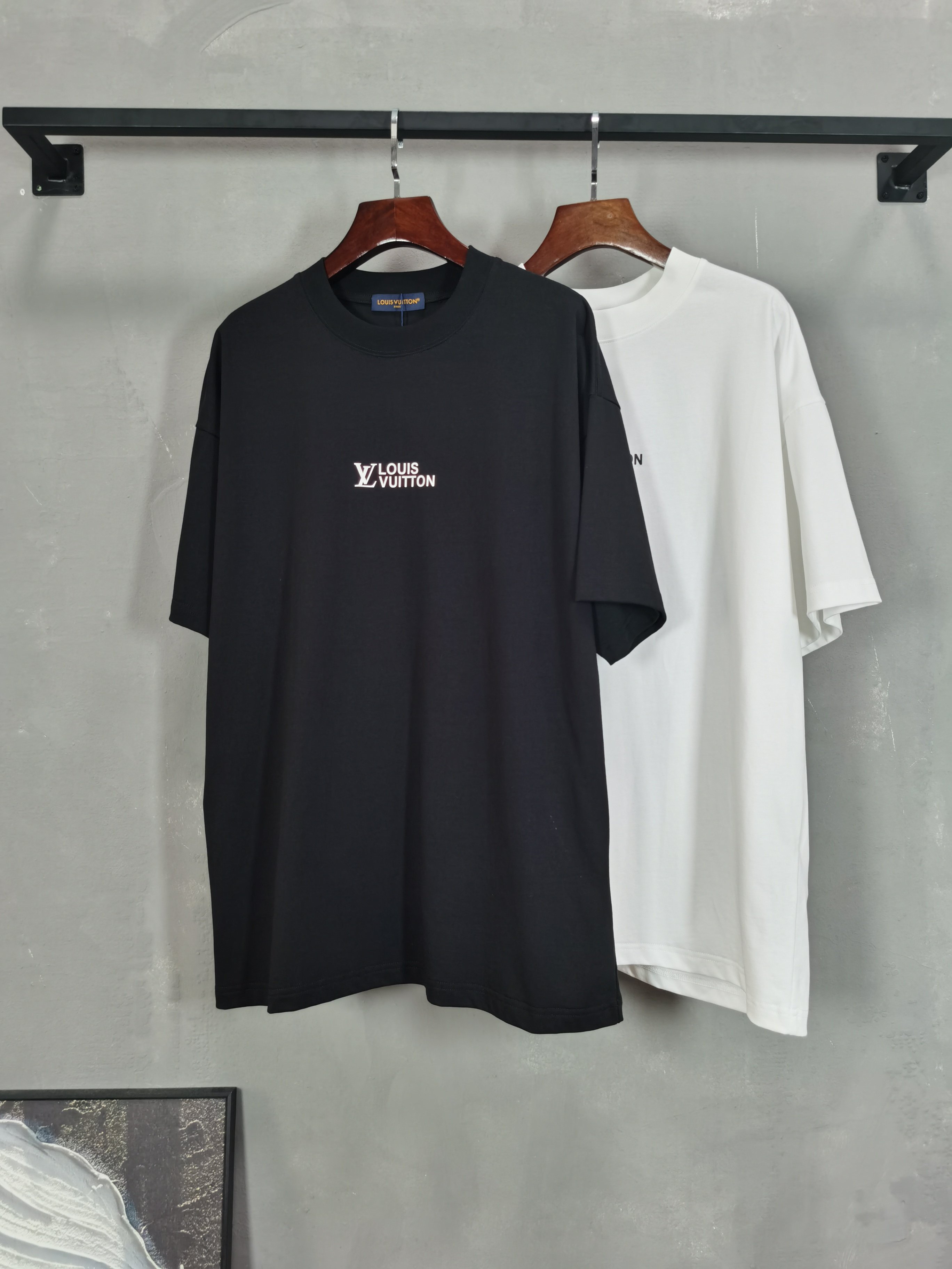 NO:760869,2026 new short-sleeved preview is available!   LOUIS VUITTON round neck short-sleeved T-shirt high-end version!  Custom-made fabrics at the counter are highly breathable and comfortable, with impeccable details and brand element design concepts, reflecting high quality. It feels delicate and soft!  It presents a casual cut and the upper body shape is awesome!  Size M-3XL,,louis vuitton,louis vuitton,T-shirt,tees,t-shirt,198609092026新款短袖预告上新！  路易威登 LOUIS VUITTON 圆领 短袖 T恤 高端版本！专柜定制面料 透气舒适度高,细节无可挑剔,品牌元素设计理念,体现高品质.手感细腻柔软！呈现休闲裁剪,上身版型超赞！ 码数M-3XL,,louis vuitton,louis vuitton,T-shirt,tees，t-shirt,,Men's clothing