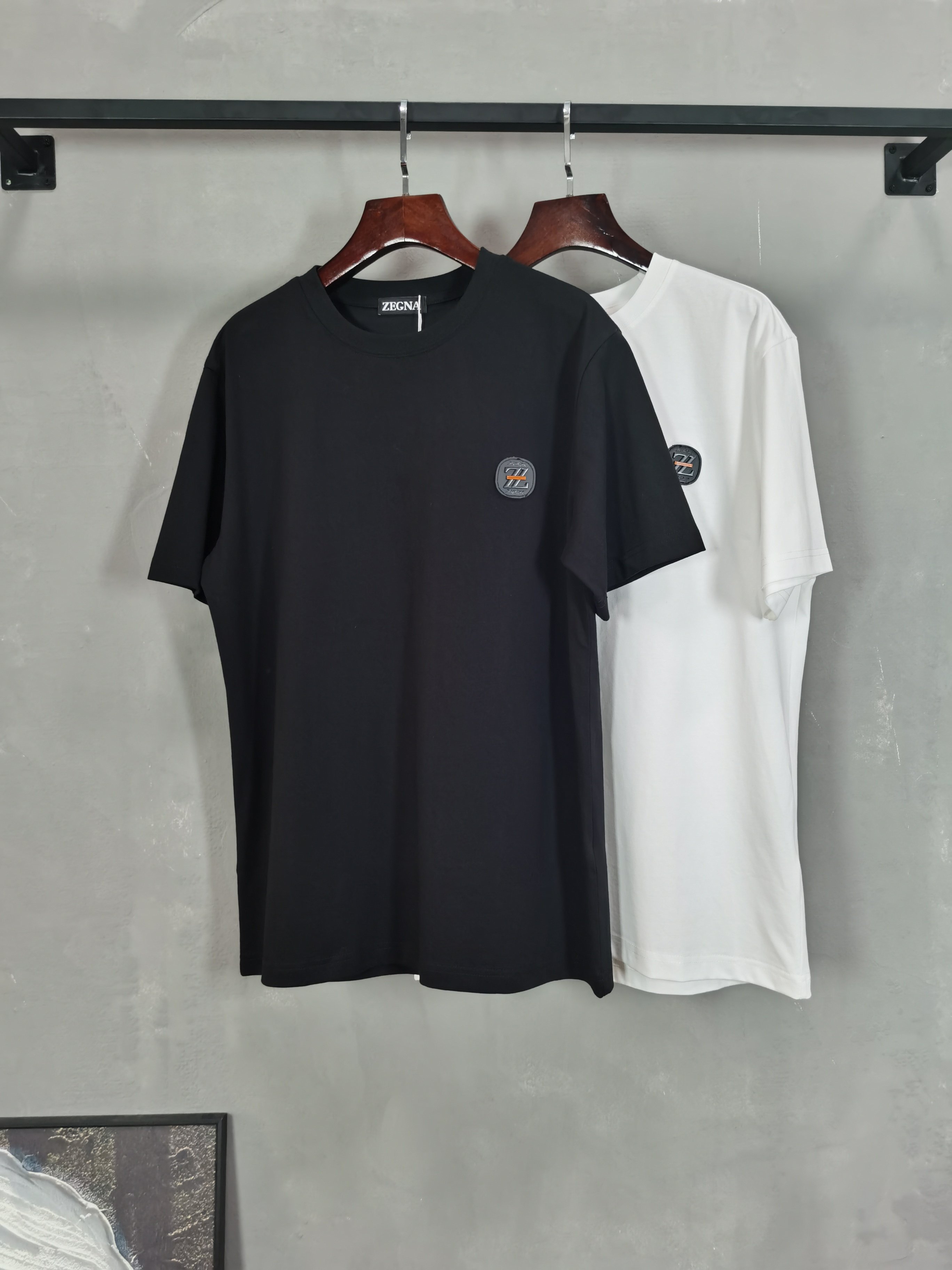 NO:757886,ZEGNA 2026 new round neck short-sleeved T-shirt is on sale for pre-sale!  On sale on overseas official website!  Made of pure cotton double yarn fabric, it feels soft and delicate, the color and gloss are super positive, and the upper body is comfortable and breathable!  Customized threads on the neckline, precision double-needle patchwork, through-shoulder zipper chain bottom, durable and non-deformable, with first-class texture!  This classic round-neck T-shirt is decorated with a highly recognizable logo print on the chest. The three-dimensional and fine detail processing injects a casual charm into the whole, casual and natural, and highly recognizable!  Produced by a large factory, with fine workmanship and complete three standards!  Classic round neck basic model, the version is quite wide and full!  The upper body is fashionable, relaxed and stylish, and the atmosphere is instantly filled!  Same style for men and women!  Size S-2XL Color black white,,zegna,T-shirt,tees,t-shirt,19860909ZEGNA 杰尼亚 2026新款圆领短袖T恤预售出货！ 海外官网在售！ 采用纯棉双纱面料,手感柔软细腻,颜色光泽度都超正,上身舒适透气！领口定织螺纹,精密双针拼缝,通肩拉锁链底耐穿不变形,质感一流！ 这款经典的圆领 T 恤胸前饰有高辨识度的logo印花,立体精细的细节处理,为整体注入一分闲适韵味,休闲自然,超高辨识度！ 大厂出品,做工精细,三标齐全！ 经典圆领基础款,版型挺阔饱满！ 上身时髦 轻松有格调 氛围感一下子拉满！ 男女同款！ 码数S-2XL 颜色黑色 白色,,zegna,T-shirt,tees，t-shirt,,Men's clothing