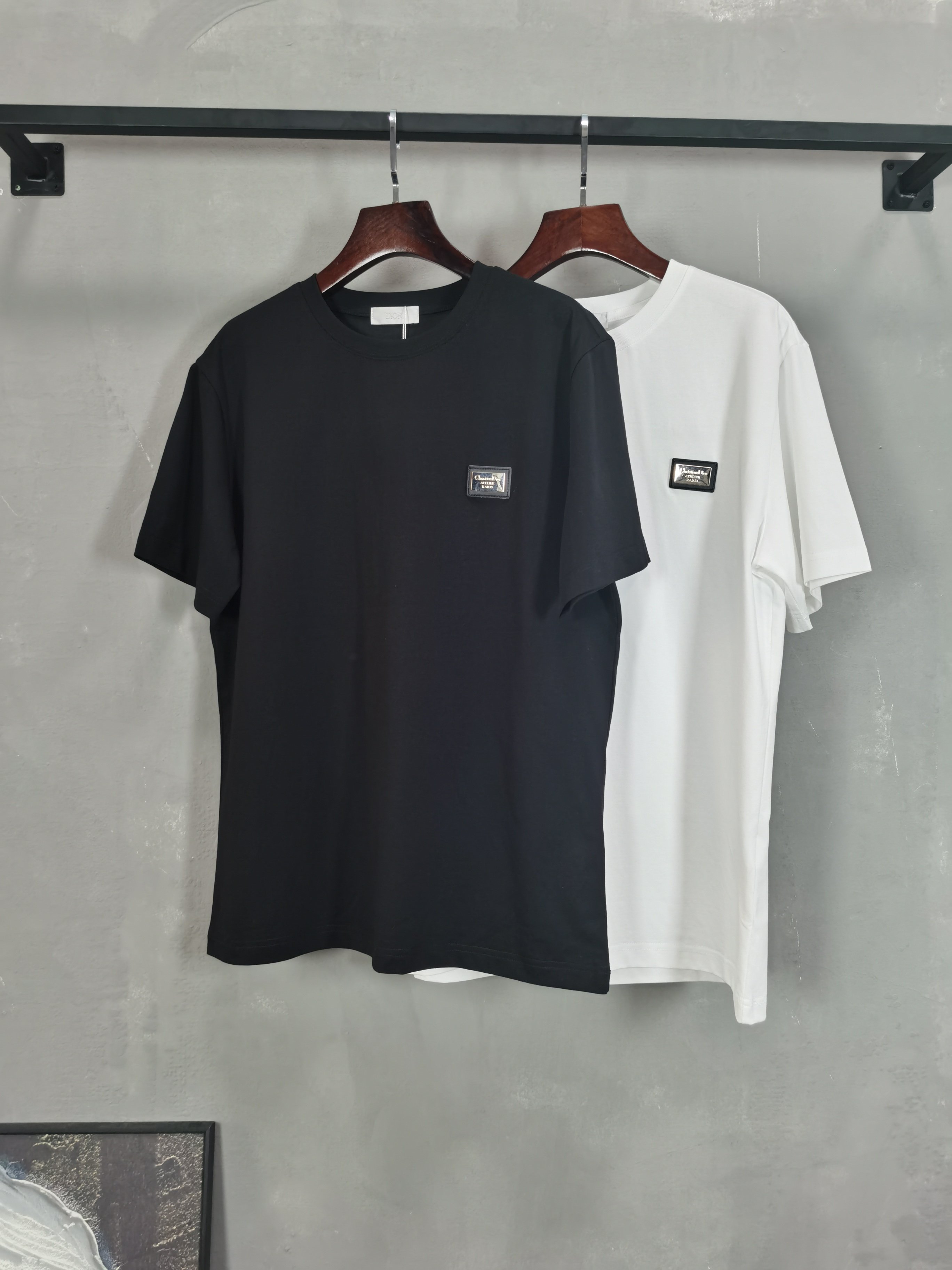 NO:757893,DIOR Dior 2026 new round neck short-sleeved T-shirt is available for pre-sale!  On sale on overseas official website!  Made of pure cotton double yarn fabric, it feels soft and delicate, the color and gloss are super positive, and the upper body is comfortable and breathable!  Customized threads on the neckline, precision double-needle patchwork, through-shoulder zipper chain bottom, durable and non-deformable, with first-class texture!  This classic round-neck T-shirt is decorated with a highly recognizable logo print on the chest. The three-dimensional and fine detail processing injects a casual charm into the whole, casual and natural, and highly recognizable!  Produced by a large factory, with fine workmanship and complete three standards!  Classic round neck basic model, the version is quite wide and full!  The upper body is fashionable, relaxed and stylish, and the atmosphere is instantly filled!  Same style for men and women!  Size S-2XL Color black white, dior, dior, T-shirt, tees, t-shirt,19860909DIOR迪奥 2026新款圆领短袖T恤预售出货！ 海外官网在售！ 采用纯棉双纱面料,手感柔软细腻,颜色光泽度都超正,上身舒适透气！领口定织螺纹,精密双针拼缝,通肩拉锁链底耐穿不变形,质感一流！ 这款经典的圆领 T 恤胸前饰有高辨识度的logo印花,立体精细的细节处理,为整体注入一分闲适韵味,休闲自然,超高辨识度！ 大厂出品,做工精细,三标齐全！ 经典圆领基础款,版型挺阔饱满！ 上身时髦 轻松有格调 氛围感一下子拉满！ 男女同款！ 码数S-2XL 颜色黑色 白色,,dior,dior,T-shirt,tees，t-shirt,,Men's clothing