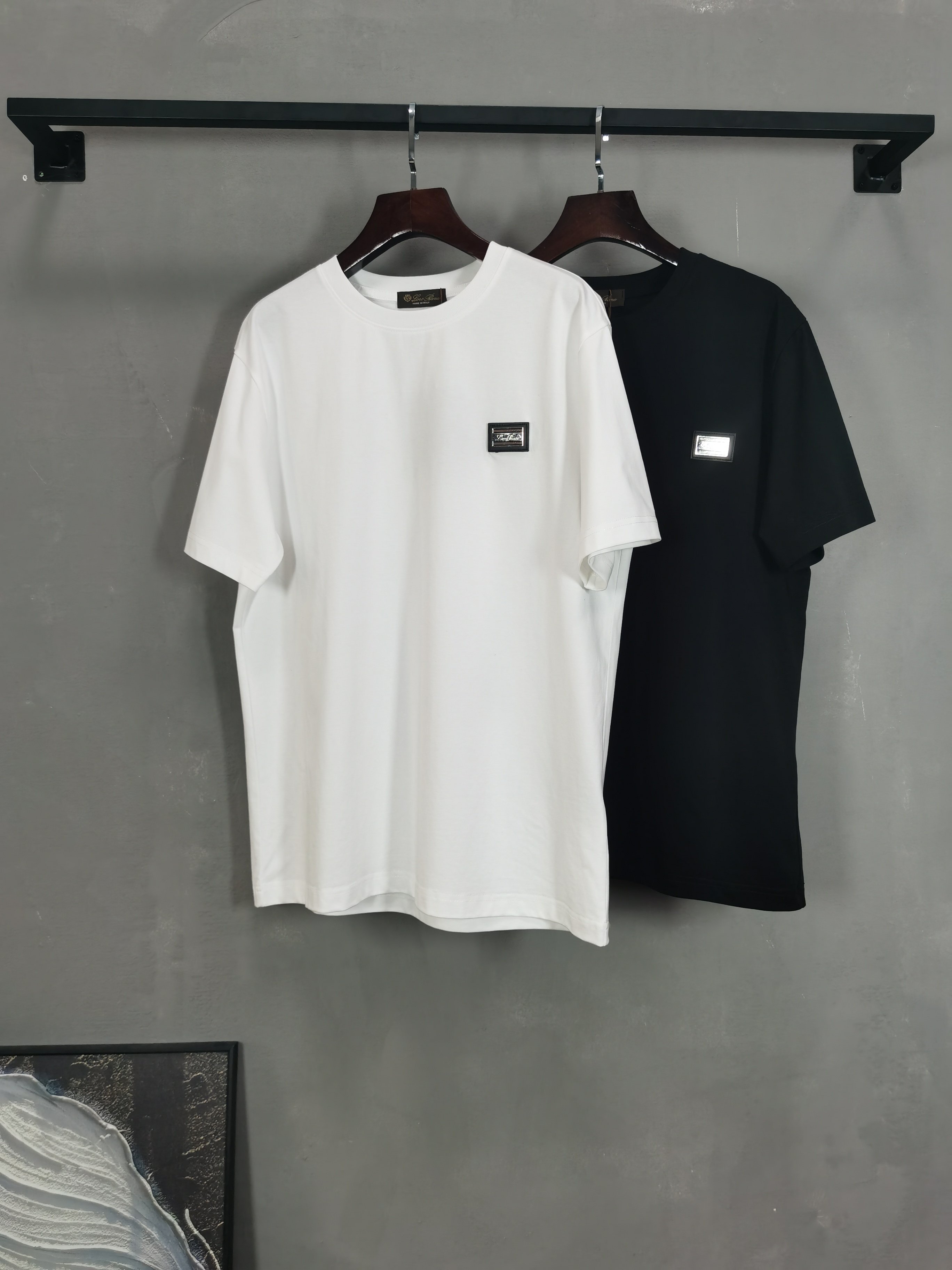 NO:757899,LP old money style 2026 new round neck short-sleeved T-shirt is available for pre-sale!  On sale on overseas official website!  Made of pure cotton double yarn fabric, it feels soft and delicate, the color and gloss are super positive, and the upper body is comfortable and breathable!  Customized threads on the neckline, precision double-needle patchwork, through-shoulder zipper chain bottom, durable and non-deformable, with first-class texture!  This classic round-neck T-shirt is decorated with a highly recognizable logo print on the chest. The three-dimensional and fine detail processing injects a casual charm into the whole, casual and natural, and highly recognizable!  Produced by a large factory, with fine workmanship and complete three standards!  Classic round neck basic model, the version is quite wide and full!  The upper body is fashionable, relaxed and stylish, and the atmosphere is instantly filled!  Same style for men and women!  Size S-2XL Color black white, loro piana, T-shirt, tees, t-shirt,19860909LP 老钱风 2026新款圆领短袖T恤预售出货！ 海外官网在售！ 采用纯棉双纱面料,手感柔软细腻,颜色光泽度都超正,上身舒适透气！领口定织螺纹,精密双针拼缝,通肩拉锁链底耐穿不变形,质感一流！ 这款经典的圆领 T 恤胸前饰有高辨识度的logo印花,立体精细的细节处理,为整体注入一分闲适韵味,休闲自然,超高辨识度！ 大厂出品,做工精细,三标齐全！ 经典圆领基础款,版型挺阔饱满！ 上身时髦 轻松有格调 氛围感一下子拉满！ 男女同款！ 码数S-2XL 颜色黑色 白色,,loro piana,T-shirt,tees，t-shirt,,Men's clothing