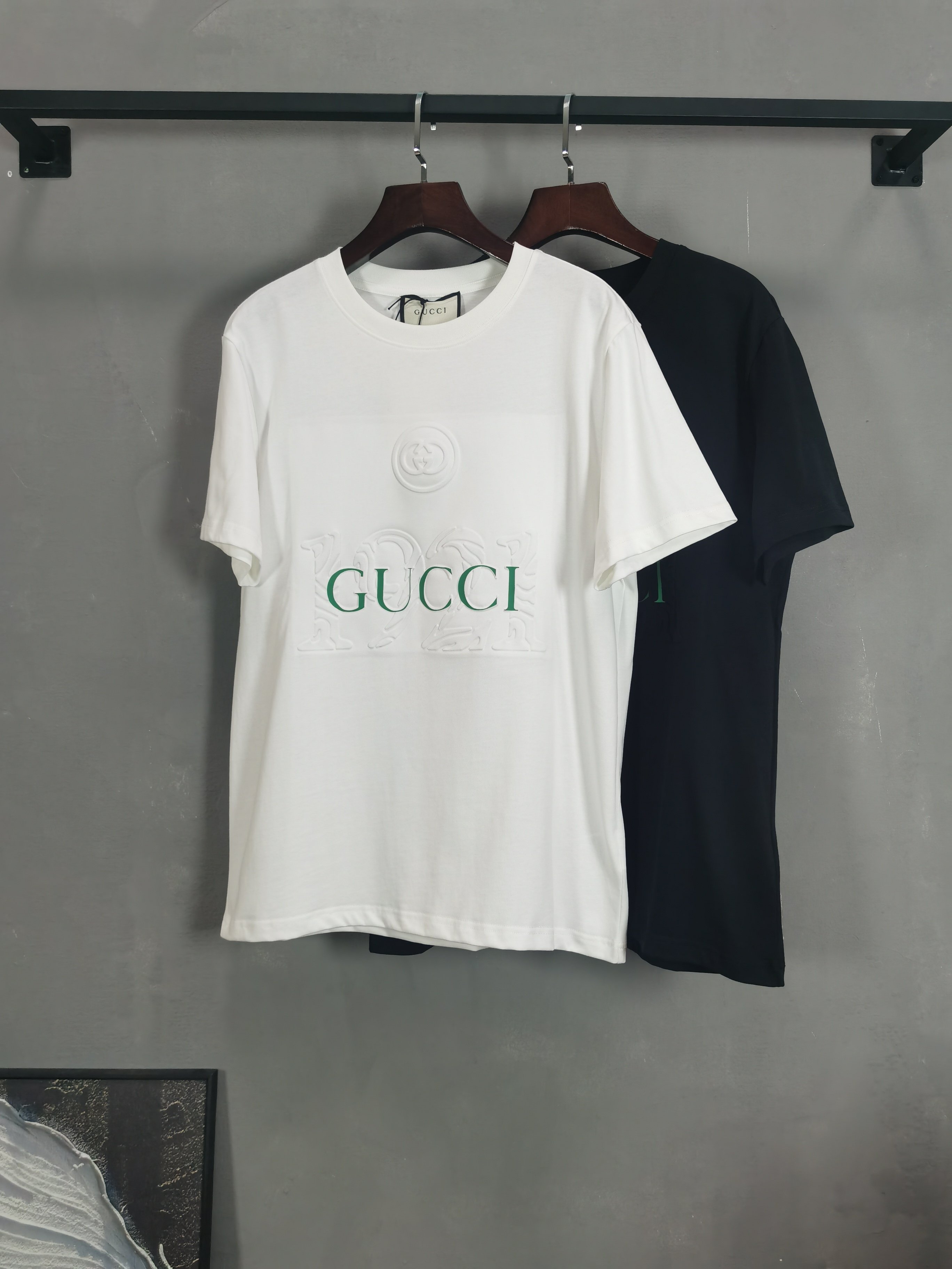 NO:757906,GUCCI Gucci 26 spring and summer new style debut counter latest short-sleeved round neck T-shirt high-end custom design avant-garde fashion!  The brand logo is hand-painted with heavy craftsmanship and high-end customized fabrics. Soft to the touch. Comfortable to wear. Exquisite stitching at the counter level. Fine workmanship. The upper body effect is incomparably handsome!  A must-have item for a stylish man!  Color Black White Size S-XXL,,gucci,gucci,T-shirt,tees,t-shirt,19860909GUCCI古驰26春夏新款首发专柜最新款短袖圆领T恤 高端订制 设计前卫时尚！品牌logo重工艺手绘设计 高端定制面料.手感柔软.穿着舒适.专柜级别精致车线.做工精细.上身效果无敌帅气！型男必备单品！ 颜色黑色 白色 码数S-XXL,,gucci,gucci,T-shirt,tees，t-shirt,,Men's clothing