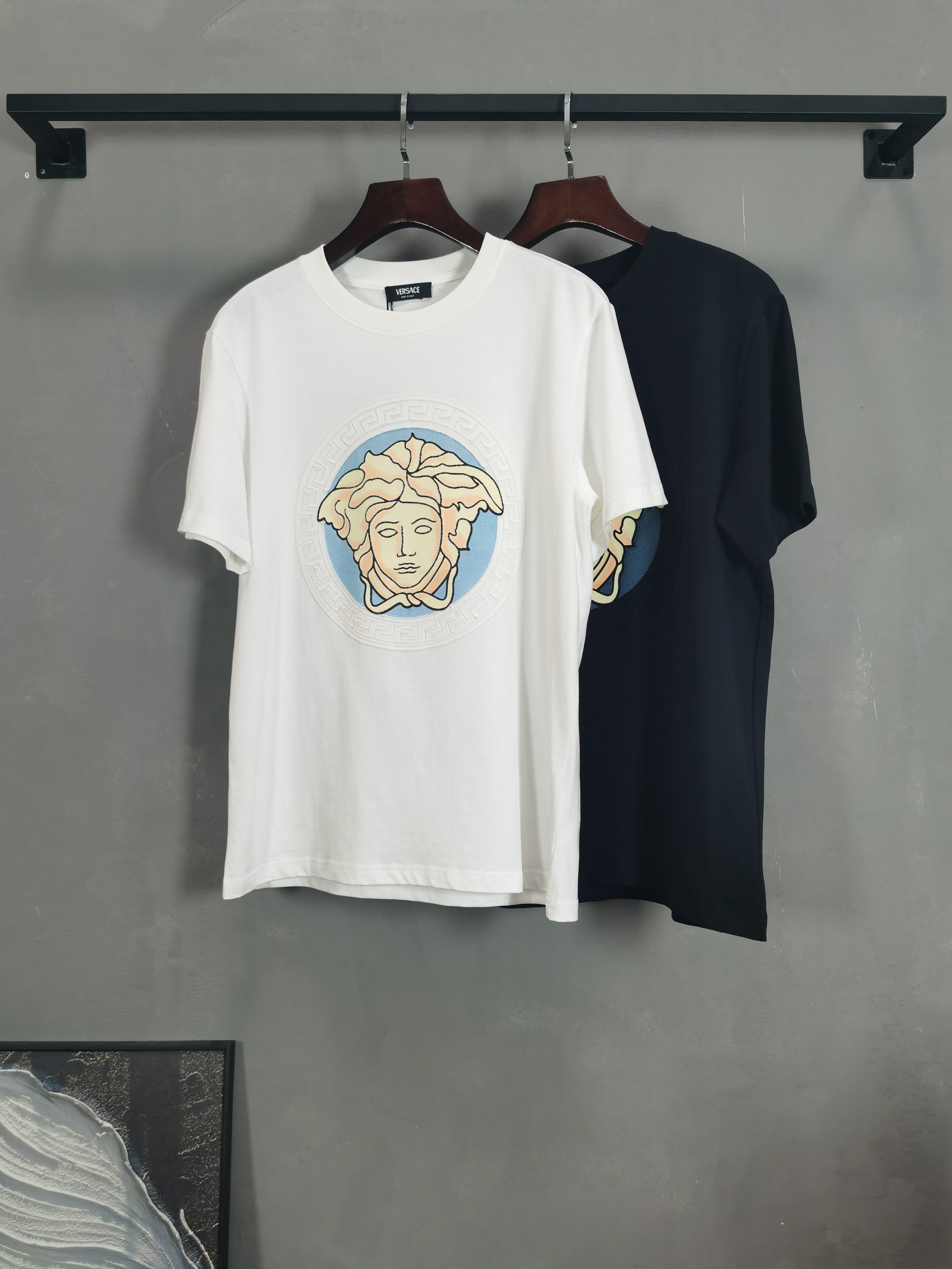 NO:757912,VERSACE Versace 26 spring and summer new style debut counter latest short-sleeved round neck T-shirt high-end custom design avant-garde fashion!  The brand logo is hand-painted with heavy craftsmanship and high-end customized fabrics. Soft to the touch. Comfortable to wear. Exquisite stitching at the counter level. Fine workmanship. The upper body effect is incomparably handsome!  A must-have item for a stylish man!  Color Black White Size S-XXL,,versace,versace,T-shirt,tees,t-shirt,19860909VERSACE 范思哲 26春夏新款首发专柜最新款短袖圆领T恤 高端订制 设计前卫时尚！品牌logo重工艺手绘设计 高端定制面料.手感柔软.穿着舒适.专柜级别精致车线.做工精细.上身效果无敌帅气！型男必备单品！ 颜色黑色 白色 码数S-XXL,,versace,versace,T-shirt,tees，t-shirt,,Men's clothing