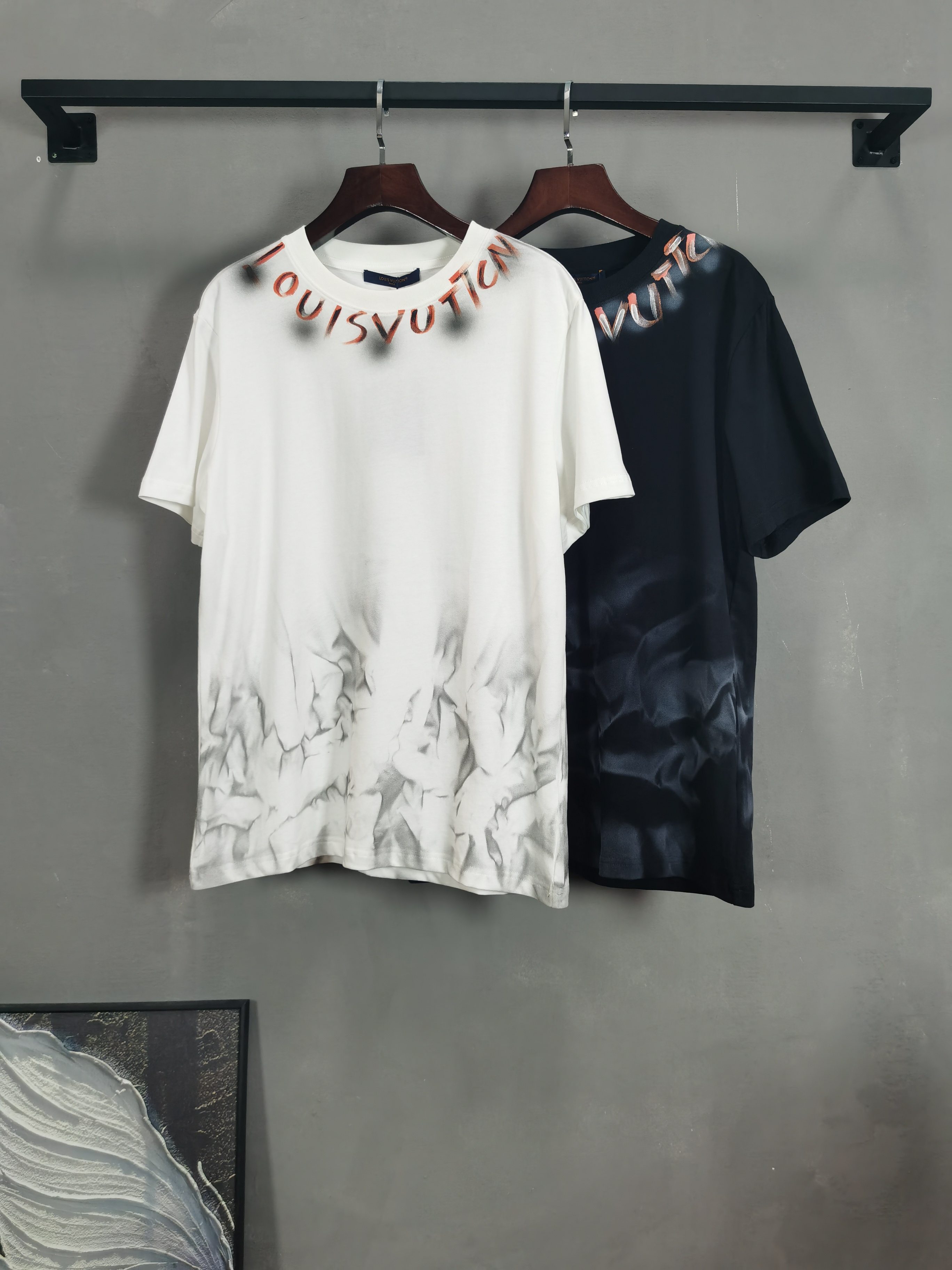 NO:757919,LV Louis Vuitton's 26 spring and summer new style debut counter, the latest short-sleeved round neck T-shirt, high-end customization, avant-garde and fashionable design!  The brand logo is hand-painted with heavy craftsmanship and high-end customized fabrics. Soft to the touch. Comfortable to wear. Exquisite stitching at the counter level. Fine workmanship. The upper body effect is incomparably handsome!  A must-have item for a stylish man!  Color Black White Size S-XXL,,louis vuitton,louis vuitton,T-shirt,tees,t-shirt,19860909LV 路易威登 26春夏新款首发专柜最新款短袖圆领T恤 高端订制 设计前卫时尚！品牌logo重工艺手绘设计 高端定制面料.手感柔软.穿着舒适.专柜级别精致车线.做工精细.上身效果无敌帅气！型男必备单品！ 颜色黑色 白色 码数S-XXL,,louis vuitton,louis vuitton,T-shirt,tees，t-shirt,,Men's clothing