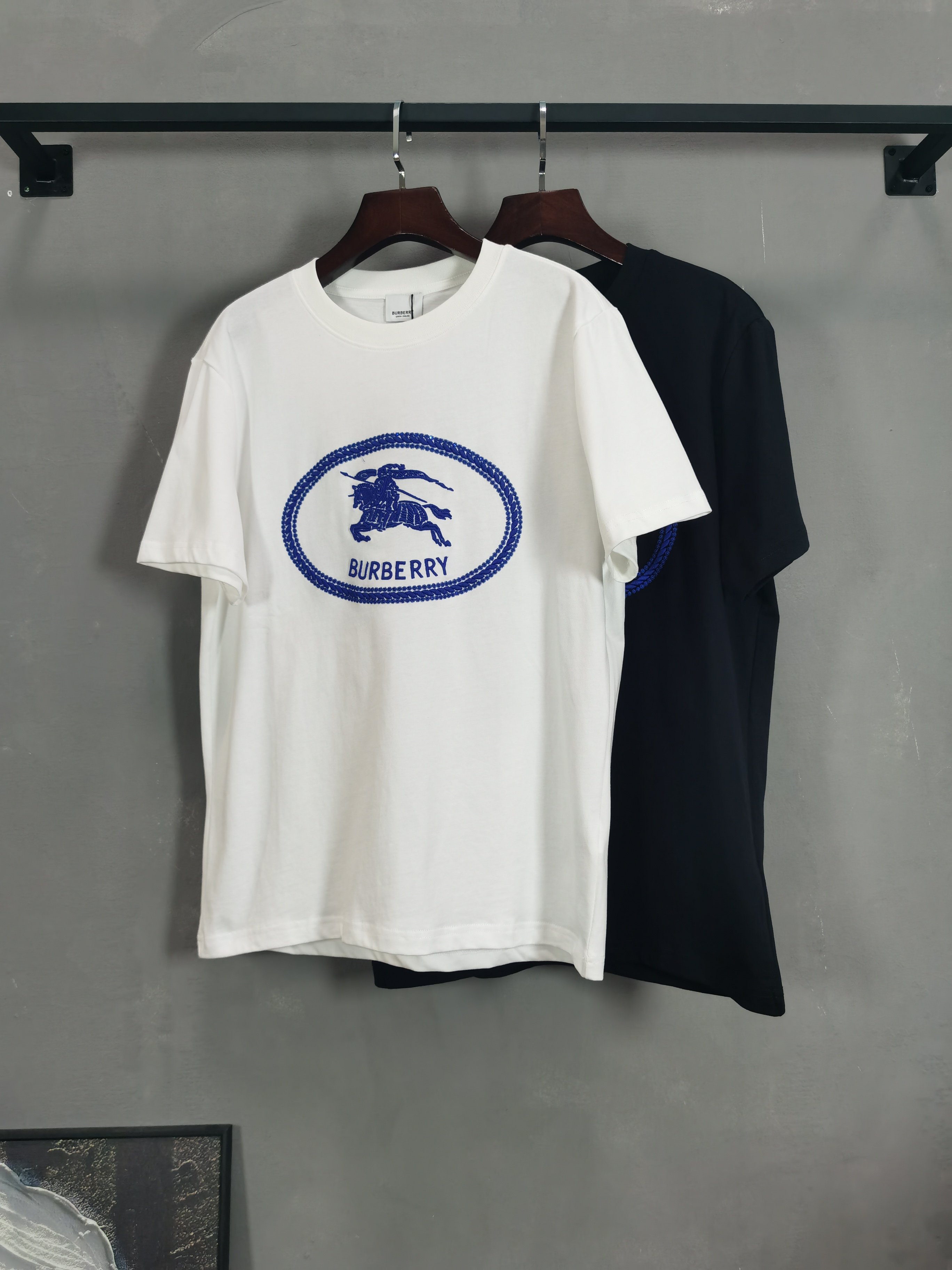 NO:757926,BURBERRY 26 spring and summer new style debut counter, the latest short-sleeved round neck T-shirt, high-end custom design, avant-garde and fashionable!  The brand logo is hand-painted with heavy craftsmanship and high-end customized fabrics. Soft to the touch. Comfortable to wear. Exquisite stitching at the counter level. Fine workmanship. The upper body effect is incomparably handsome!  A must-have item for a stylish man!  Color Black White Size S-XXL,,burberry,burberry,T-shirt,tees,t-shirt,19860909BURBERRY巴宝莉 26春夏新款首发专柜最新款短袖圆领T恤 高端订制 设计前卫时尚！品牌logo重工艺手绘设计 高端定制面料.手感柔软.穿着舒适.专柜级别精致车线.做工精细.上身效果无敌帅气！型男必备单品！ 颜色黑色 白色 码数S-XXL,,burberry,burberry,T-shirt,tees，t-shirt,,Men's clothing