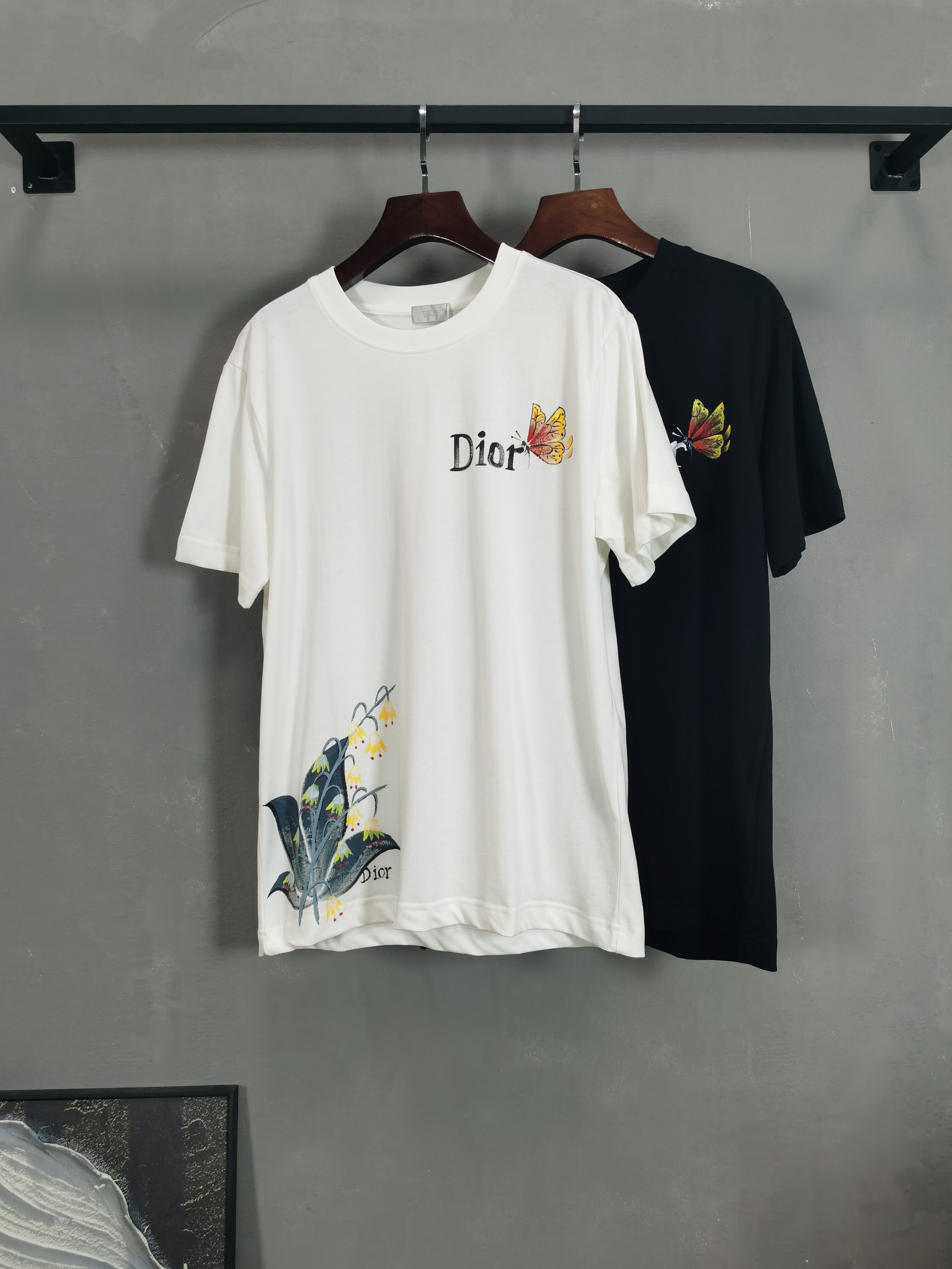 NO:757933,DIOR Dior 26 new spring and summer new debut counter latest short-sleeved round neck T-shirt, high-end customization, avant-garde and fashionable design!  The brand logo is hand-painted with heavy craftsmanship and high-end customized fabrics. Soft to the touch. Comfortable to wear. Exquisite stitching at the counter level. Fine workmanship. The upper body effect is incomparably handsome!  A must-have item for a stylish man!  Color Black White Size S-XXL,,dior,dior,T-shirt,tees,t-shirt,19860909DIOR 迪奥 26春夏新款首发专柜最新款短袖圆领T恤 高端订制 设计前卫时尚！品牌logo重工艺手绘设计 高端定制面料.手感柔软.穿着舒适.专柜级别精致车线.做工精细.上身效果无敌帅气！型男必备单品！ 颜色黑色 白色 码数S-XXL,,dior,dior,T-shirt,tees，t-shirt,,Men's clothing