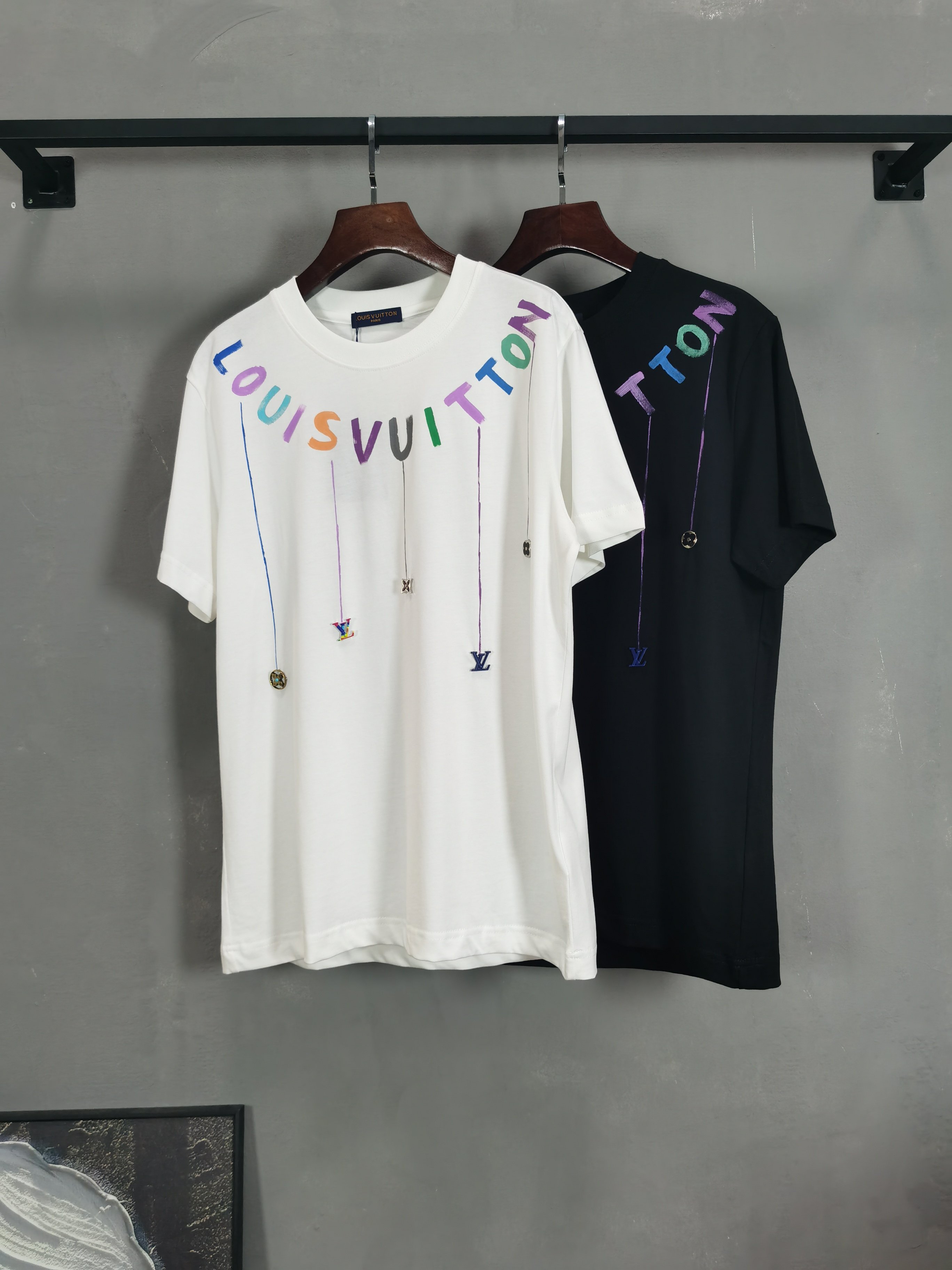 NO:757940,LV Louis Vuitton's 26 spring and summer new style debut counter, the latest short-sleeved round neck T-shirt, high-end customization, avant-garde and fashionable design!  The brand logo is hand-painted with heavy craftsmanship and high-end customized fabrics. Soft to the touch. Comfortable to wear. Exquisite stitching at the counter level. Fine workmanship. The upper body effect is incomparably handsome!  A must-have item for a stylish man!  Color Black White Size S-XXL,,louis vuitton,louis vuitton,T-shirt,tees,t-shirt,19860909LV 路易威登 26春夏新款首发专柜最新款短袖圆领T恤 高端订制 设计前卫时尚！品牌logo重工艺手绘设计 高端定制面料.手感柔软.穿着舒适.专柜级别精致车线.做工精细.上身效果无敌帅气！型男必备单品！ 颜色黑色 白色 码数S-XXL,,louis vuitton,louis vuitton,T-shirt,tees，t-shirt,,Men's clothing