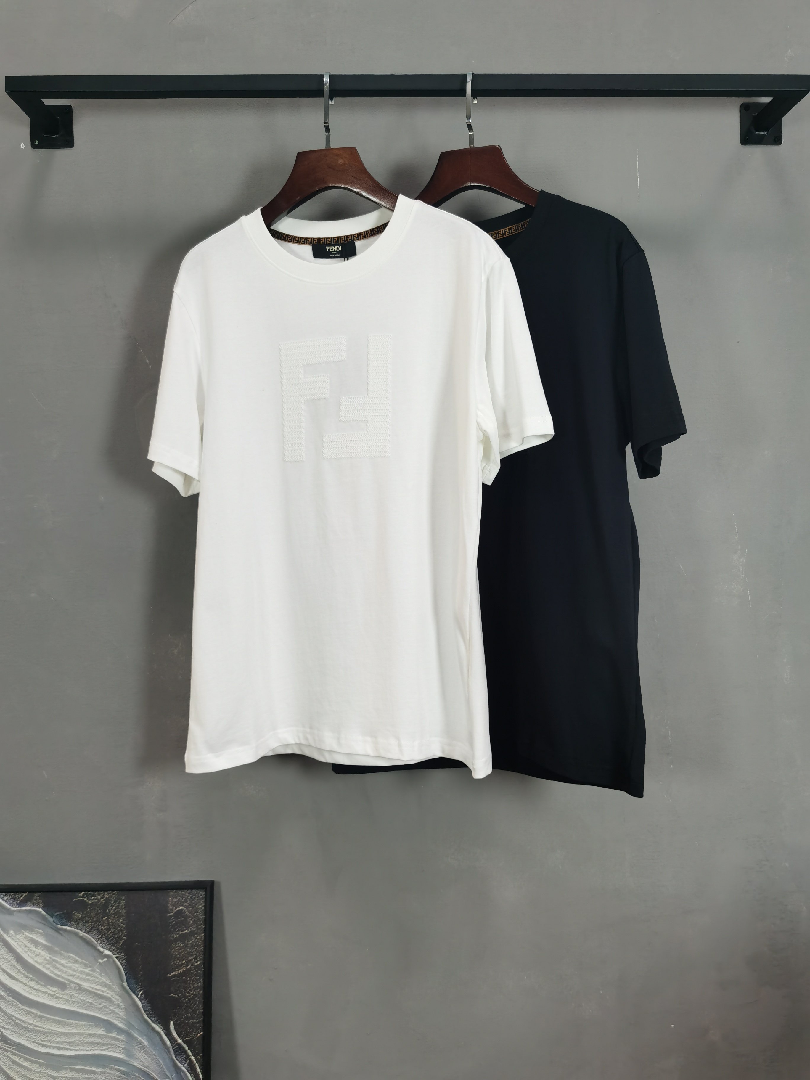 NO:757946,FENDI Fendi 26 new spring and summer new debut counter latest short-sleeved round neck T-shirt high-end custom design avant-garde fashion!  The brand logo is hand-painted with heavy craftsmanship and high-end customized fabrics. Soft to the touch. Comfortable to wear. Exquisite stitching at the counter level. Fine workmanship. The upper body effect is incomparably handsome!  A must-have item for a stylish man!  Color Black White Size S-XXL,,fendi,fendi,T-shirt,tees,t-shirt,19860909FENDI 芬迪 26春夏新款首发专柜最新款短袖圆领T恤 高端订制 设计前卫时尚！品牌logo重工艺手绘设计 高端定制面料.手感柔软.穿着舒适.专柜级别精致车线.做工精细.上身效果无敌帅气！型男必备单品！ 颜色黑色 白色 码数S-XXL,,fendi,fendi,T-shirt,tees，t-shirt,,Men's clothing