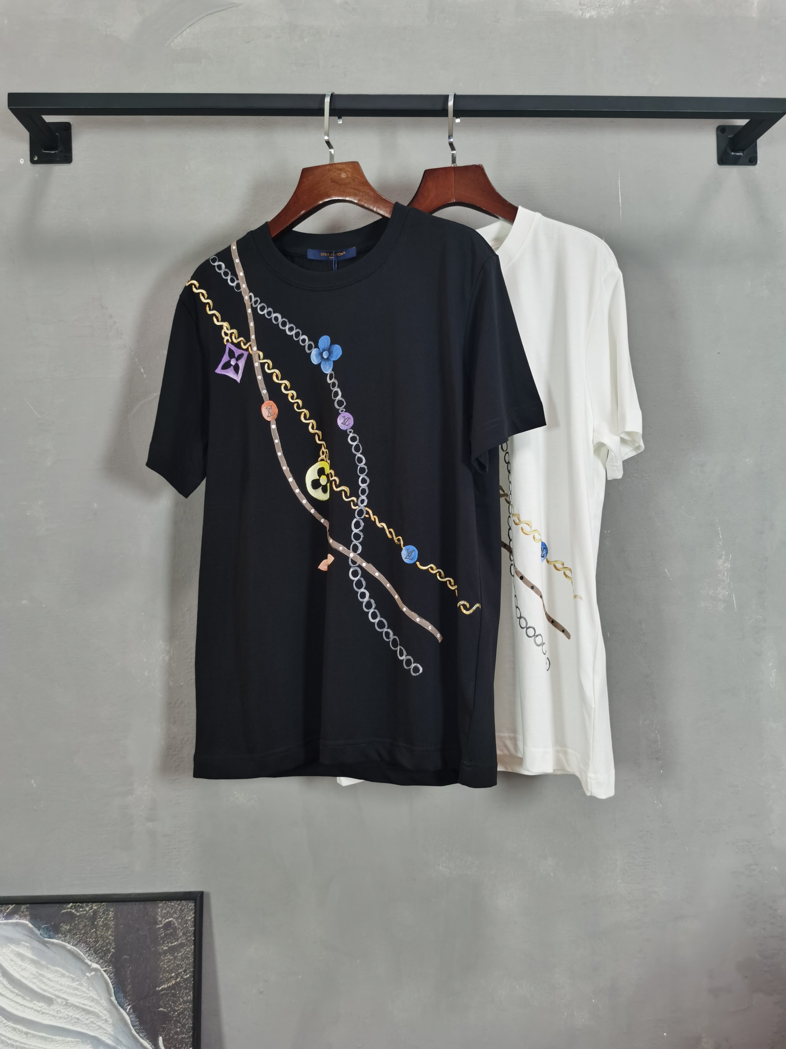 NO:757953,LV Louis Vuitton's 26 spring and summer new style debut counter, the latest short-sleeved round neck T-shirt, high-end customization, avant-garde and fashionable design!  The brand logo is hand-painted with heavy craftsmanship and high-end customized fabrics. Soft to the touch. Comfortable to wear. Exquisite stitching at the counter level. Fine workmanship. The upper body effect is incomparably handsome!  A must-have item for a stylish man!  Color Black White Size S-XXL,,louis vuitton,louis vuitton,T-shirt,tees,t-shirt,19860909LV 路易威登 26春夏新款首发专柜最新款短袖圆领T恤 高端订制 设计前卫时尚！品牌logo重工艺手绘设计 高端定制面料.手感柔软.穿着舒适.专柜级别精致车线.做工精细.上身效果无敌帅气！型男必备单品！ 颜色黑色 白色 码数S-XXL,,louis vuitton,louis vuitton,T-shirt,tees，t-shirt,,Men's clothing