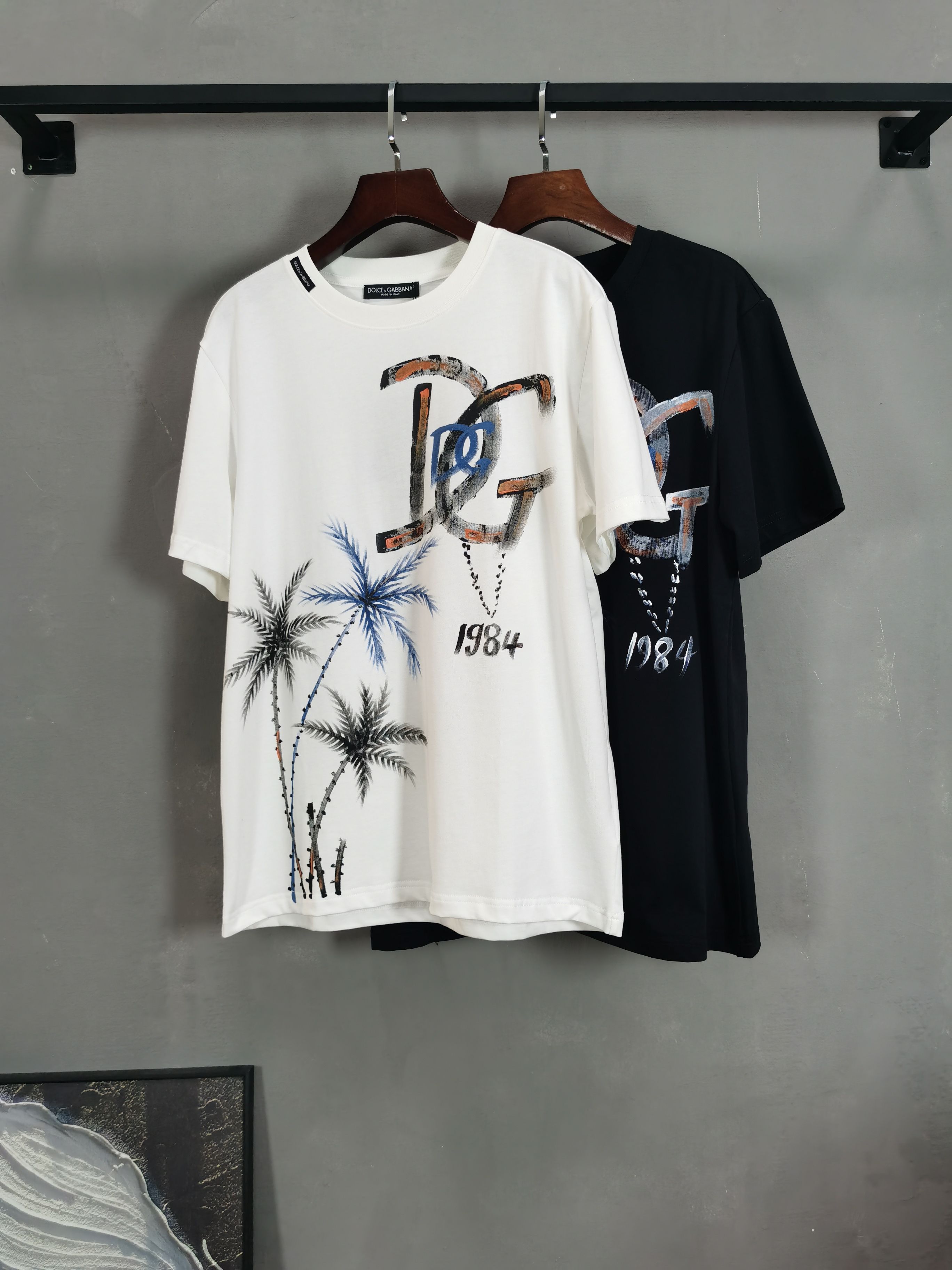 NO:757961,DG 26 new spring and summer new debut counter latest short-sleeved round neck T-shirt, high-end customization, avant-garde and fashionable design!  The brand logo is hand-painted with heavy craftsmanship and high-end customized fabrics. Soft to the touch. Comfortable to wear. Exquisite stitching at the counter level. Fine workmanship. The upper body effect is incomparably handsome!  A must-have item for a stylish man!  Color Black White Size S-XXL, T-shirt, tees, t-shirt,19860909DG 26春夏新款首发专柜最新款短袖圆领T恤 高端订制 设计前卫时尚！品牌logo重工艺手绘设计 高端定制面料.手感柔软.穿着舒适.专柜级别精致车线.做工精细.上身效果无敌帅气！型男必备单品！ 颜色黑色 白色 码数S-XXL,,T-shirt,tees，t-shirt,,Men's clothing