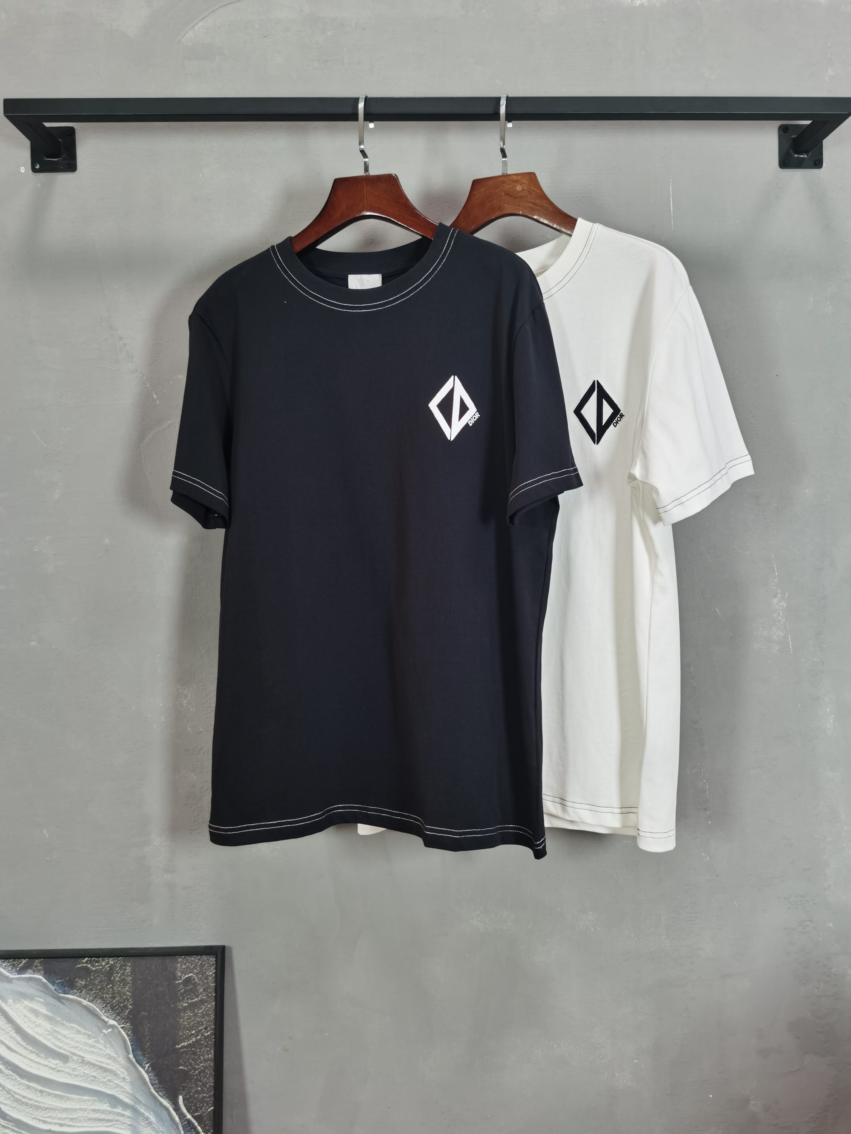 NO:757969,Dior26 new spring and summer new debut counter latest short-sleeved round neck T-shirt high-end custom design avant-garde fashion!  The brand logo is hand-painted with heavy craftsmanship and high-end customized fabrics. Soft to the touch. Comfortable to wear. Exquisite stitching at the counter level. Fine workmanship. The upper body effect is incomparably handsome!  A must-have item for a stylish man!  Color Black White Size S-XXL, dior, T-shirt, tees, t-shirt,19860909Dior26春夏新款首发专柜最新款短袖圆领T恤 高端订制 设计前卫时尚！品牌logo重工艺手绘设计 高端定制面料.手感柔软.穿着舒适.专柜级别精致车线.做工精细.上身效果无敌帅气！型男必备单品！ 颜色黑色 白色 码数S-XXL,,dior,T-shirt,tees，t-shirt,,Men's clothing