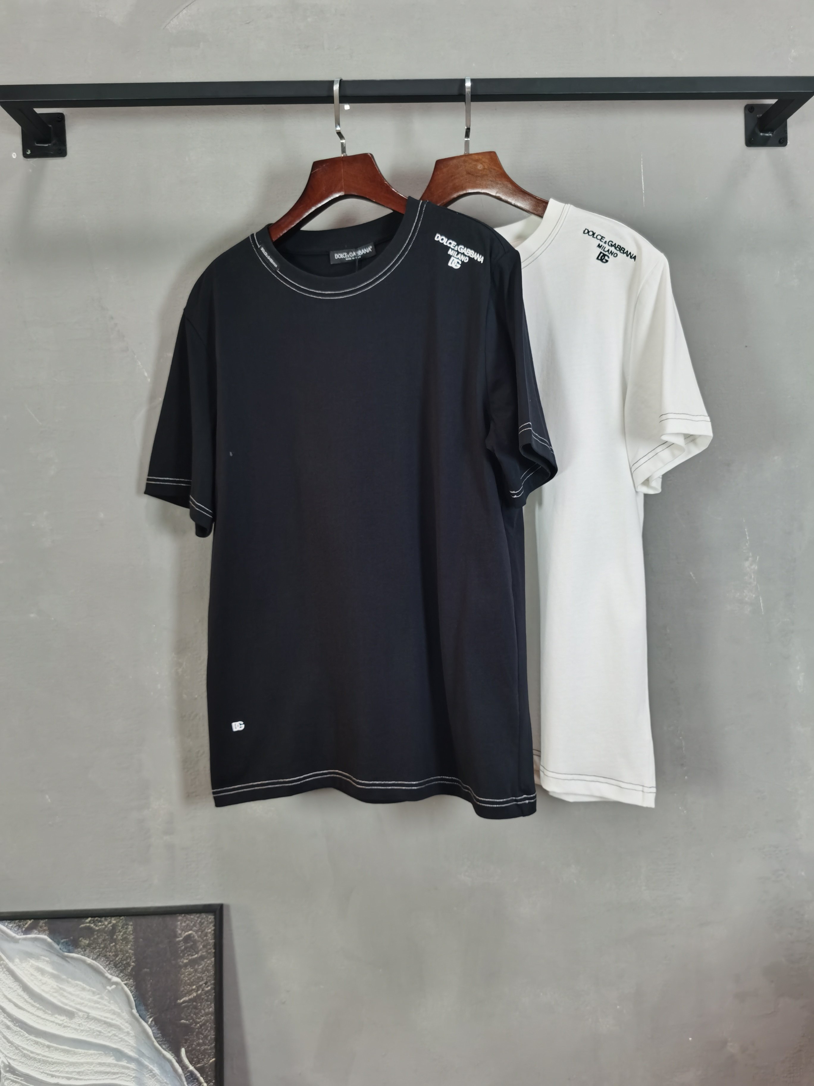 NO:757976,DG 26 new spring and summer new debut counter latest short-sleeved round neck T-shirt, high-end customization, avant-garde and fashionable design!  The brand logo is hand-painted with heavy craftsmanship and high-end customized fabrics. Soft to the touch. Comfortable to wear. Exquisite stitching at the counter level. Fine workmanship. The upper body effect is incomparably handsome!  A must-have item for a stylish man!  Color Black White Size S-XXL, T-shirt, tees, t-shirt,19860909DG 26春夏新款首发专柜最新款短袖圆领T恤 高端订制 设计前卫时尚！品牌logo重工艺手绘设计 高端定制面料.手感柔软.穿着舒适.专柜级别精致车线.做工精细.上身效果无敌帅气！型男必备单品！ 颜色黑色 白色 码数S-XXL,,T-shirt,tees，t-shirt,,Men's clothing