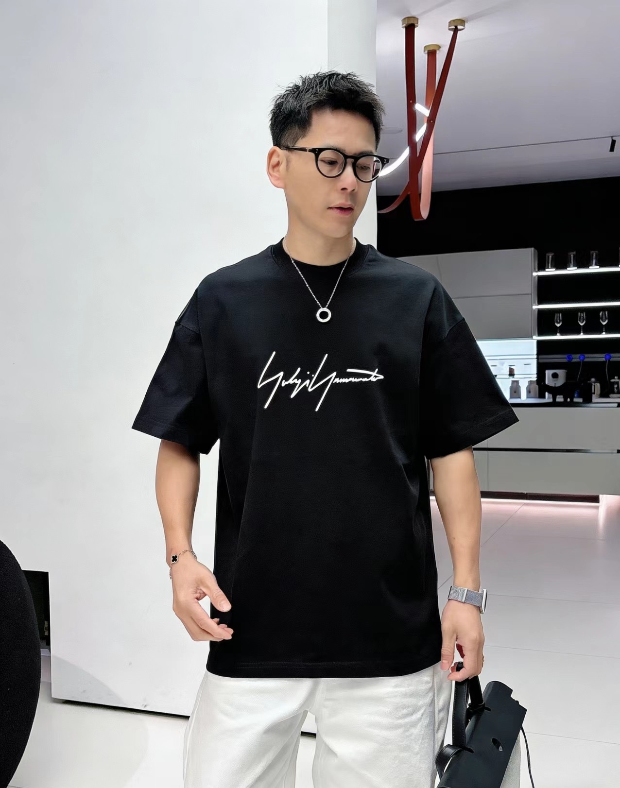 NO:760820,2026 new short-sleeved preview is available!   Y-3 Yohji Yamamoto short-sleeved T-shirt high-end version!  Custom-made fabrics at the counter are highly breathable and comfortable, with impeccable details and brand element design concepts, reflecting high quality. It feels delicate and soft!  It presents a casual cut and the upper body shape is awesome!  Size M-3XL,,T-shirt,tees,t-shirt,198609092026新款短袖预告上新！  Y-3 山本耀司短袖 T恤 高端版本！专柜定制面料 透气舒适度高,细节无可挑剔,品牌元素设计理念,体现高品质.手感细腻柔软！呈现休闲裁剪,上身版型超赞！ 码数M-3XL,,T-shirt,tees，t-shirt,,Men's clothing