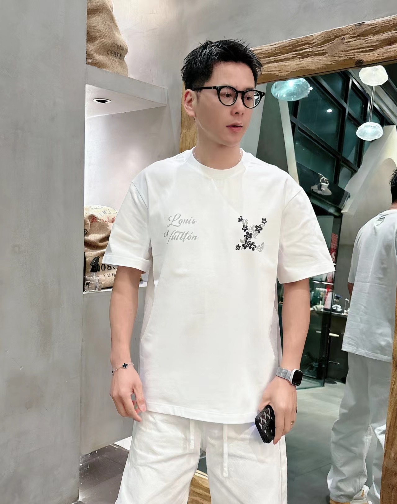 NO:760824,2026 new short-sleeved preview is available!   Louis Vuitton LV round neck short-sleeved T-shirt high-end version!  Custom-made fabrics at the counter are highly breathable and comfortable, with impeccable details and brand element design concepts, reflecting high quality. It feels delicate and soft!  It presents a casual cut and the upper body shape is awesome!  Size M-3XL,,louis vuitton,louis vuitton,T-shirt,tees,t-shirt,198609092026新款短袖预告上新！  路易威登 LV 圆领 短袖 T恤 高端版本！专柜定制面料 透气舒适度高,细节无可挑剔,品牌元素设计理念,体现高品质.手感细腻柔软！呈现休闲裁剪,上身版型超赞！ 码数M-3XL,,louis vuitton,louis vuitton,T-shirt,tees，t-shirt,,Men's clothing