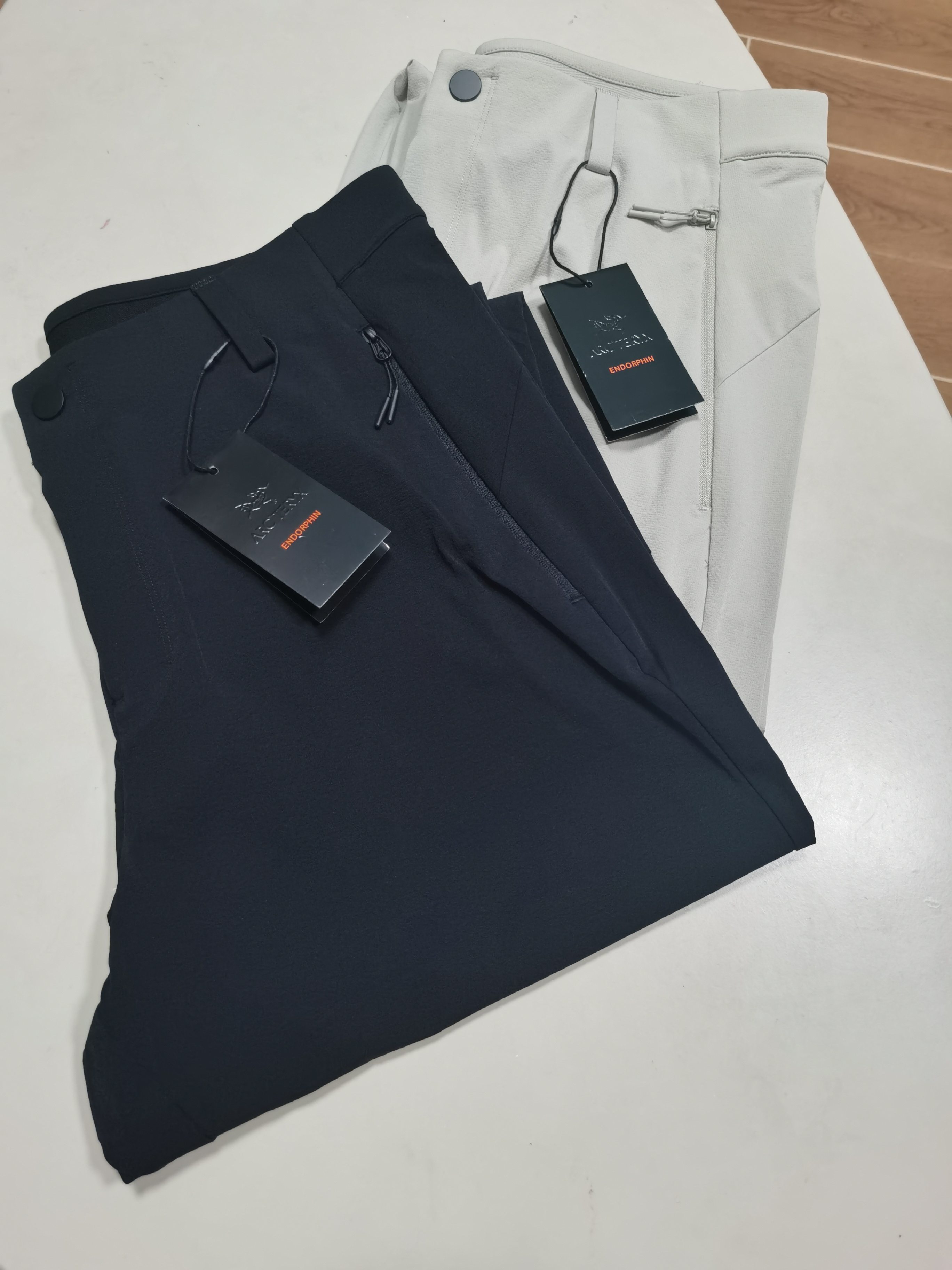 NO:774201,- High-performance Cordura fiber four-way elastic three-dimensional tailoring functional soft shell casual pants About selling points ALIGN MX trousers, which belong to the Veilance business series of Niaojia's high-end line, Cordura's high-performance fiber + 3D three-dimensional tailoring + outdoor full-gluing technology, soft shell pants with full buff, suitable for urban life, and have strong functionality.  Straight and slightly tapered soft shell trousers, minimalist waist design, no girdle splicing at the waist, the inner waist lining is fine suede, which increases the skin-friendly feel, and a belt buckle with a webbing structure is added to the waist, which is convenient for adding a belt and adds more  Firmness. Shangniao’s unique draping deconstruction is the essence. The body is draped diagonally in many places, and multiple pieces are spliced together. The performance on the hips is particularly outstanding. The deconstructed lines reconstruct the three-dimensional structure of the back piece and outline the geometric cuts.  The shape replaces the conventional back pocket design. The elongated thigh pocket is very recognizable. The zipper pocket extends from the back waist to the front leg side along the diagonal vertical cutting line. The elongated zipper pocket is hidden in the rubber cover. The bag body has built-in compartments for easy opening and closing of items with one hand. It can also be used for ventilation and heat dissipation. The outer seams are cut diagonally forward, and the crotch is designed with an additional cut. The three-dimensional arc cut is in line with the dynamic function of the human body.  About fabric  89 nylon 11 spandex, the surface of the fabric has a twill texture, and has micro elasticity in the transverse direction. Cordura fiber from DuPont is a thick mountaineering cloth exclusive for autumn and winter, 200D*140D. Cordura is a lightweight, high-strength, high-performance  It is a patented fabric that is balanced and has a certain water-repellent effect. The special structure of the fiber gives it resistance to tearing, abrasion, abrasion, and puncture resistance, a good hand feel, and features such as light weight, softness, stable gloss, and easy care. It is also waterproof, quick-drying, and breathable.  Size M-5XL,,jil sander,19860909-高性能Cordura纤维四面弹力立体剪裁机能软壳休闲裤 关于卖点 ALIGN MX长裤,隶属于 鸟家高端线的Veilance商务系列,Cordura考杜拉的高性能纤维+3D立体剪裁+户外全压胶工艺,buff加满的软壳裤,适配城市生活,并拥有强悍的机能性. 直筒微锥的软壳长裤,极简的连腰设计,腰部无腰封拼接,内里腰衬是细腻绒面,增加亲肤感,腰部添加了织带结构的皮带环扣,方便加置腰带,并且增加牢固度.商鸟特有的立裁解构是精髓,大身多处斜向立裁,并多裁片拼接,在臀部的表现特别出彩,解构线条重新构建了后片的立体结构,勾勒的几何切割造型取代了常规的后兜口袋设计,加长尺寸的大腿口袋很具识别度,拉链袋口从后腰部沿着斜向立裁线延续到前腿侧,压胶盖片里隐形着加长的拉链口袋,袋体内置分格收纳,方便单手开合取物,同时也可以用于透气散热.外侧缝做了斜向前移剪裁,裆部做了加裁设计,立体弧线的剪裁,符合人体的动态机能. 关于面料 89锦纶11氨纶,面料表面带有斜纹肌理,横向具有微弹力,来自杜邦公司的Cordura纤维,属于秋冬专属的厚质登山布,200D*140D,考拉杜是一种轻量化、高强度、性能平衡、有一定的防泼水功效的专利面料,纤维的特殊结构赋予它耐撕裂,抗擦伤,抗磨损,防穿刺性能,良好的手感,以及质轻,柔软,光泽稳定,易于护理等特点,并且防水,速干,透气. 尺码M-5XL,,jil sander,,Men's clothing