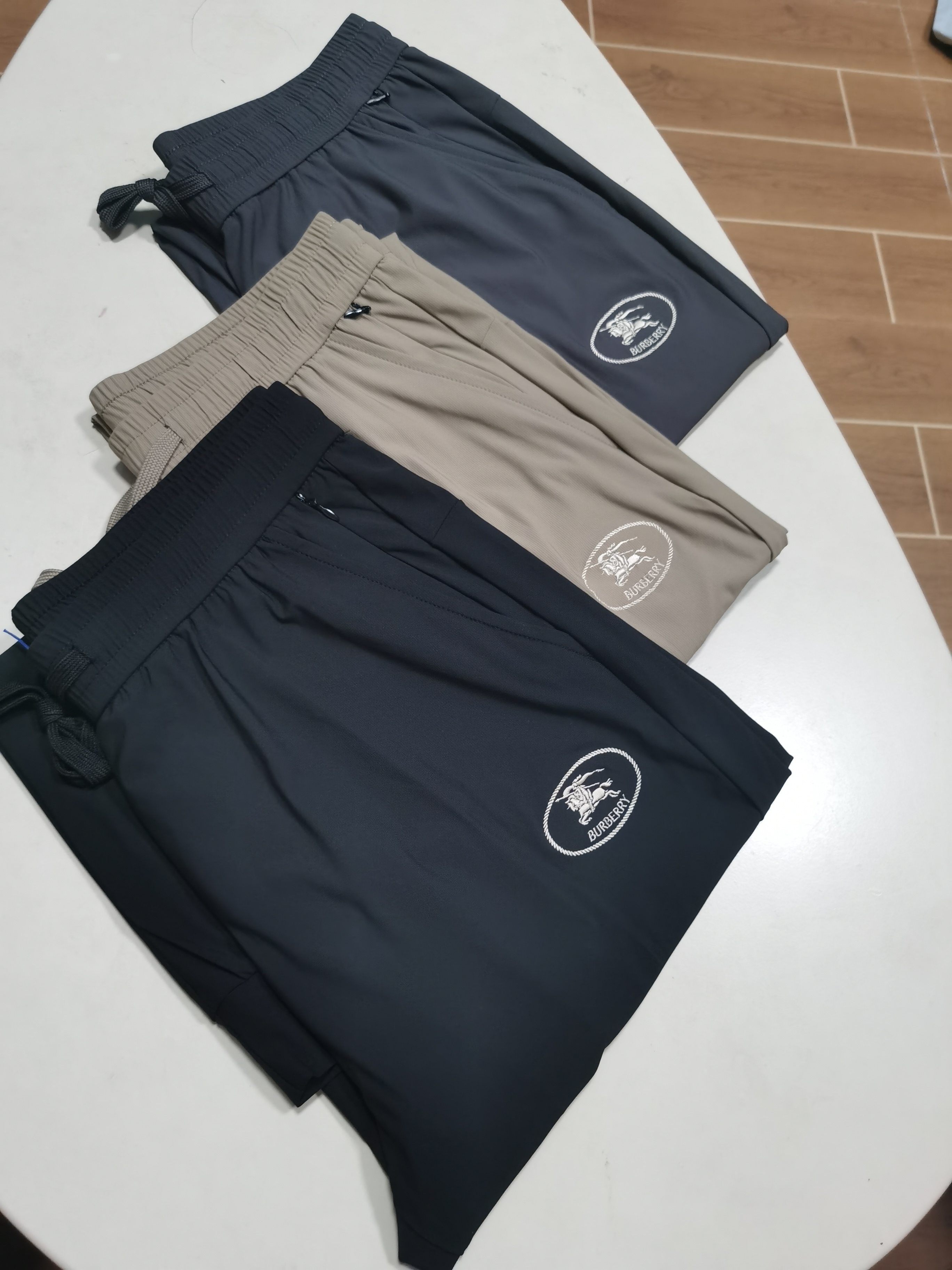 NO:774207,-Burberry spring and summer men's sports trousers, a very classic and attractive style, simple and elegant, without losing style!  Break the shackles of traditional fabrics!  It's soft against the skin, comfortable and breathable, and the fabric is very drapey, slim and wrinkle-free!  f The very distinctive Burberry logo has great texture and look! Standard Asian design, the upper body is not bloated or exaggerated, and the pants are cut with ACTIVE sports!  Three-dimensional version design, accurately fits the body curve!  It gives the legs flexible space, and the fabric will not pile up when exercising, giving it a high-end feel!  Men's running and fitness casual pants. Sizes M-5XL,,burberry,burberry,19860909-巴宝莉 Burberry 春夏季男士运动长裤 非常经典耐看的一个款式,简约大气,不失格调！打破传统面料的束缚！亲肤柔软,舒适透气,面料很有垂感,修身不起褶！f极具特点的的巴宝莉logo,很有质感和观感! 标准亚洲版型设计,上身不臃肿,不浮夸,裤型采用ACTIVE运动裁剪！立体版型设计,精准贴合身体曲线！给予腿部灵活的空间,而且运动时不会面料堆褶在一起,高级感十足！ 男款跑步运动健身休闲裤长裤. 尺码M-5XL,,burberry,burberry,,Men's clothing
