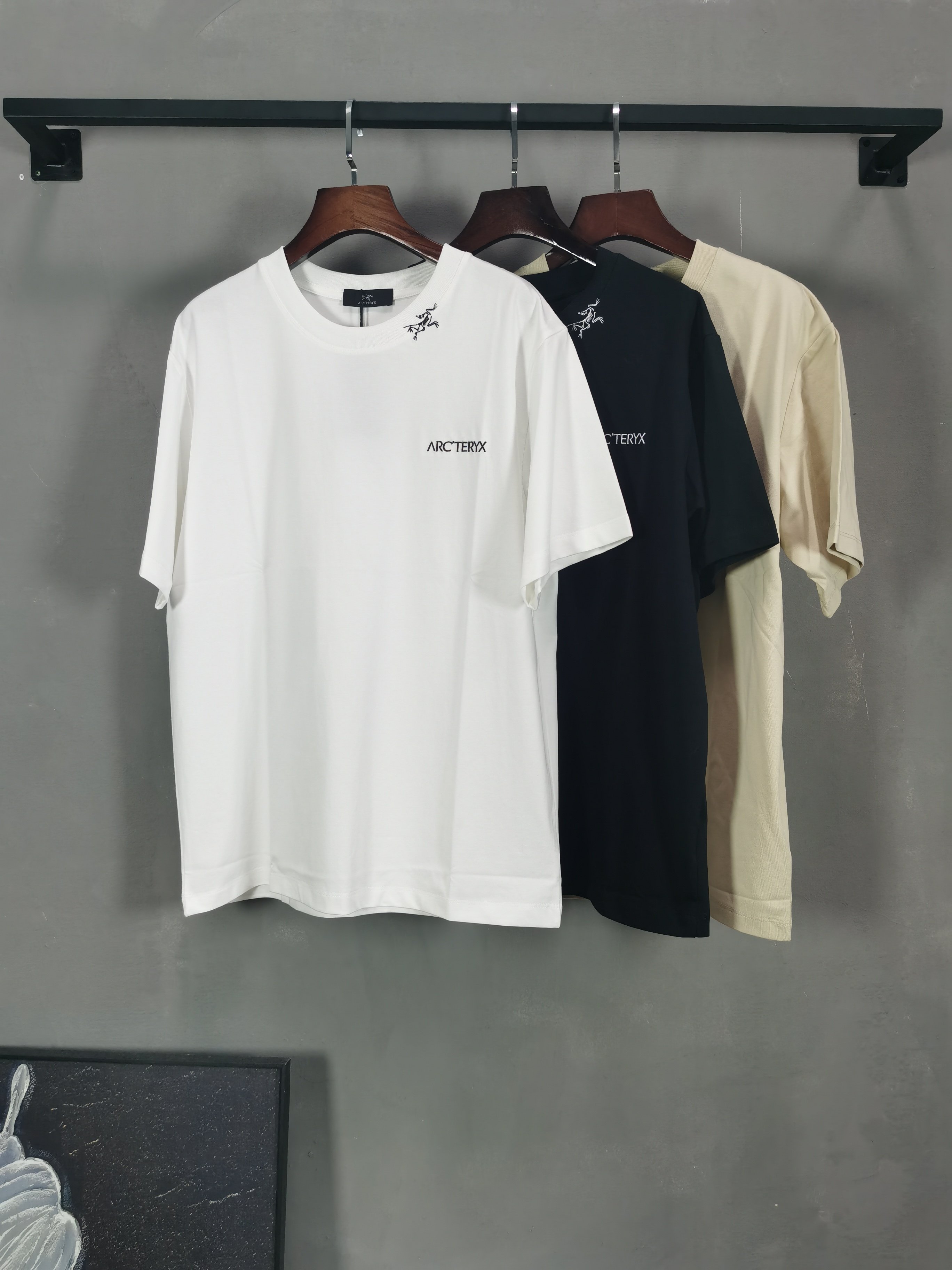 NO:774197,- Niaojia 2026 spring and summer new round neck short-sleeved tee 26-count Solona fabric does not deform or shrink. The upper body is skin-friendly and feels ice-like and comfortable. Color: black, white, apricot. Size S-4XL,,jil sander,T-shirt,19860909- 鸟家 2026春夏新款 圆领短袖tee 26支索罗娜面料 不变形不缩水 上身亲肤冰感舒适 颜色黑色 白色 杏色 尺码S-4XL,,jil sander,T-shirt,,Men's clothing