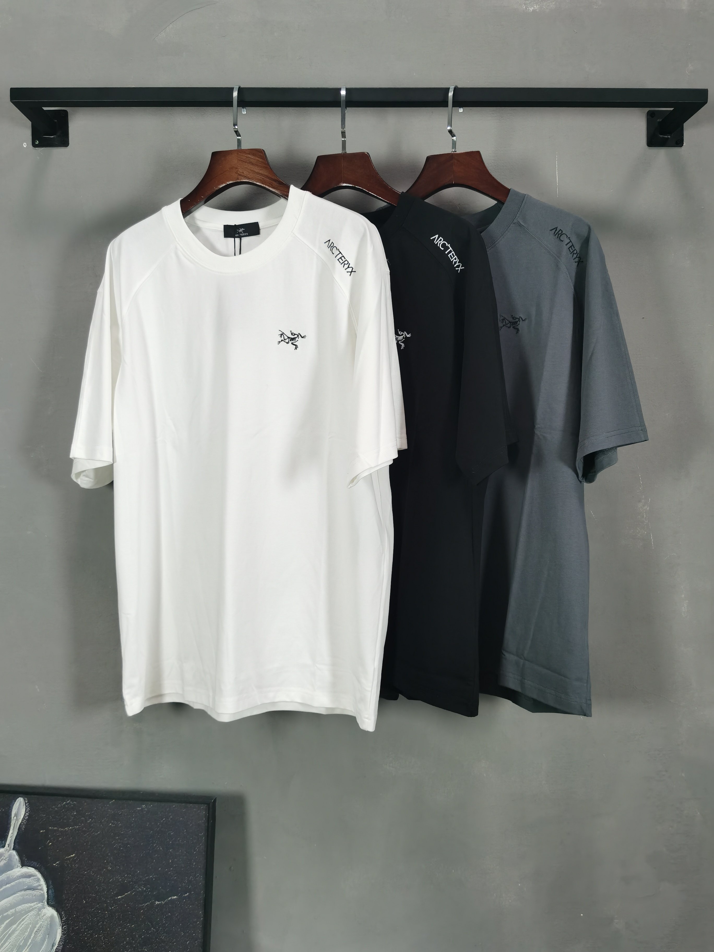 NO:774192,- Niaojia 2026 spring and summer new style round neck short-sleeved tee 26-count Solona fabric does not deform or shrink. The upper body is skin-friendly and feels ice-like and comfortable. Color black white gray Size S-4XL, jil sander, T-shirt,19860909- 鸟家 2026春夏新款 圆领短袖tee 26支索罗娜面料 不变形不缩水 上身亲肤冰感舒适 颜色黑色 白色 灰色 尺码S-4XL,,jil sander,T-shirt,,Men's clothing