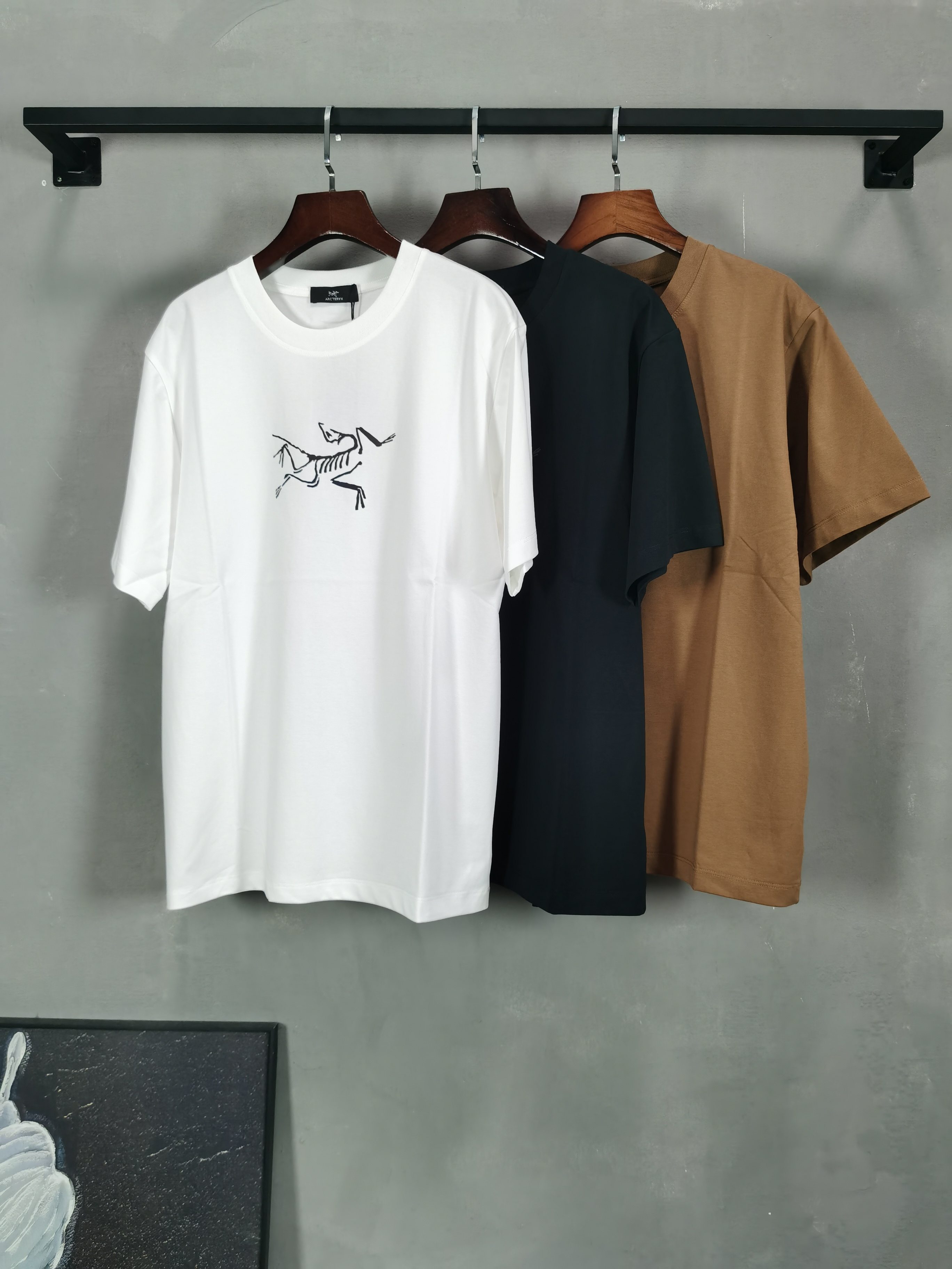 NO:774187,- Niaojia 2026 spring and summer new style round neck short-sleeved tee 26-count Solona fabric does not deform or shrink, the upper body is skin-friendly and feels ice-like and comfortable Color black white coffee Size S-4XL, jil sander, T-shirt,19860909- 鸟家 2026春夏新款 圆领短袖tee 26支索罗娜面料 不变形不缩水 上身亲肤冰感舒适 颜色黑色 白色 咖色 尺码S-4XL,,jil sander,T-shirt,,Men's clothing