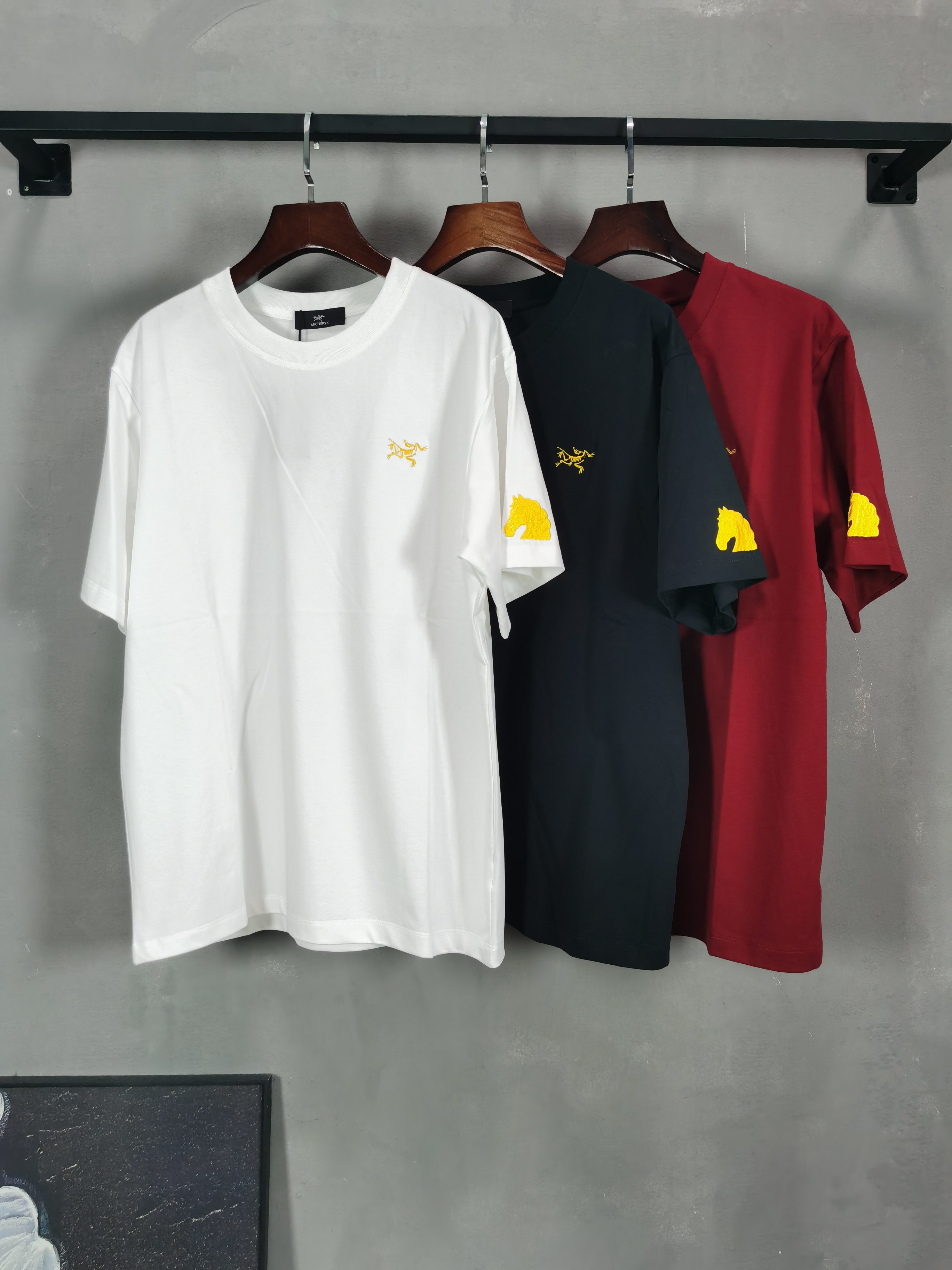 NO:774182,- Niaojia 2026 spring and summer new round neck short-sleeved tee 26-count Solona fabric does not deform or shrink. The upper body is skin-friendly and feels ice-like and comfortable. Color black white red Size S-4XL, jil sander, T-shirt,19860909- 鸟家 2026春夏新款 圆领短袖tee 26支索罗娜面料 不变形不缩水 上身亲肤冰感舒适 颜色黑色 白色 红色 尺码S-4XL,,jil sander,T-shirt,,Men's clothing