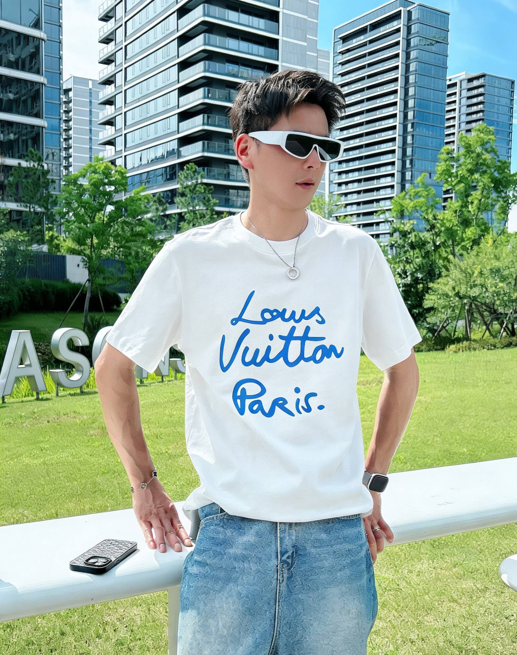 NO:776765,LOUIS VUITTON Louis Vuitton 2026 new printed round neck short-sleeved T-shirt is pre-sold and shipped!  On sale on overseas official website!  Made of pure cotton double yarn fabric, it feels soft and delicate, the color and gloss are super positive, and the upper body is comfortable and breathable!  Customized threads on the neckline, precision double-needle patchwork, through-shoulder zipper chain bottom, durable and non-deformable, with first-class texture!  This classic round-neck T-shirt is decorated with a highly recognizable logo print on the chest. The three-dimensional and fine detail processing injects a casual charm into the whole, casual and natural, and highly recognizable!  Produced by a large factory, with fine workmanship and complete three standards!  Classic round neck basic model, the version is quite wide and full!  The upper body is fashionable, relaxed and stylish, and the atmosphere is instantly filled!  Same style for men and women!  Size S-2XL Color black white,,louis vuitton,louis vuitton,T-shirt,tees,t-shirt,19860909LOUIS VUITTON 路易威登 2026新款印花圆领短袖T恤预售出货！ 海外官网在售！ 采用纯棉双纱面料,手感柔软细腻,颜色光泽度都超正,上身舒适透气！领口定织螺纹,精密双针拼缝,通肩拉锁链底耐穿不变形,质感一流！ 这款经典的圆领 T 恤胸前饰有高辨识度的logo印花,立体精细的细节处理,为整体注入一分闲适韵味,休闲自然,超高辨识度！ 大厂出品,做工精细,三标齐全！ 经典圆领基础款,版型挺阔饱满！ 上身时髦 轻松有格调 氛围感一下子拉满！ 男女同款！ 码数S-2XL 颜色黑色 白色,,louis vuitton,louis vuitton,T-shirt,tees，t-shirt,,Men's clothing