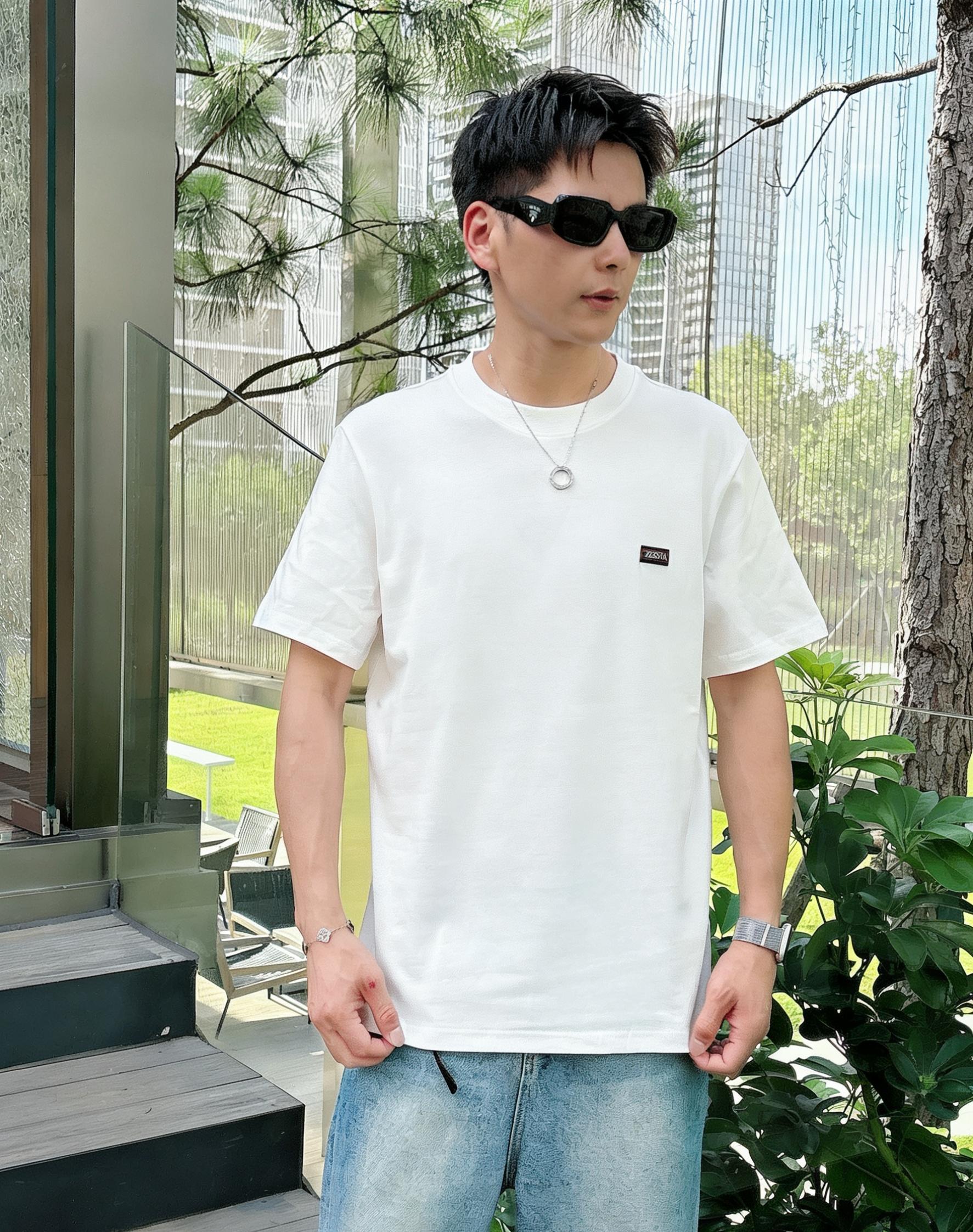 NO:776780,ZEGNA 2026 new printed round neck short-sleeved T-shirt is available for pre-sale!  On sale on overseas official website!  Made of pure cotton double yarn fabric, it feels soft and delicate, the color and gloss are super positive, and the upper body is comfortable and breathable!  Customized threads on the neckline, precision double-needle patchwork, through-shoulder zipper chain bottom, durable and non-deformable, with first-class texture!  This classic round-neck T-shirt is decorated with a highly recognizable logo print on the chest. The three-dimensional and fine detail processing injects a casual charm into the whole, casual and natural, and highly recognizable!  Produced by a large factory, with fine workmanship and complete three standards!  Classic round neck basic model, the version is quite wide and full!  The upper body is fashionable, relaxed and stylish, and the atmosphere is instantly filled!  Same style for men and women!  Size S-2XL Color black white,,zegna,T-shirt,tees,t-shirt,19860909ZEGNA 杰尼亚 2026新款印花圆领短袖T恤预售出货！ 海外官网在售！ 采用纯棉双纱面料,手感柔软细腻,颜色光泽度都超正,上身舒适透气！领口定织螺纹,精密双针拼缝,通肩拉锁链底耐穿不变形,质感一流！ 这款经典的圆领 T 恤胸前饰有高辨识度的logo印花,立体精细的细节处理,为整体注入一分闲适韵味,休闲自然,超高辨识度！ 大厂出品,做工精细,三标齐全！ 经典圆领基础款,版型挺阔饱满！ 上身时髦 轻松有格调 氛围感一下子拉满！ 男女同款！ 码数S-2XL 颜色黑色 白色,,zegna,T-shirt,tees，t-shirt,,Men's clothing