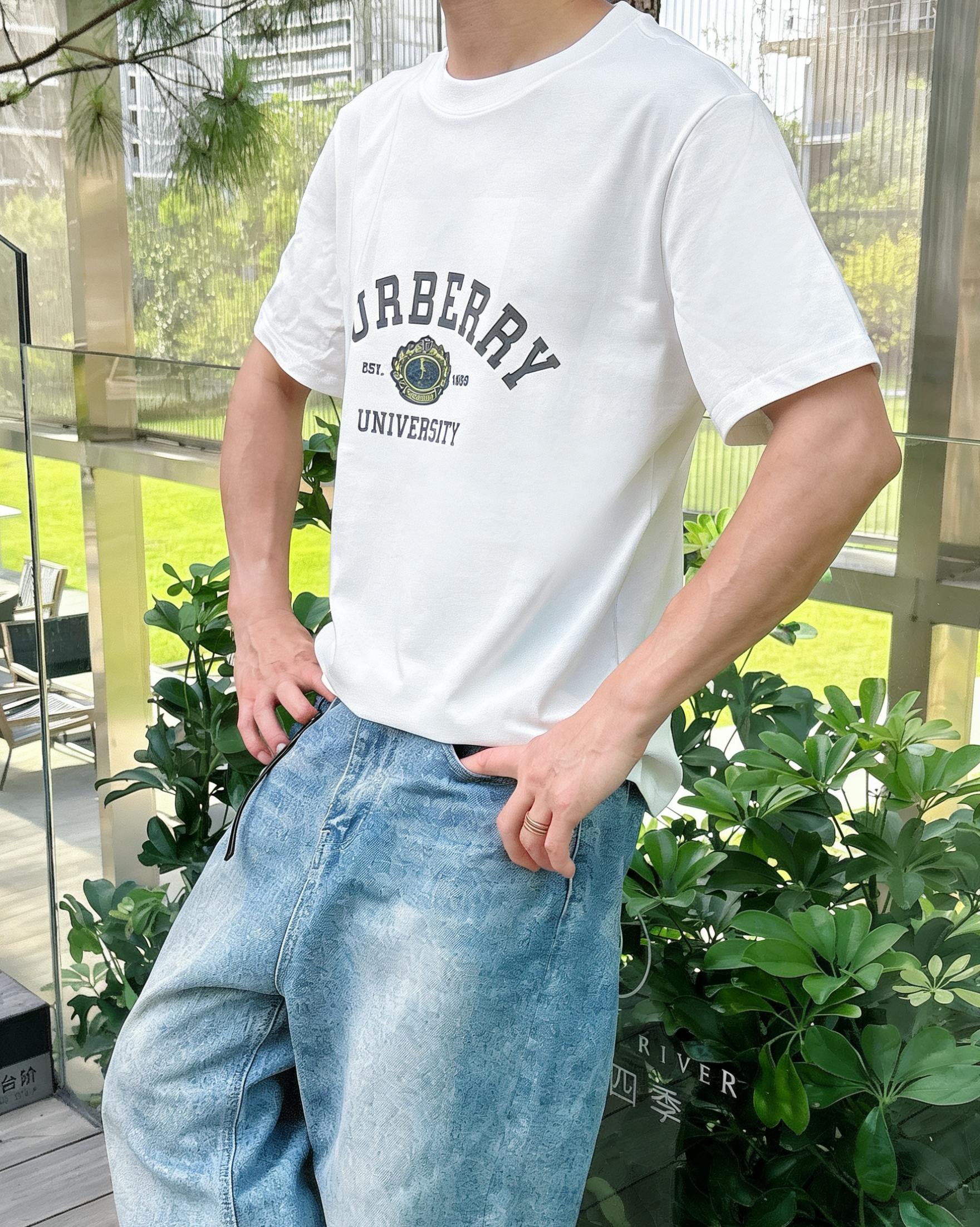 NO:776785,BURBERRY 2026 new printed round neck short-sleeved T-shirt is available for pre-sale!  On sale on overseas official website!  Made of pure cotton double yarn fabric, it feels soft and delicate, the color and gloss are super positive, and the upper body is comfortable and breathable!  Customized threads on the neckline, precision double-needle patchwork, through-shoulder zipper chain bottom, durable and non-deformable, with first-class texture!  This classic round-neck T-shirt is decorated with a highly recognizable logo print on the chest. The three-dimensional and fine detail processing injects a casual charm into the whole, casual and natural, and highly recognizable!  Produced by a large factory, with fine workmanship and complete three standards!  Classic round neck basic model, the version is quite wide and full!  The upper body is fashionable, relaxed and stylish, and the atmosphere is instantly filled!  Same style for men and women!  Size S-2XL Color black white,,burberry,burberry,T-shirt,tees,t-shirt,19860909巴宝莉BURBERRY 2026新款印花圆领短袖T恤预售出货！ 海外官网在售！ 采用纯棉双纱面料,手感柔软细腻,颜色光泽度都超正,上身舒适透气！领口定织螺纹,精密双针拼缝,通肩拉锁链底耐穿不变形,质感一流！ 这款经典的圆领 T 恤胸前饰有高辨识度的logo印花,立体精细的细节处理,为整体注入一分闲适韵味,休闲自然,超高辨识度！ 大厂出品,做工精细,三标齐全！ 经典圆领基础款,版型挺阔饱满！ 上身时髦 轻松有格调 氛围感一下子拉满！ 男女同款！ 码数S-2XL 颜色黑色 白色,,burberry,burberry,T-shirt,tees，t-shirt,,Men's clothing