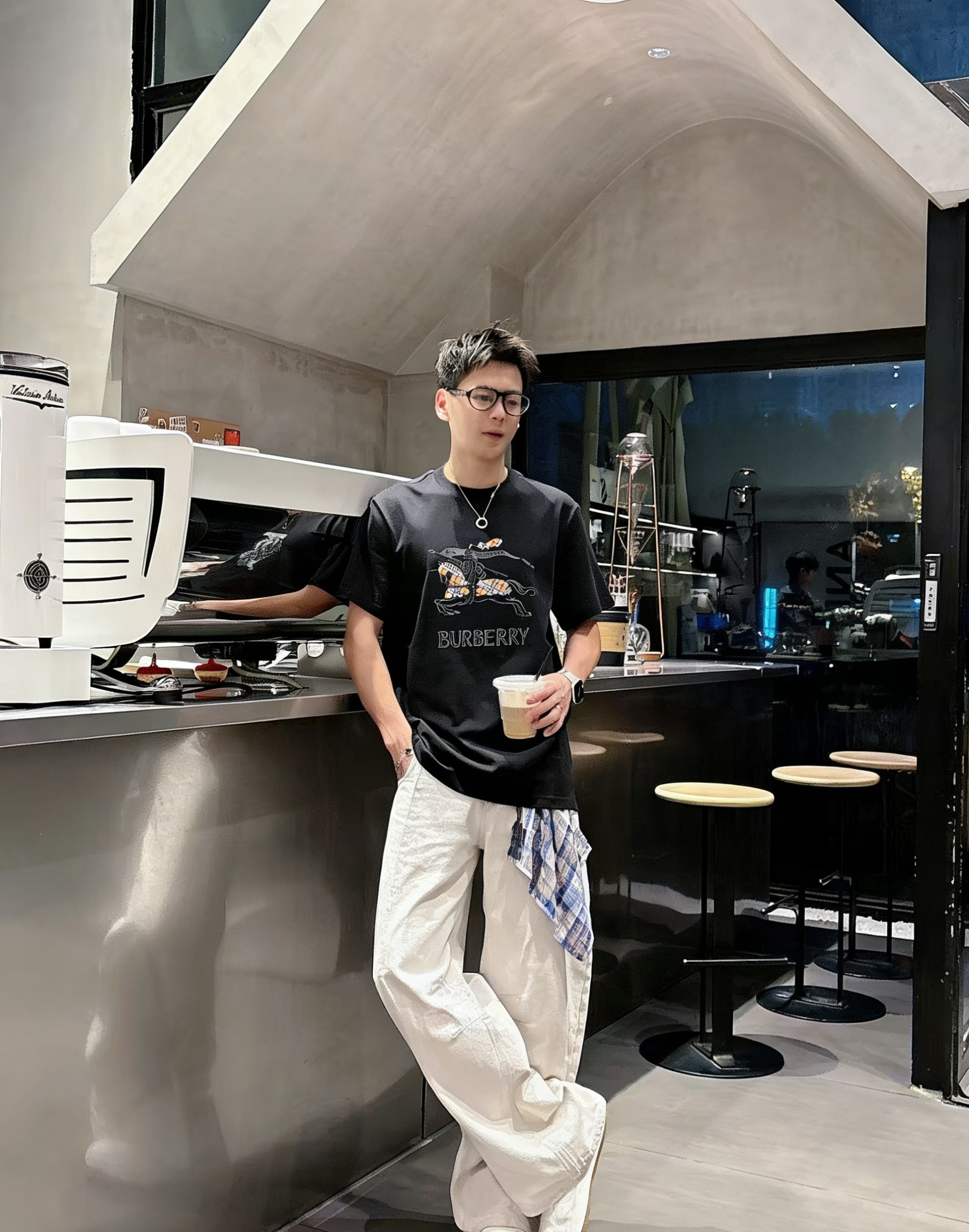 NO:776759,BURBERRY 2026 new printed round neck short-sleeved T-shirt is available for pre-sale!  On sale on overseas official website!  Made of pure cotton double yarn fabric, it feels soft and delicate, the color and gloss are super positive, and the upper body is comfortable and breathable!  Customized threads on the neckline, precision double-needle patchwork, through-shoulder zipper chain bottom, durable and non-deformable, with first-class texture!  This classic round-neck T-shirt is decorated with a highly recognizable logo print on the chest. The three-dimensional and fine detail processing injects a casual charm into the whole, casual and natural, and highly recognizable!  Produced by a large factory, with fine workmanship and complete three standards!  Classic round neck basic model, the version is quite wide and full!  The upper body is fashionable, relaxed and stylish, and the atmosphere is instantly filled!  Same style for men and women!  Size S-2XL Color black white,,burberry,burberry,T-shirt,tees,t-shirt,19860909巴宝莉BURBERRY 2026新款印花圆领短袖T恤预售出货！ 海外官网在售！ 采用纯棉双纱面料,手感柔软细腻,颜色光泽度都超正,上身舒适透气！领口定织螺纹,精密双针拼缝,通肩拉锁链底耐穿不变形,质感一流！ 这款经典的圆领 T 恤胸前饰有高辨识度的logo印花,立体精细的细节处理,为整体注入一分闲适韵味,休闲自然,超高辨识度！ 大厂出品,做工精细,三标齐全！ 经典圆领基础款,版型挺阔饱满！ 上身时髦 轻松有格调 氛围感一下子拉满！ 男女同款！ 码数S-2XL 颜色黑色 白色,,burberry,burberry,T-shirt,tees，t-shirt,,Men's clothing