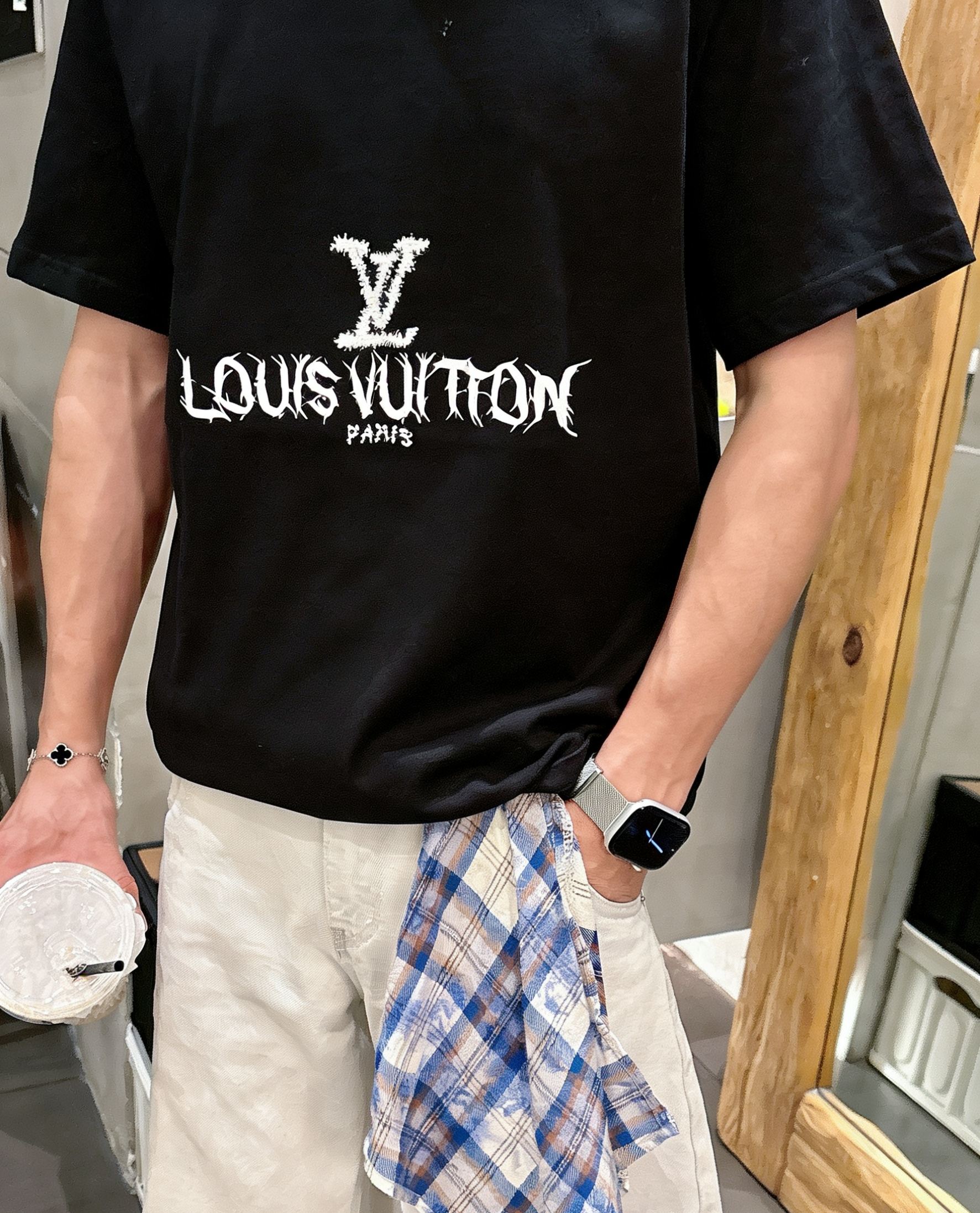 NO:776761,LV Louis Vuitton short-sleeved T-shirt high-end version!  Custom-made fabrics at the counter are highly breathable and comfortable, with impeccable details and brand element design concepts, reflecting high quality. It feels delicate and soft!  It presents a casual cut and the upper body shape is awesome!  Color Black White Size M-3XL,,louis vuitton,louis vuitton,T-shirt,tees,t-shirt,19860909LV 路易威登 短袖 T恤 高端版本！专柜定制面料 透气舒适度高,细节无可挑剔,品牌元素设计理念,体现高品质.手感细腻柔软！呈现休闲裁剪,上身版型超赞！ 颜色黑色 白色   码数 M-3XL,,louis vuitton,louis vuitton,T-shirt,tees，t-shirt,,Men's clothing
