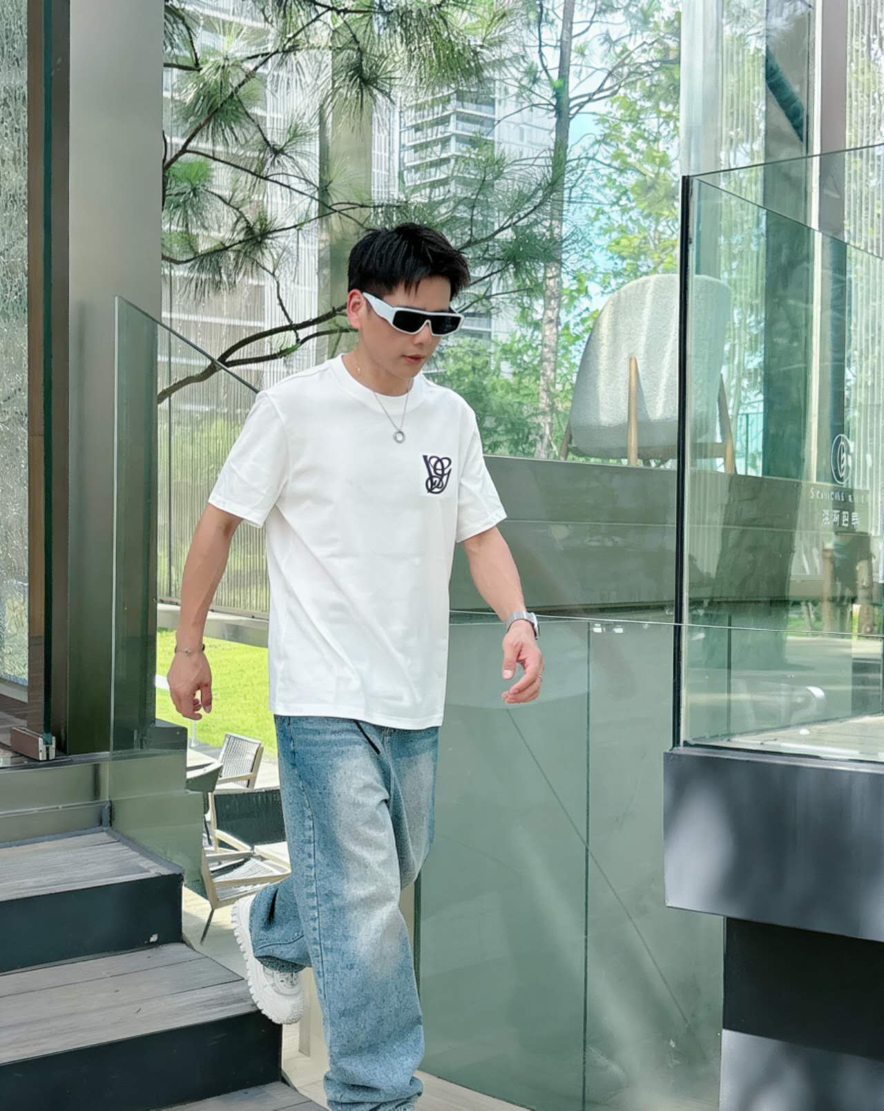 NO:776773,VaLENTINO Valentino short-sleeved T-shirt high-end version!  Custom-made fabrics at the counter are highly breathable and comfortable, with impeccable details and brand element design concepts, reflecting high quality. It feels delicate and soft!  It presents a casual cut and the upper body shape is awesome!  Color Black White Size M-3XL,,valentino,valentino,T-shirt,tees,t-shirt,19860909VaLENTINO华伦天奴短袖 T恤 高端版本！专柜定制面料 透气舒适度高,细节无可挑剔,品牌元素设计理念,体现高品质.手感细腻柔软！呈现休闲裁剪,上身版型超赞！ 颜色黑色 白色   码数 M-3XL,,valentino,valentino,T-shirt,tees，t-shirt,,Men's clothing