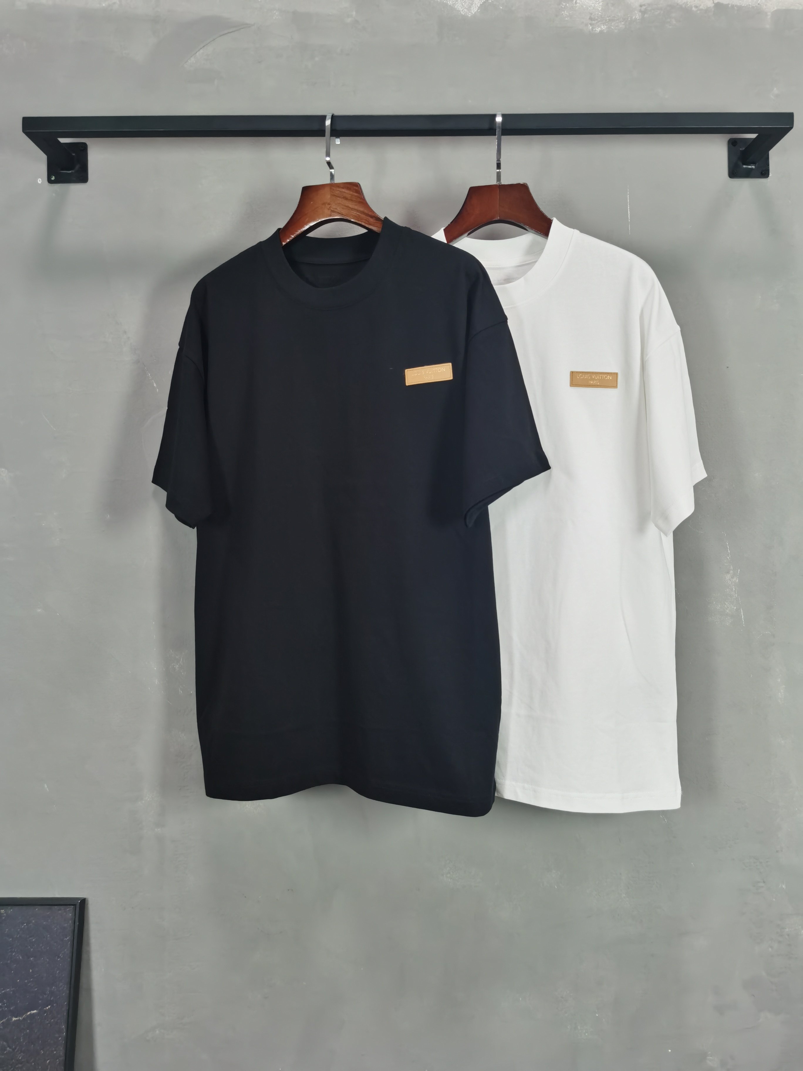 NO:904248,LV Louis Vuitton short-sleeved T-shirt high-end version!  Custom-made fabrics at the counter are highly breathable and comfortable, with impeccable details and brand element design concepts, reflecting high quality. It feels delicate and soft!  It presents a casual cut and the upper body shape is awesome!  Color Black White Size M-3XL,,louis vuitton,louis vuitton,T-shirt,tees,t-shirt,19860909LV 路易威登 短袖 T恤 高端版本！专柜定制面料 透气舒适度高,细节无可挑剔,品牌元素设计理念,体现高品质.手感细腻柔软！呈现休闲裁剪,上身版型超赞！ 颜色黑色 白色   码数 M-3XL,,louis vuitton,louis vuitton,T-shirt,tees，t-shirt,,Men's clothing