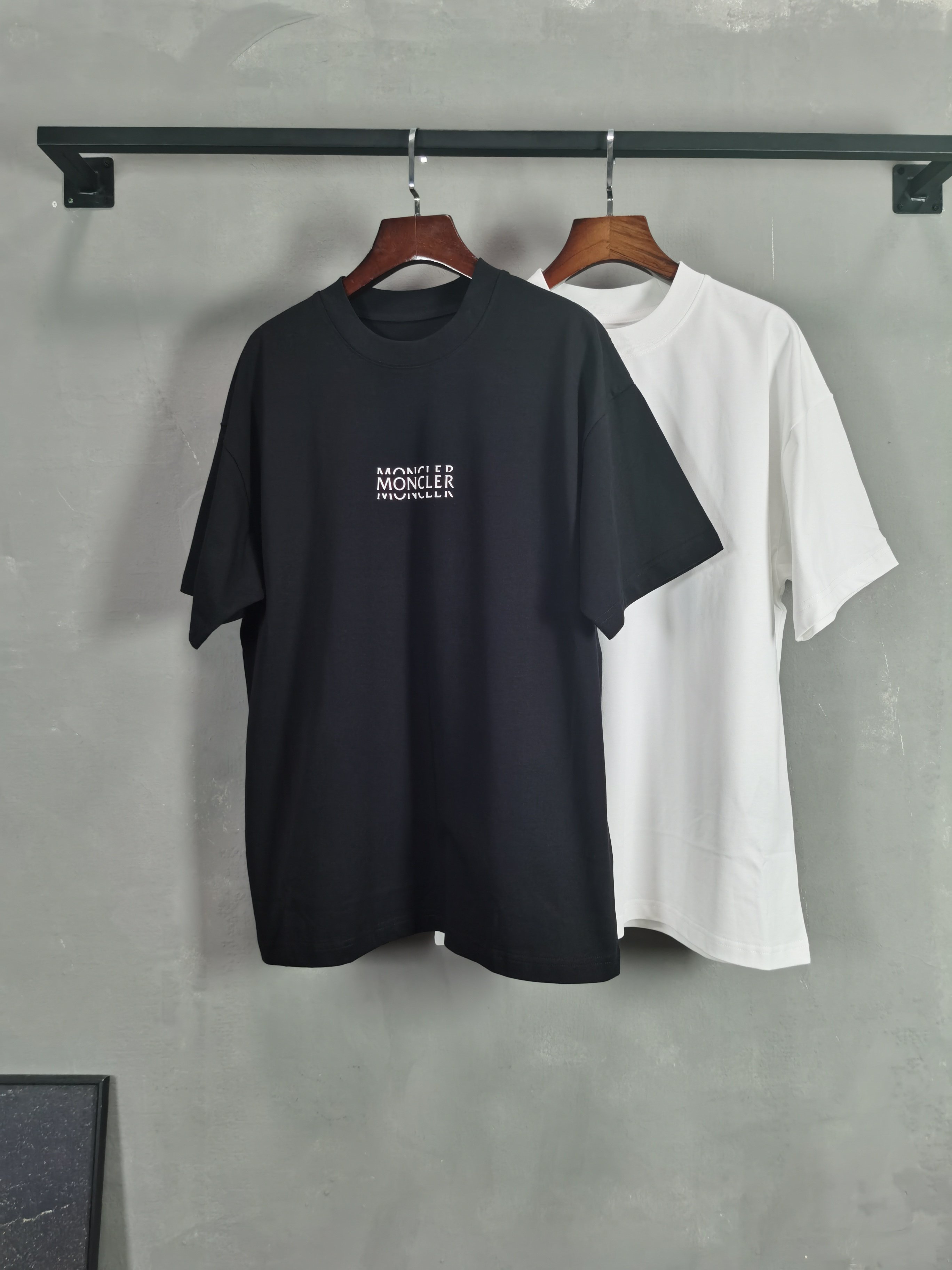 NO:832375,MONCLER muzzled short-sleeved T-shirt high-end version!  Custom-made fabrics at the counter are highly breathable and comfortable, with impeccable details and brand element design concepts, reflecting high quality. It feels delicate and soft!  It presents a casual cut and the upper body shape is awesome!  Color Black White Size M-3XL,,Moncler,T-shirt,tees,t-shirt,19860909MONCLER蒙口短袖 T恤 高端版本！专柜定制面料 透气舒适度高,细节无可挑剔,品牌元素设计理念,体现高品质.手感细腻柔软！呈现休闲裁剪,上身版型超赞！ 颜色黑色 白色   码数 M-3XL,,Moncler,T-shirt,tees，t-shirt,,Men's clothing